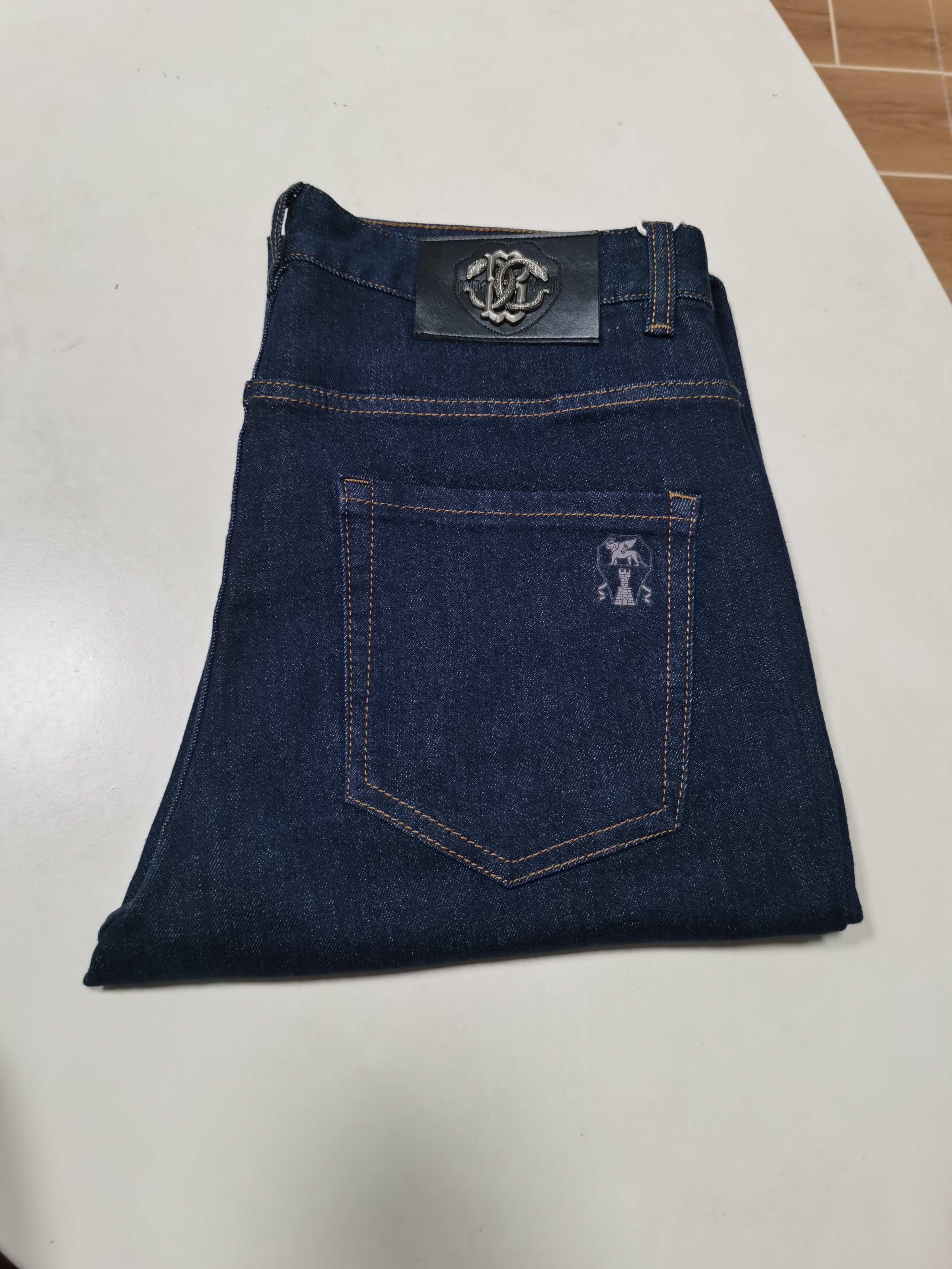 NO:539122,New 25 autumn and winter jeans are available for new!  BC exclusively offers new jeans, high-end version!  Customized fabrics for counters are breathable and comfortable, with impeccable details, and the brand element design concept reflects high quality. The feel is delicate and soft!  It is casually cut, with a great upper body style!  29-40 yards, jeans,alexander wang1986090925秋冬新款牛仔裤上新！ BC独家专供新款 牛仔裤,高端版本！专柜定制面料 透气舒适度高,细节无可挑剔,品牌元素设计理念,体现高品质.手感细腻柔软！呈现休闲裁剪,上身版型超赞！ 码数29-40,,jeans,alexander wang,Men's clothing