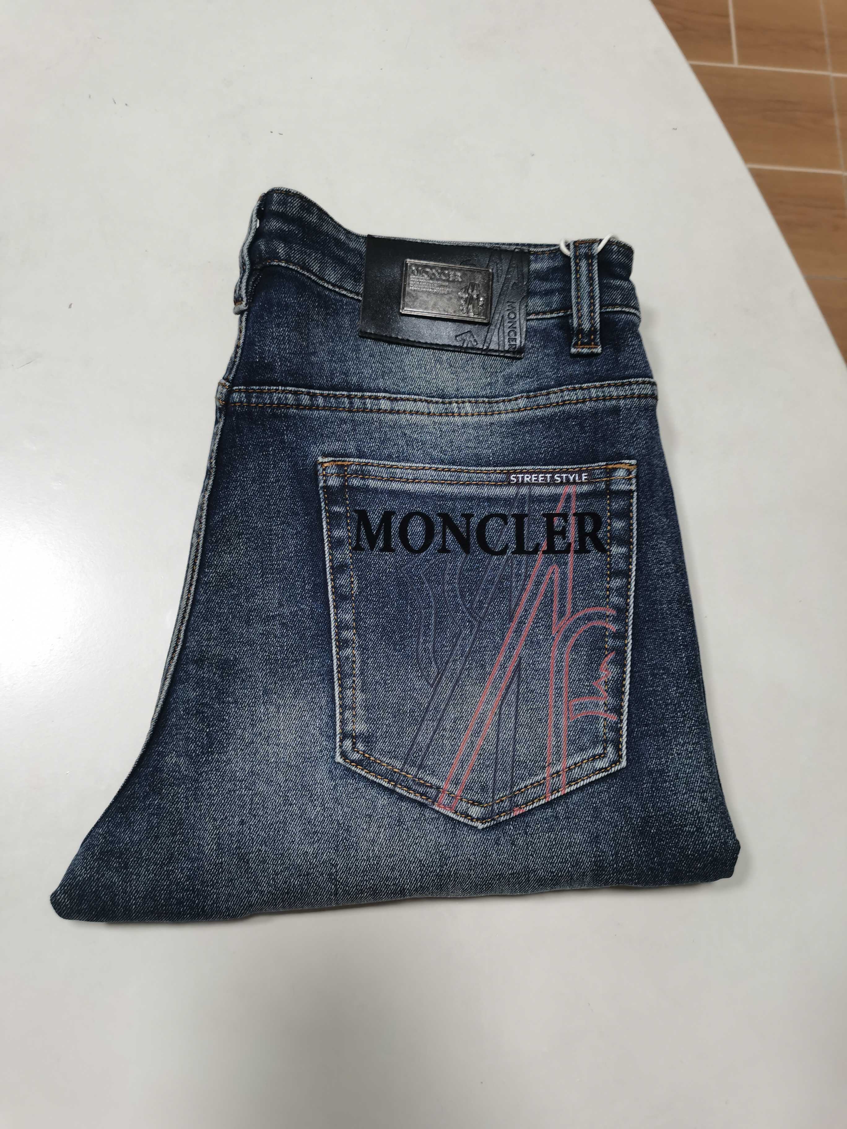 NO:655073,25 new autumn and winter jeans are available!  MONCLER Mouth Mouth exclusive new jeans, high-end version!  Custom-made fabrics at the counter are highly breathable and comfortable, with impeccable details and brand element design concepts, reflecting high quality. It feels delicate and soft!  It presents a casual cut and the upper body shape is awesome!  Size 29-40,,Moncler,jeans,alexander wang1986090925秋冬新款牛仔裤上新！ MONCLER蒙口 独家专供新款 牛仔裤,高端版本！专柜定制面料 透气舒适度高,细节无可挑剔,品牌元素设计理念,体现高品质.手感细腻柔软！呈现休闲裁剪,上身版型超赞！ 码数29-40,,Moncler,jeans,alexander wang,Men's clothing
