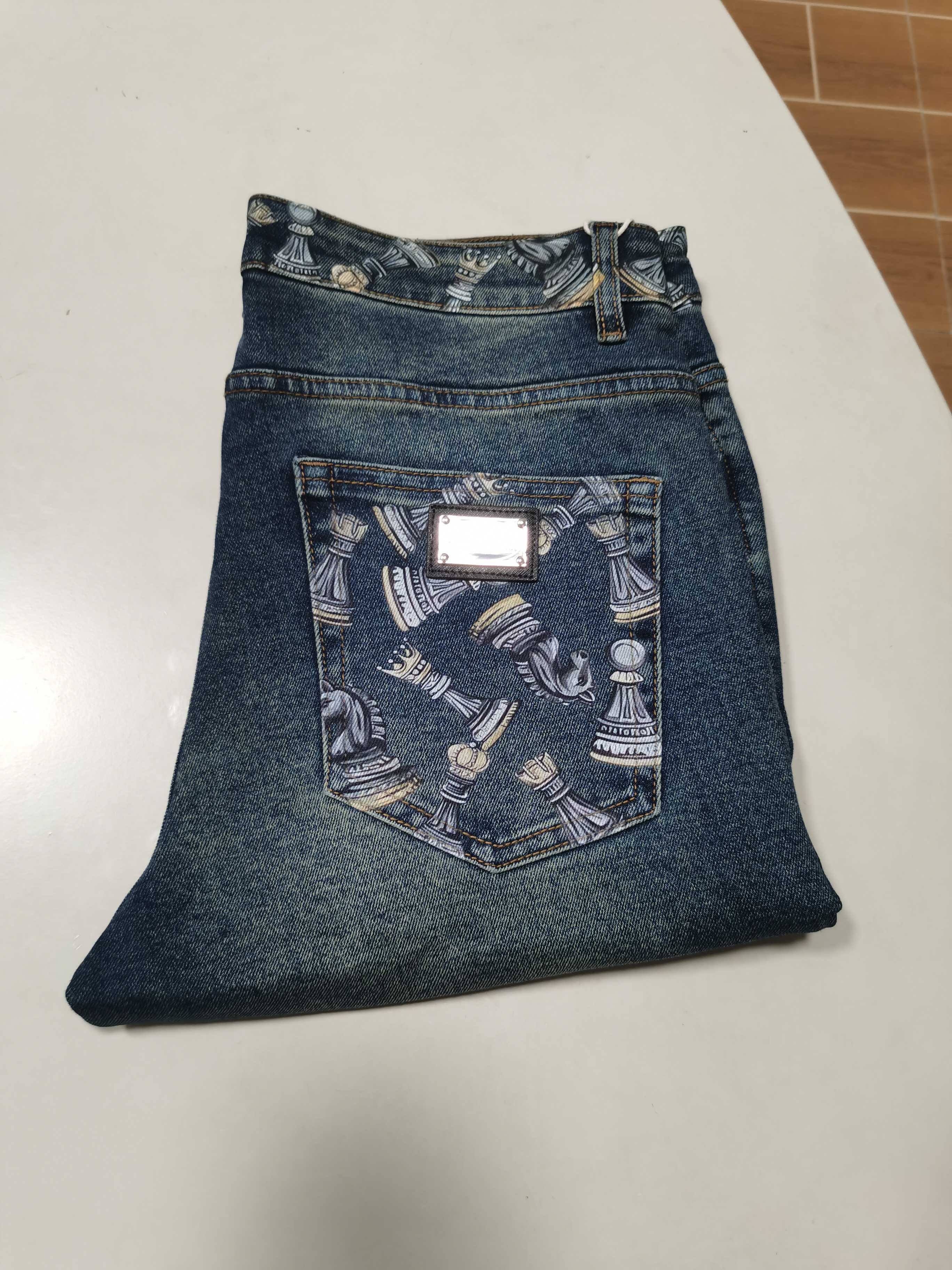 NO:539124,New 25 autumn and winter jeans are available for new!  DOLICE&GABBANA exclusively available for new jeans, high-end version!  Customized fabrics for counters are breathable and comfortable, with impeccable details, and the brand element design concept reflects high quality. The feel is delicate and soft!  It is casually cut, with a great upper body style!  29-40 yards, jeans,alexander wang1986090925秋冬新款牛仔裤上新！ DOLICE&GABBANA 独家专供新款 牛仔裤,高端版本！专柜定制面料 透气舒适度高,细节无可挑剔,品牌元素设计理念,体现高品质.手感细腻柔软！呈现休闲裁剪,上身版型超赞！ 码数29-40,,jeans,alexander wang,Men's clothing