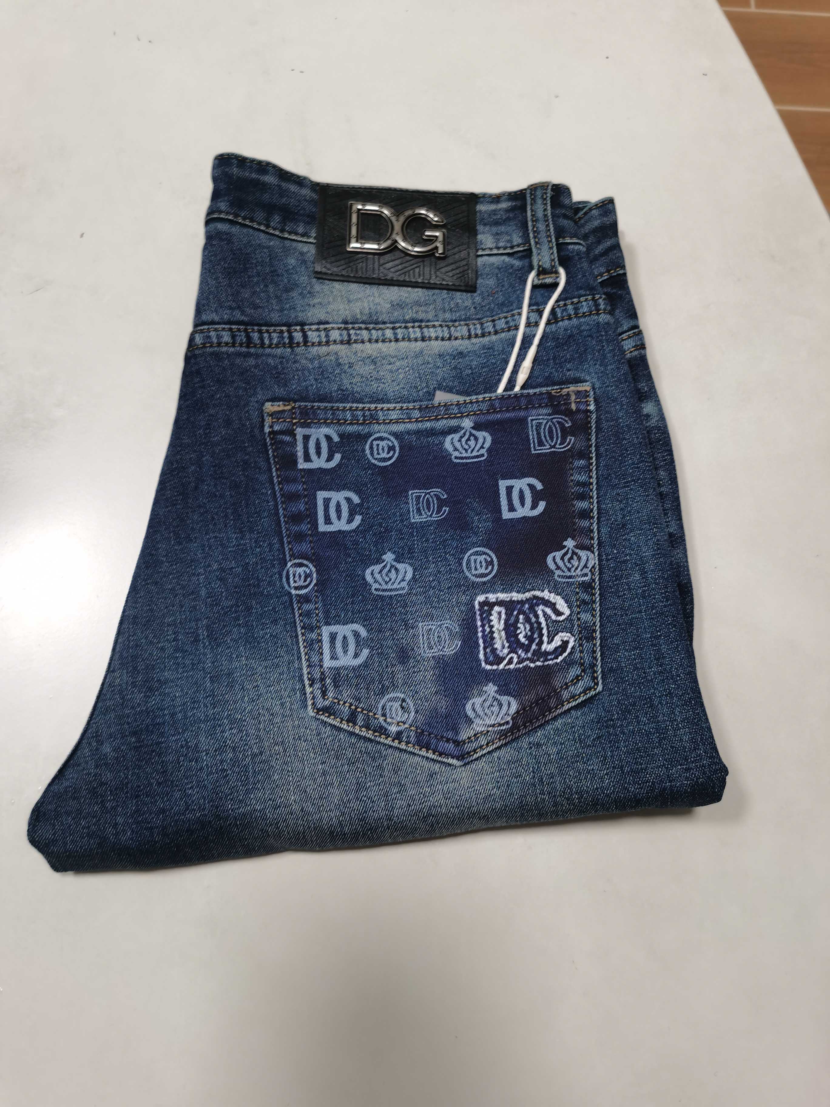 NO:655079,25 new autumn and winter jeans are available!  DOLICE&GABBANA exclusively supplies new jeans, high-end version!  Custom-made fabrics at the counter are highly breathable and comfortable, with impeccable details and brand element design concepts, reflecting high quality. It feels delicate and soft!  It presents a casual cut and the upper body shape is awesome!  Code number 29-40,,jeans,alexander wang1986090925秋冬新款牛仔裤上新！ DOLICE&GABBANA 独家专供新款 牛仔裤,高端版本！专柜定制面料 透气舒适度高,细节无可挑剔,品牌元素设计理念,体现高品质.手感细腻柔软！呈现休闲裁剪,上身版型超赞！ 码数29-40,,jeans,alexander wang,Men's clothing