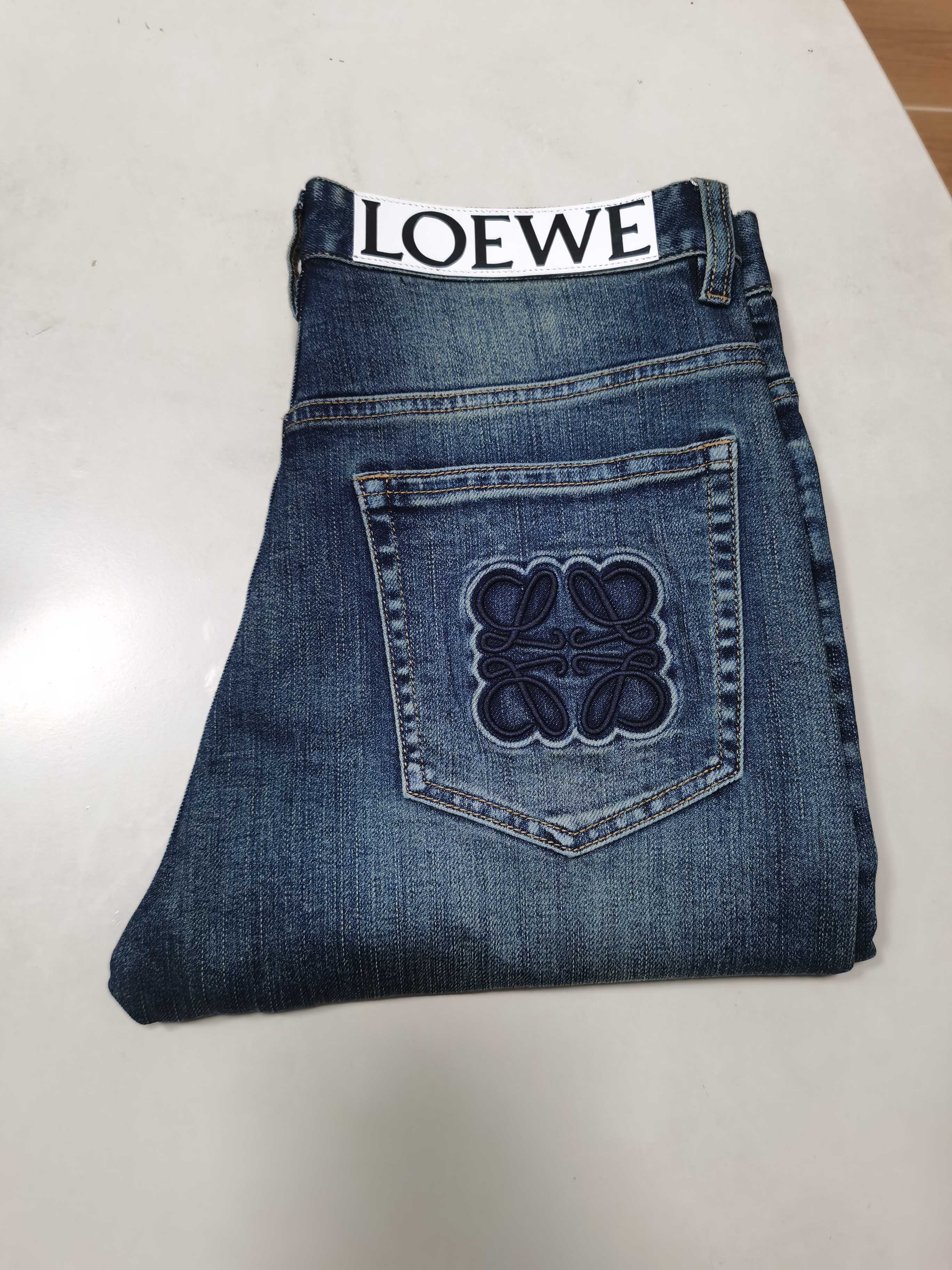 NO:572616,25 new autumn and winter jeans are available!  LOEWE exclusively supplies new jeans, high-end version!  Custom-made fabrics at the counter are highly breathable and comfortable, with impeccable details and brand element design concepts, reflecting high quality. It feels delicate and soft!  It presents a casual cut and the upper body shape is awesome!  Code number 29-40,,loewe,loewe,jeans,alexander wang1986090925秋冬新款牛仔裤上新！ LOEWE罗意威 独家专供新款 牛仔裤,高端版本！专柜定制面料 透气舒适度高,细节无可挑剔,品牌元素设计理念,体现高品质.手感细腻柔软！呈现休闲裁剪,上身版型超赞！ 码数29-40,,loewe,loewe,jeans,alexander wang,Men's clothing