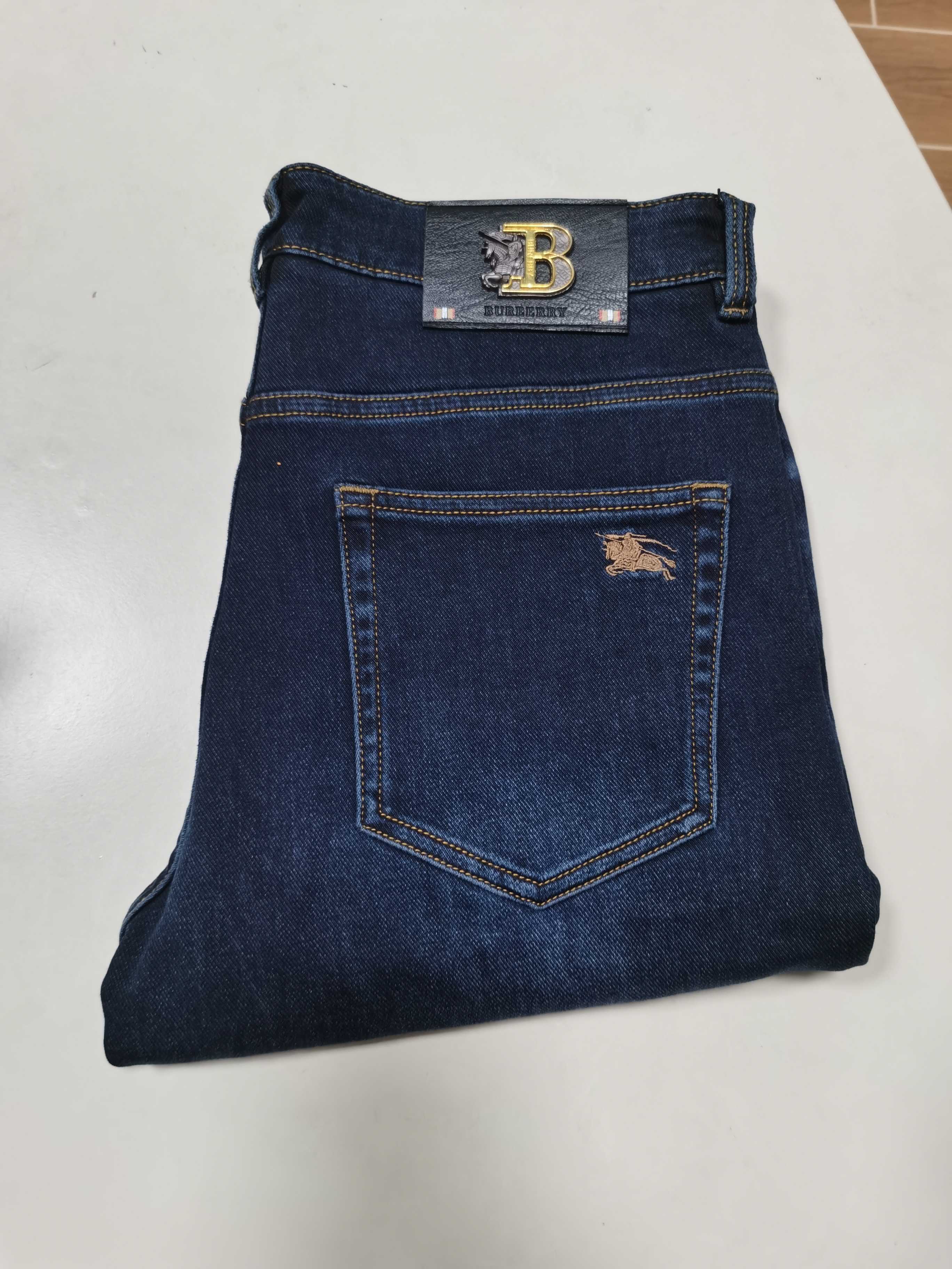 NO:655091,25 new autumn and winter jeans are available!  BURBERRY exclusive new jeans, high-end version!  Custom-made fabrics at the counter are highly breathable and comfortable, with impeccable details and brand element design concepts, reflecting high quality. It feels delicate and soft!  It presents a casual cut and the upper body shape is awesome!  Code number 29-40,,burberry,burberry,jeans,alexander wang1986090925秋冬新款牛仔裤上新！ BURBERRY 巴宝莉 独家专供新款 牛仔裤,高端版本！专柜定制面料 透气舒适度高,细节无可挑剔,品牌元素设计理念,体现高品质.手感细腻柔软！呈现休闲裁剪,上身版型超赞！ 码数29-40,,burberry,burberry,jeans,alexander wang,Men's clothing