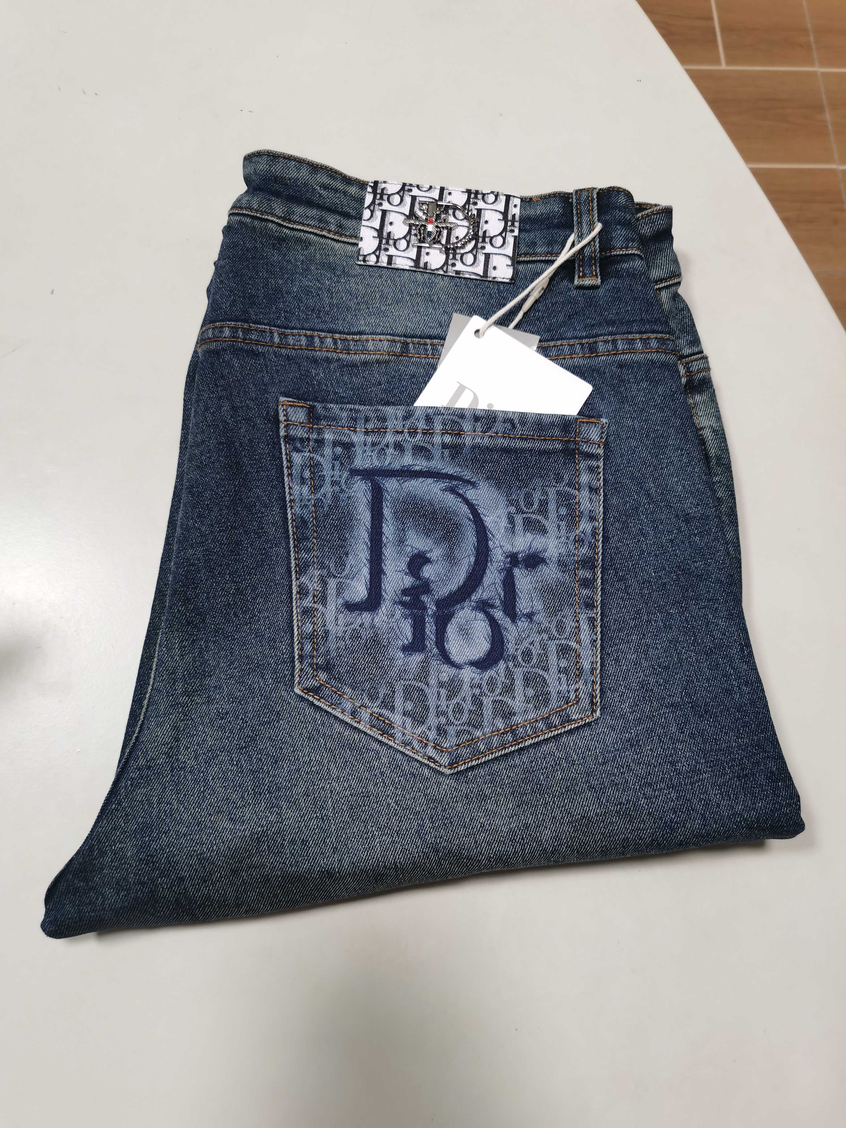 NO:539120,New 25 autumn and winter jeans are available for new!  DIOR exclusively offers new jeans, high-end version!  Customized fabrics for counters are breathable and comfortable, with impeccable details, and the brand element design concept reflects high quality. The feel is delicate and soft!  It is casually cut, with a great upper body style!  29-40, Dior, Dior, Jeans, Alexander wang1986090925秋冬新款牛仔裤上新！ DIOR迪奥独家专供新款 牛仔裤,高端版本！专柜定制面料 透气舒适度高,细节无可挑剔,品牌元素设计理念,体现高品质.手感细腻柔软！呈现休闲裁剪,上身版型超赞！ 码数29-40,,dior,dior,jeans,alexander wang,Men's clothing