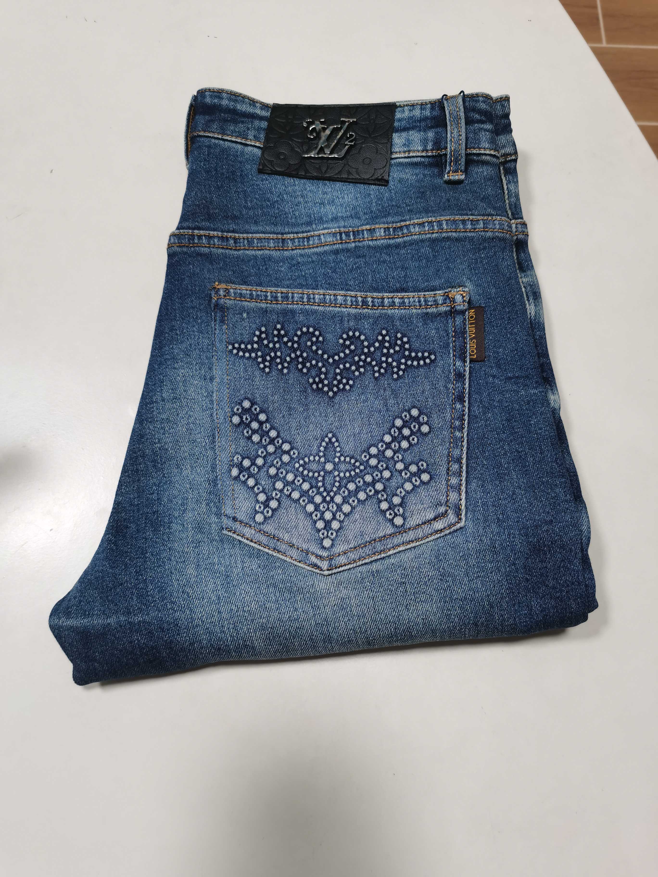 NO:645457,25 new autumn and winter jeans are available!  LV Louis Vuitton exclusively offers new jeans, high-end version!  Custom-made fabrics at the counter are highly breathable and comfortable, with impeccable details and brand element design concepts, reflecting high quality. It feels delicate and soft!  It presents a casual cut and the upper body shape is awesome!  Code number 29-40,,louis vuitton,louis vuitton,jeans,alexander wang1986090925秋冬新款牛仔裤上新！ LV 路易威登 独家专供新款 牛仔裤,高端版本！专柜定制面料 透气舒适度高,细节无可挑剔,品牌元素设计理念,体现高品质.手感细腻柔软！呈现休闲裁剪,上身版型超赞！ 码数29-40,,louis vuitton,louis vuitton,jeans,alexander wang,Men's clothing