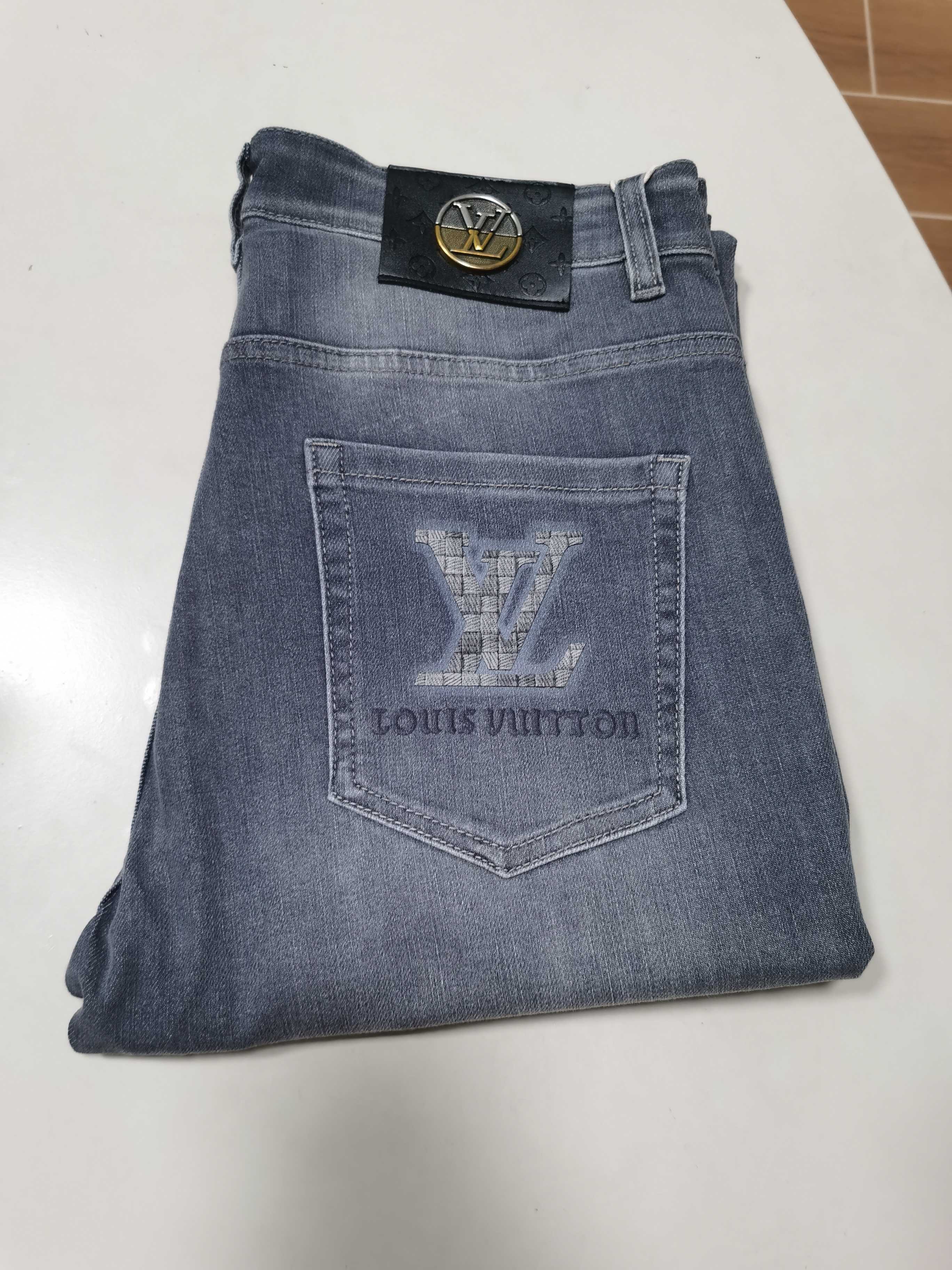 NO:572637,25 new autumn and winter jeans are available!  LV Louis Vuitton exclusively offers new jeans, high-end version!  Custom-made fabrics at the counter are highly breathable and comfortable, with impeccable details and brand element design concepts, reflecting high quality. It feels delicate and soft!  It presents a casual cut and the upper body shape is awesome!  Code number 29-40,,louis vuitton,louis vuitton,jeans,alexander wang1986090925秋冬新款牛仔裤上新！ LV 路易威登 独家专供新款 牛仔裤,高端版本！专柜定制面料 透气舒适度高,细节无可挑剔,品牌元素设计理念,体现高品质.手感细腻柔软！呈现休闲裁剪,上身版型超赞！ 码数29-40,,louis vuitton,louis vuitton,jeans,alexander wang,Men's clothing