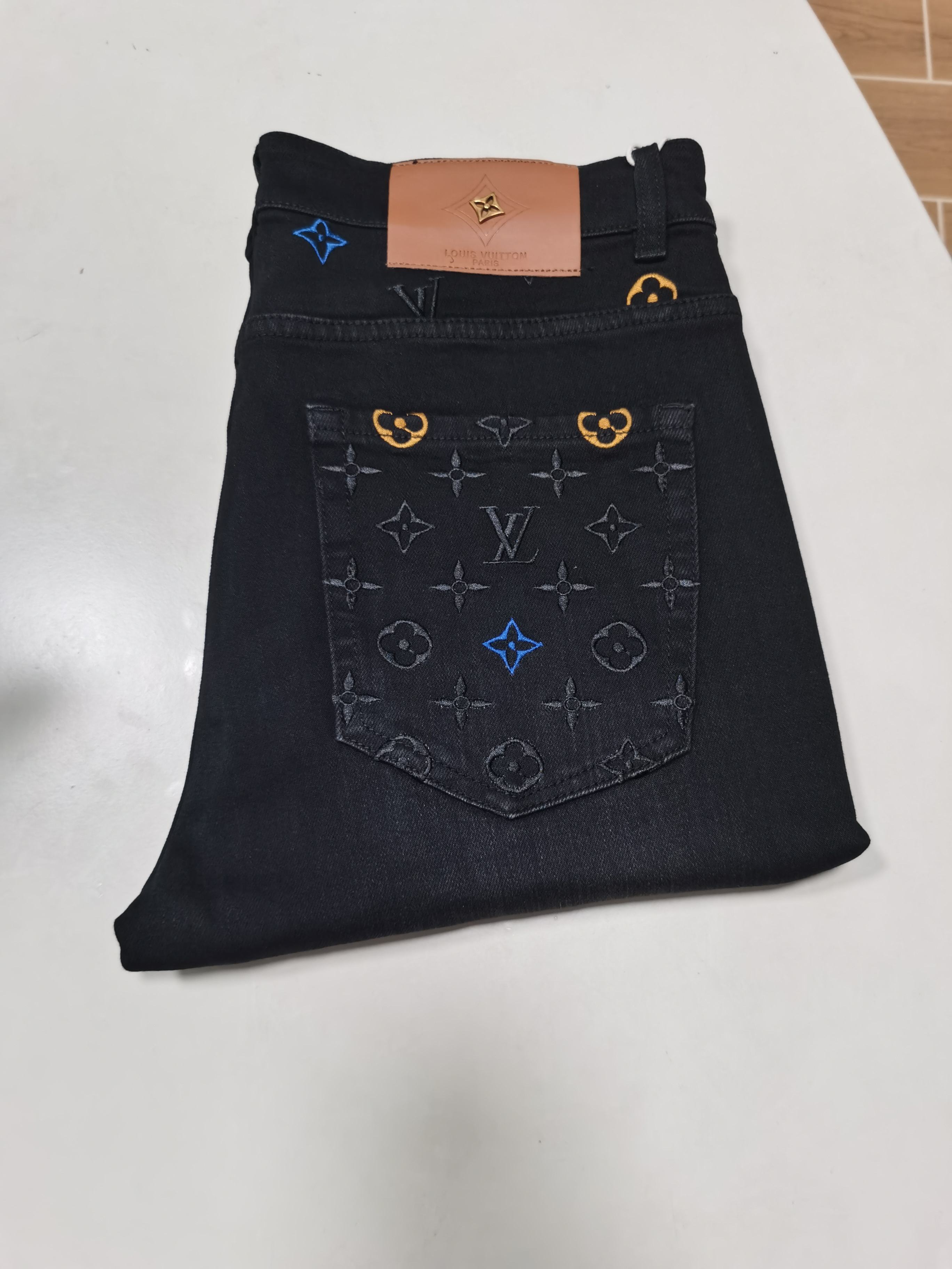 NO:645476,25 new autumn and winter jeans are available!   LV Louis Vuitton exclusively offers new jeans, high-end version!  Custom-made fabrics at the counter are highly breathable and comfortable, with impeccable details and brand element design concepts, reflecting high quality. It feels delicate and soft!  It presents a casual cut and the upper body shape is awesome!  Code number 29-40,,louis vuitton,louis vuitton,jeans,alexander wang1986090925秋冬新款牛仔裤上新！  LV 路易威登 独家专供新款 牛仔裤,高端版本！专柜定制面料 透气舒适度高,细节无可挑剔,品牌元素设计理念,体现高品质.手感细腻柔软！呈现休闲裁剪,上身版型超赞！ 码数29-40,,louis vuitton,louis vuitton,jeans,alexander wang,Men's clothing