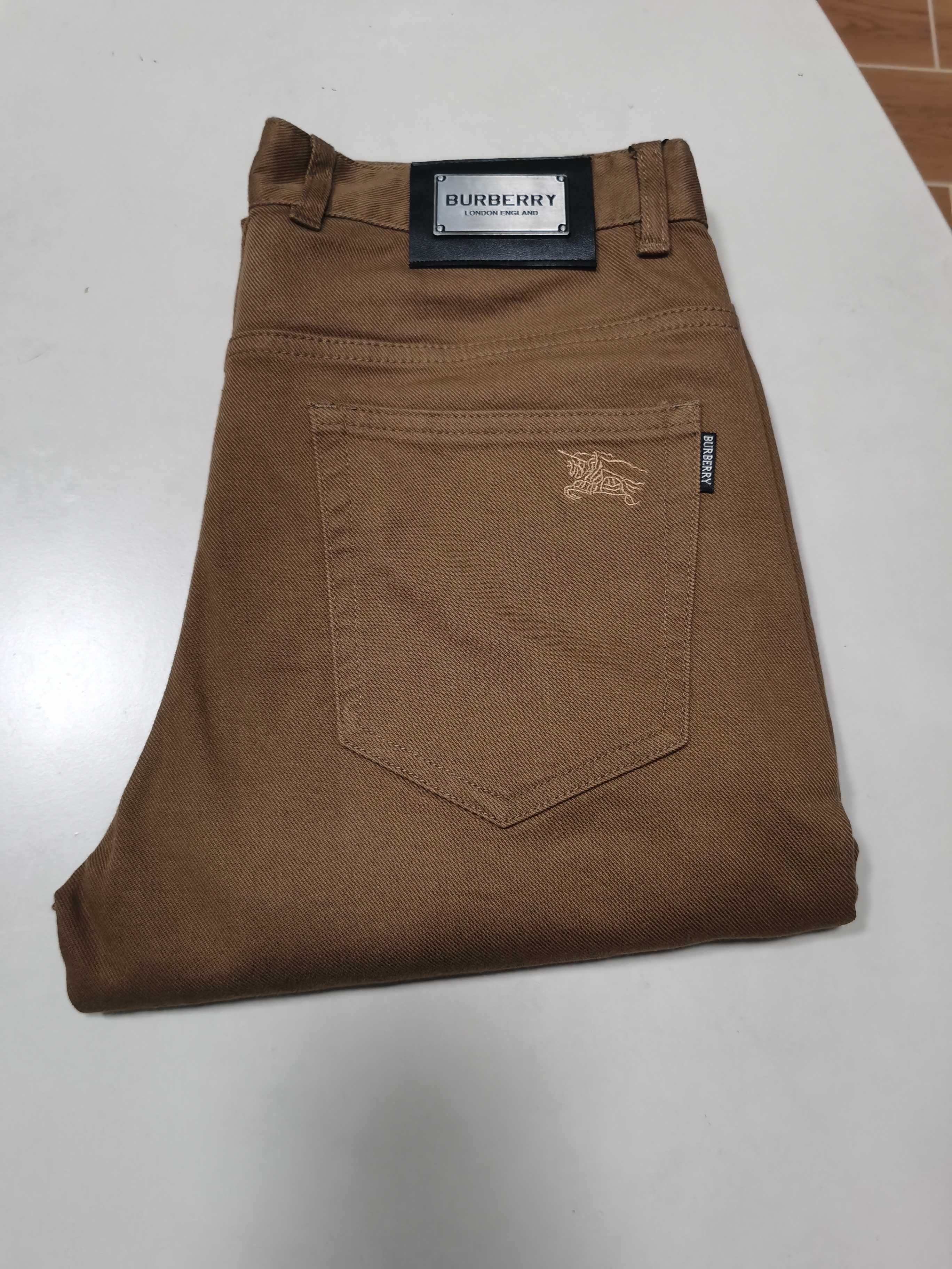 NO:539133,Business casual pants BURBERRY Autumn and Winter 2025 New series of men's casual pants!  The brand style is clear at a glance!  Minimalist design, without extravagant elements to win the lead, the details are finely made, the hardware accessories are customized, the thickness is just right, easy to control various weather, classic colors are very energetic, and various styles of dressing, casual business, daily life, and fashion trends can be controlled!  Overall, both in terms of grade and fashion are extremely outstanding, bringing extraordinary clothing taste!  Color black dark blue brown gray color number 29-40, burberry, burberry, alexander wang19860909商务休闲裤 BURBERRY巴宝莉2025秋冬 新系列男士休闲裤！ 品牌格调一览无余！极简主义设计,没有多余浮夸的元素来宣兵夺主,细节做工精细,五金配件原版定制,厚薄程度也是恰到好处,轻松驾驭各种天气,经典颜色上身很显精气神,多种风格穿搭,休闲商务、日常生活、时尚潮流均可驾驭！整体不论是档次还是时尚感都是极为出色的,带来非凡的衣着品味！ 颜色黑色 深蓝色 咖色 灰色 码数29-40,,burberry,burberry,alexander wang,Men's clothing