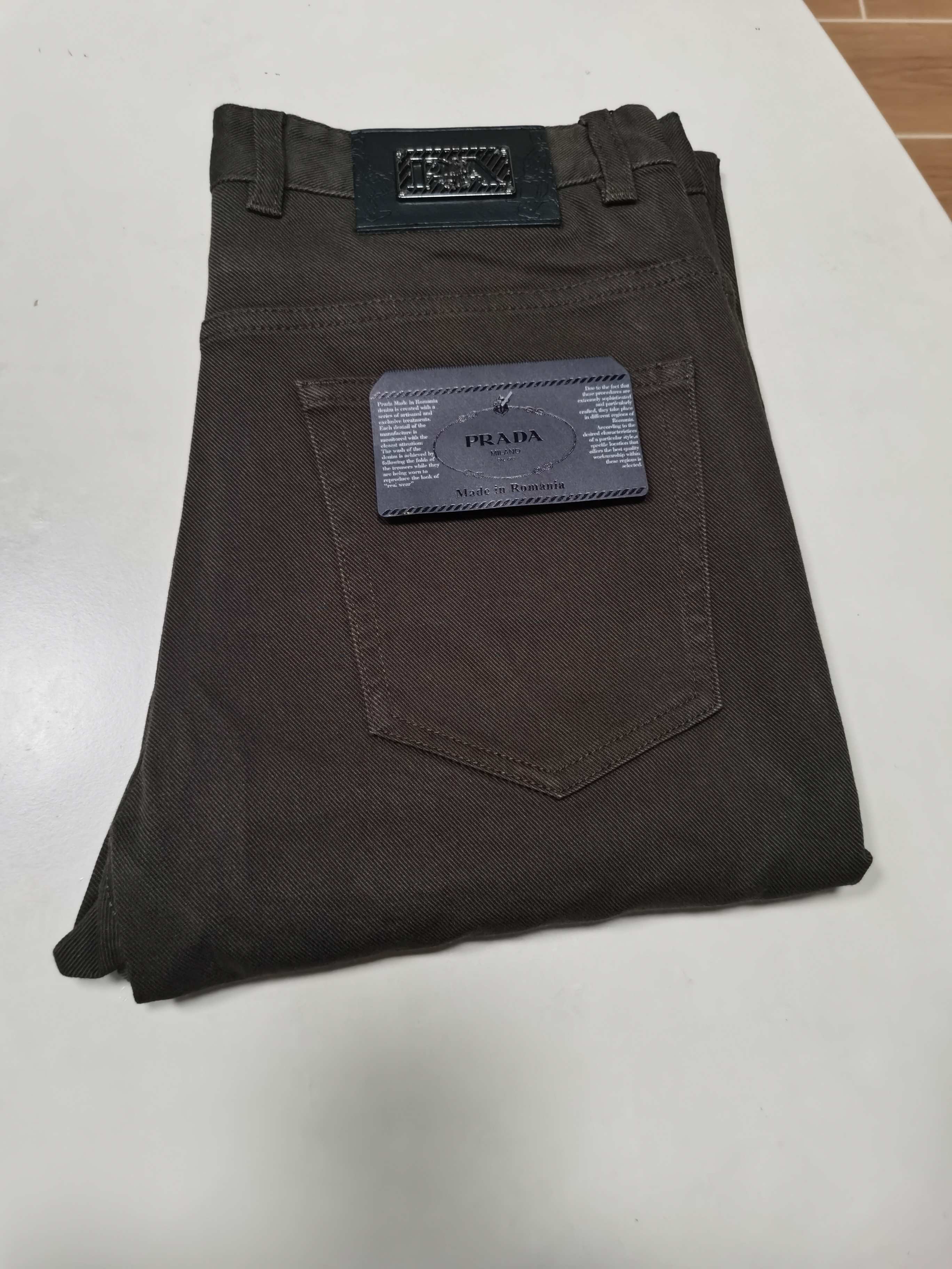 NO:828380,Business casual pants PRADA2025 autumn and winter new series of men's casual pants!  The brand style is clear at a glance!  Minimalist design, no extra exaggerated elements to declare victory, fine details, original custom-made hardware accessories, just the right thickness, easy to control in all weathers, classic color upper body, very energetic, multiple styles of wear, casual business, daily life, fashion trends can be controlled!  The overall style and fashion sense are extremely outstanding, bringing extraordinary clothing taste!  Color black dark blue brown dark brown code number 29-40, prada,19860909商务休闲裤 PRADA2025秋冬 新系列男士休闲裤！ 品牌格调一览无余！极简主义设计,没有多余浮夸的元素来宣兵夺主,细节做工精细,五金配件原版定制,厚薄程度也是恰到好处,轻松驾驭各种天气,经典颜色上身很显精气神,多种风格穿搭,休闲商务、日常生活、时尚潮流均可驾驭！整体不论是档次还是时尚感都是极为出色的,带来非凡的衣着品味！ 颜色黑色 深蓝色 咖色 深咖 码数29-40,,prada,,Men's clothing