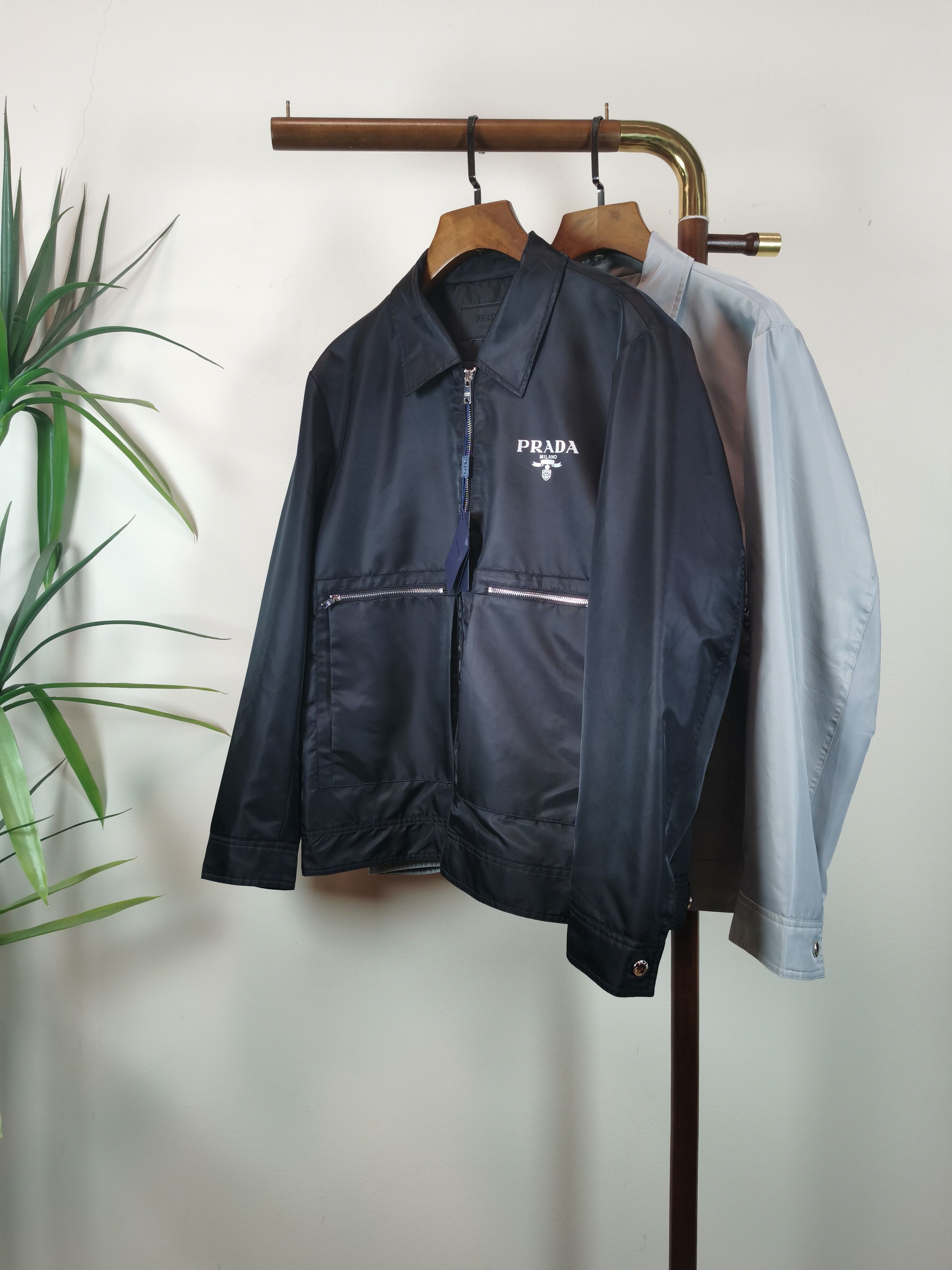 NO:538228,PRADA Top quality The same model on the official website, complete with three standards!  2025 autumn and winter new men's jacket, with metal triangle logo on the front, fashionable and casual high-end version!  Customized fabrics in counters are impeccable in details, and the brand elements design concept reflects high quality. The feel is delicate and soft!  It is casually cut, with a great upper body style!  Color black gray Number M-3XL, prada, prada, jackets & coats, alexander wang19860909PRADA 普拉达 顶级品质 官网同款,三标齐全！2025秋冬新款男士外套,前有金属三角标logo 时尚休闲高端版本！专柜定制面料 细节无可挑剔,品牌元素设计理念,体现高品质.手感细腻柔软！呈现休闲裁剪,上身版型超赞！ 颜色黑色 灰色 码数M-3XL,,prada,prada,jackets & coats,alexander wang,Men's clothing