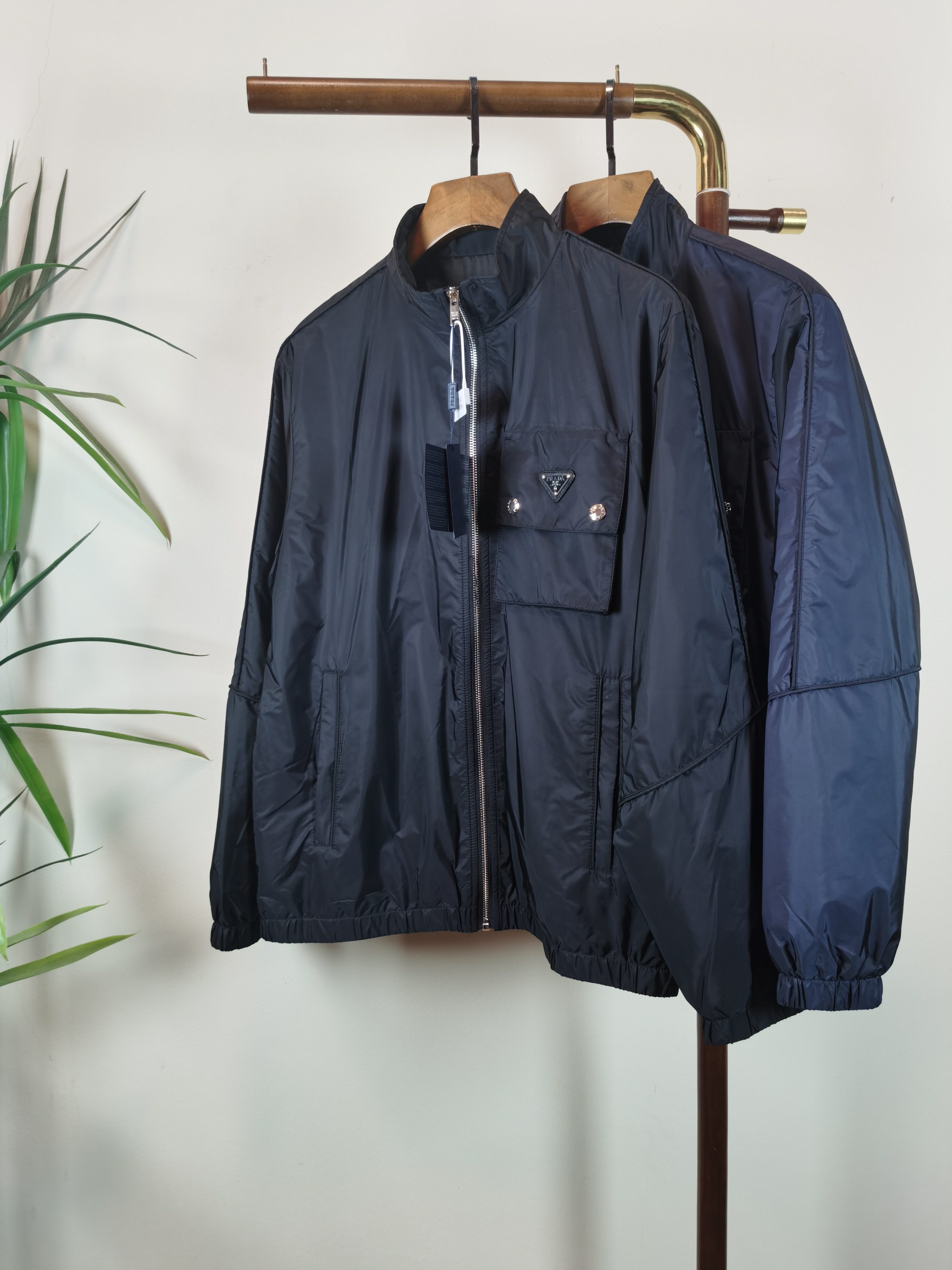 NO:541152,PRADA Top quality The same model on the official website, complete with three standards!  2025 autumn and winter new men's jacket, with metal triangle logo on the front, fashionable and casual high-end version!  Customized fabrics in counters are impeccable in details, and the brand elements design concept reflects high quality. The feel is delicate and soft!  It is casually cut, with a great upper body style!  Color black blue code number M-3XL, prada, prada, jackets & coats, alexander wang19860909PRADA 普拉达 顶级品质 官网同款,三标齐全！2025秋冬新款男士外套,前有金属三角标logo 时尚休闲高端版本！专柜定制面料 细节无可挑剔,品牌元素设计理念,体现高品质.手感细腻柔软！呈现休闲裁剪,上身版型超赞！ 颜色黑色 蓝色 码数M-3XL,,prada,prada,jackets & coats,alexander wang,Men's clothing