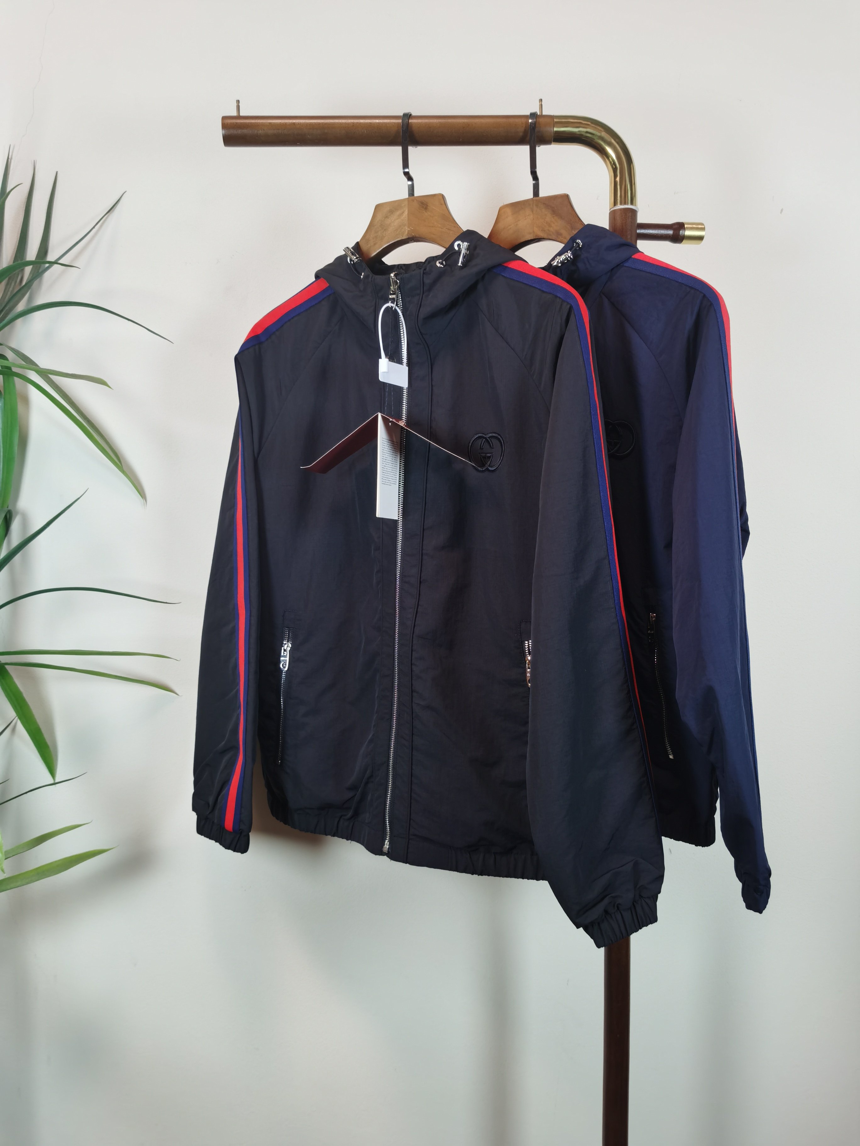 NO:541156,(Double-sided jacket) GUCCI Gucci 2025 autumn and winter new men's double-sided logo jacket, fashionable and casual high-end version!  Customized fabrics for counters are breathable and comfortable, with impeccable details, and the brand element design concept reflects high quality. The feel is delicate and soft!  It is casually cut, with a great upper body style!  Color green black Code number M-3XL, gucci,gucci,jackets & coats,jackets & coats,alexander wang19860909（双面穿外套） GUCCI 古驰 2025秋冬新款男士双面穿logo夹克外套,时尚休闲高端版本！专柜定制面料 透气舒适度高,细节无可挑剔,品牌元素设计理念,体现高品质.手感细腻柔软！呈现休闲裁剪,上身版型超赞！ 颜色绿色 黑色 码数M-3XL,,gucci,gucci,jackets & coats,jackets & coats,alexander wang,Men's clothing