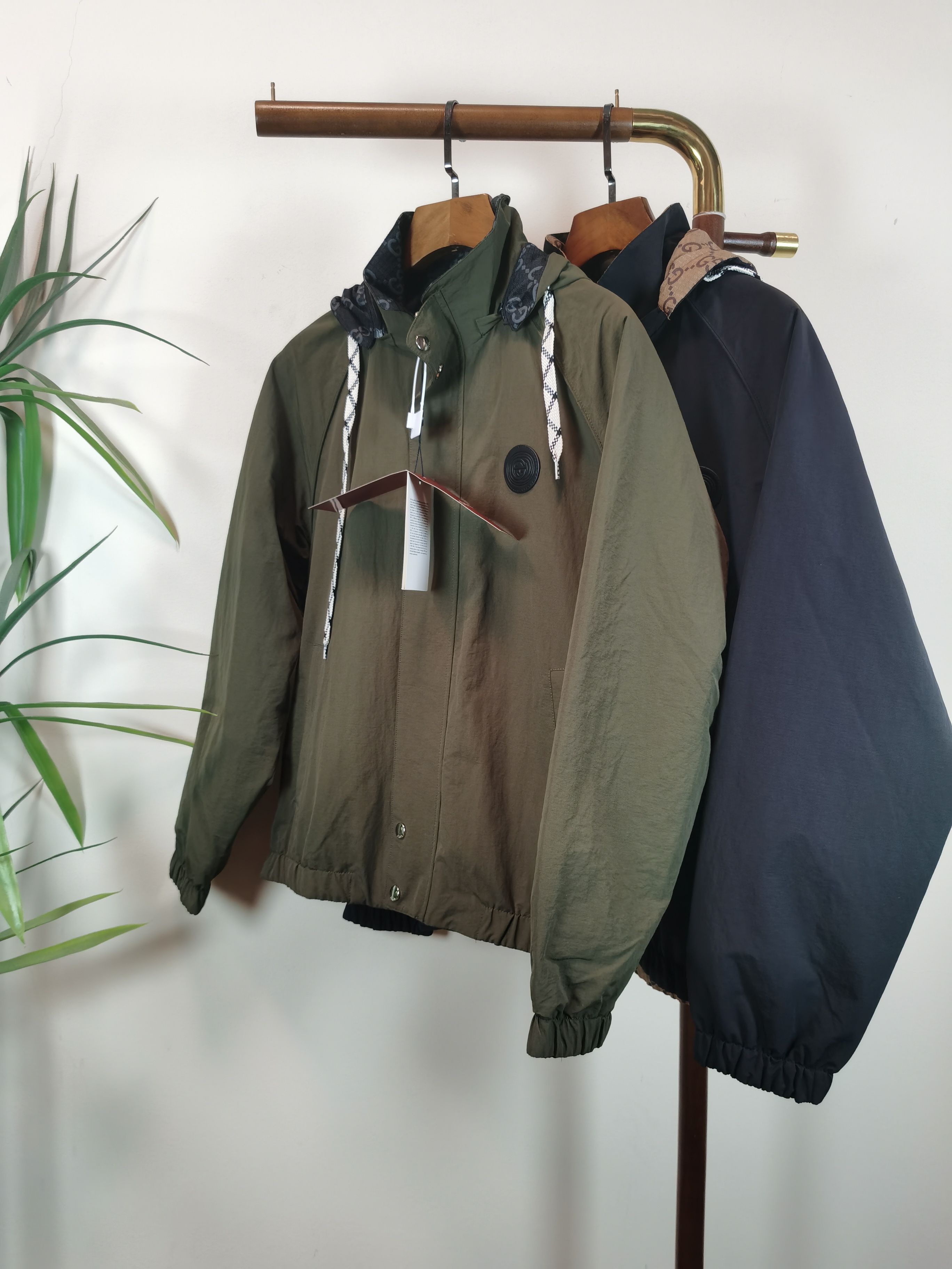 NO:539156,(Double-sided jacket) GUCCI Gucci 2025 autumn and winter new men's double-sided logo jacket, fashionable and casual high-end version!  Customized fabrics for counters are breathable and comfortable, with impeccable details, and the brand element design concept reflects high quality. The feel is delicate and soft!  It is casually cut, with a great upper body style!  Color green black Code number M-3XL, gucci,gucci,jackets & coats,jackets & coats,alexander wang19860909（双面穿外套） GUCCI 古驰 2025秋冬新款男士双面穿logo夹克外套,时尚休闲高端版本！专柜定制面料 透气舒适度高,细节无可挑剔,品牌元素设计理念,体现高品质.手感细腻柔软！呈现休闲裁剪,上身版型超赞！ 颜色绿色 黑色 码数M-3XL,,gucci,gucci,jackets & coats,jackets & coats,alexander wang,Men's clothing