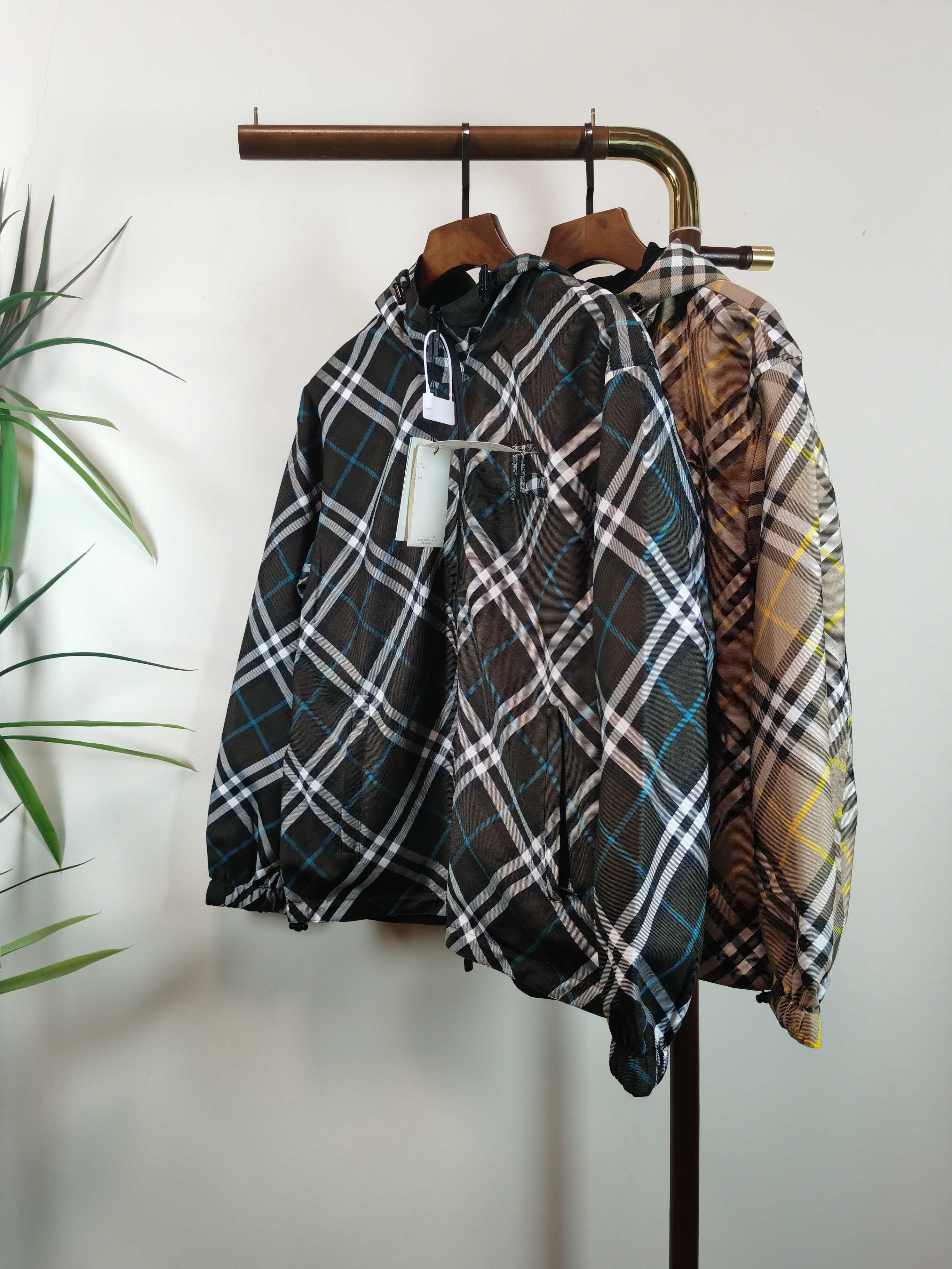 NO:538227,(Double-sided jacket) BURBERRY Top quality Burberry, the same style on the official website, complete with three standards!  2025 autumn and winter new men's jacket, fashionable and casual high-end version!  Customized fabrics in counters are impeccable in details, and the brand elements design concept reflects high quality. The feel is delicate and soft!  It is casually cut, with a great upper body style!  Color Dark green beige Number M-3XL, burberry, burberry, jackets & coats, jackets & coats, alexander wang19860909（双面穿外套） BURBERRY 巴宝莉顶级品质 官网同款,三标齐全！2025秋冬新款男士夹克外套,时尚休闲高端版本！专柜定制面料 细节无可挑剔,品牌元素设计理念,体现高品质.手感细腻柔软！呈现休闲裁剪,上身版型超赞！ 颜色 墨绿色米黄色 码数M-3XL,,burberry,burberry,jackets & coats,jackets & coats,alexander wang,Men's clothing