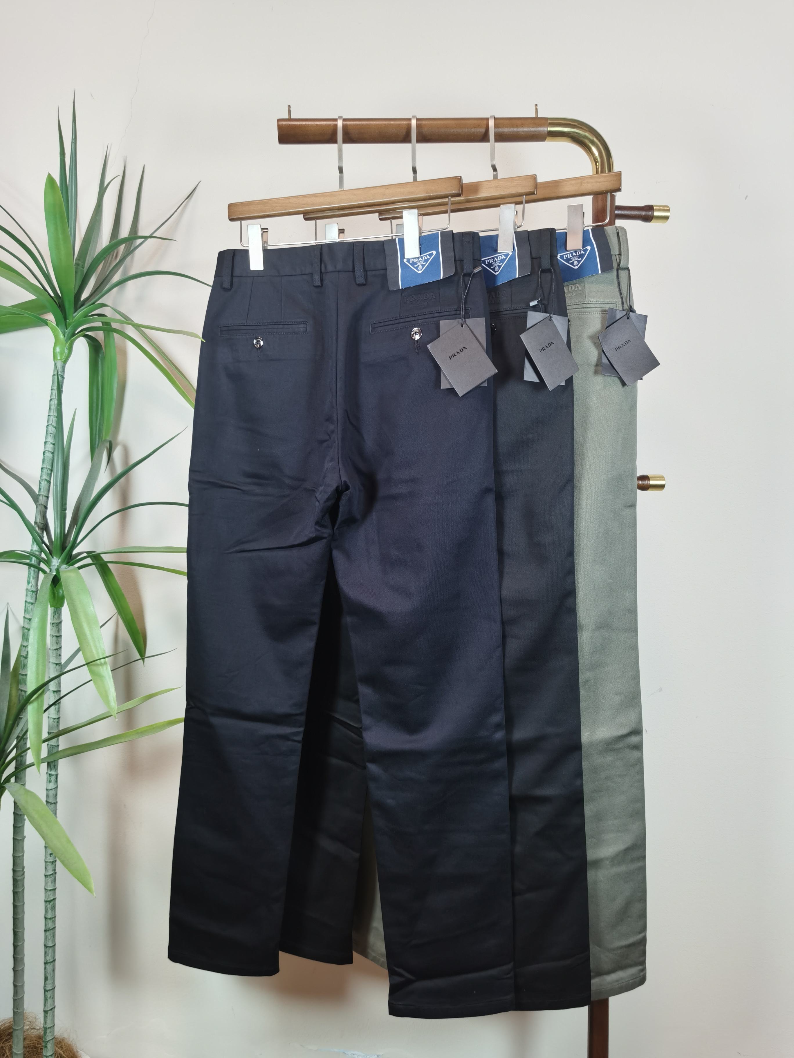 NO:549453,Business casual pants PRADA 2025 new series of men's casual pants!  The brand style is unobstructed!  Minimalist design, without extravagant elements to win the lead, the details are finely made, the hardware accessories are customized, the thickness is just right, easy to control various weather, classic colors are very energetic, and various styles of dressing, casual business, daily life, and fashion trends can be controlled!  Overall, both in terms of grade and fashion are extremely outstanding, bringing extraordinary clothing taste!  Color black dark blue green code number 29-40,,prada,prada,alexander wang19860909商务休闲裤 PRADA 普拉达2025 新系列男士休闲裤！ 品牌格调一览无余！极简主义设计,没有多余浮夸的元素来宣兵夺主,细节做工精细,五金配件原版定制,厚薄程度也是恰到好处,轻松驾驭各种天气,经典颜色上身很显精气神,多种风格穿搭,休闲商务、日常生活、时尚潮流均可驾驭！整体不论是档次还是时尚感都是极为出色的,带来非凡的衣着品味！ 颜色黑色 深蓝色 绿色 码数29-40,,prada,prada,alexander wang,Men's clothing