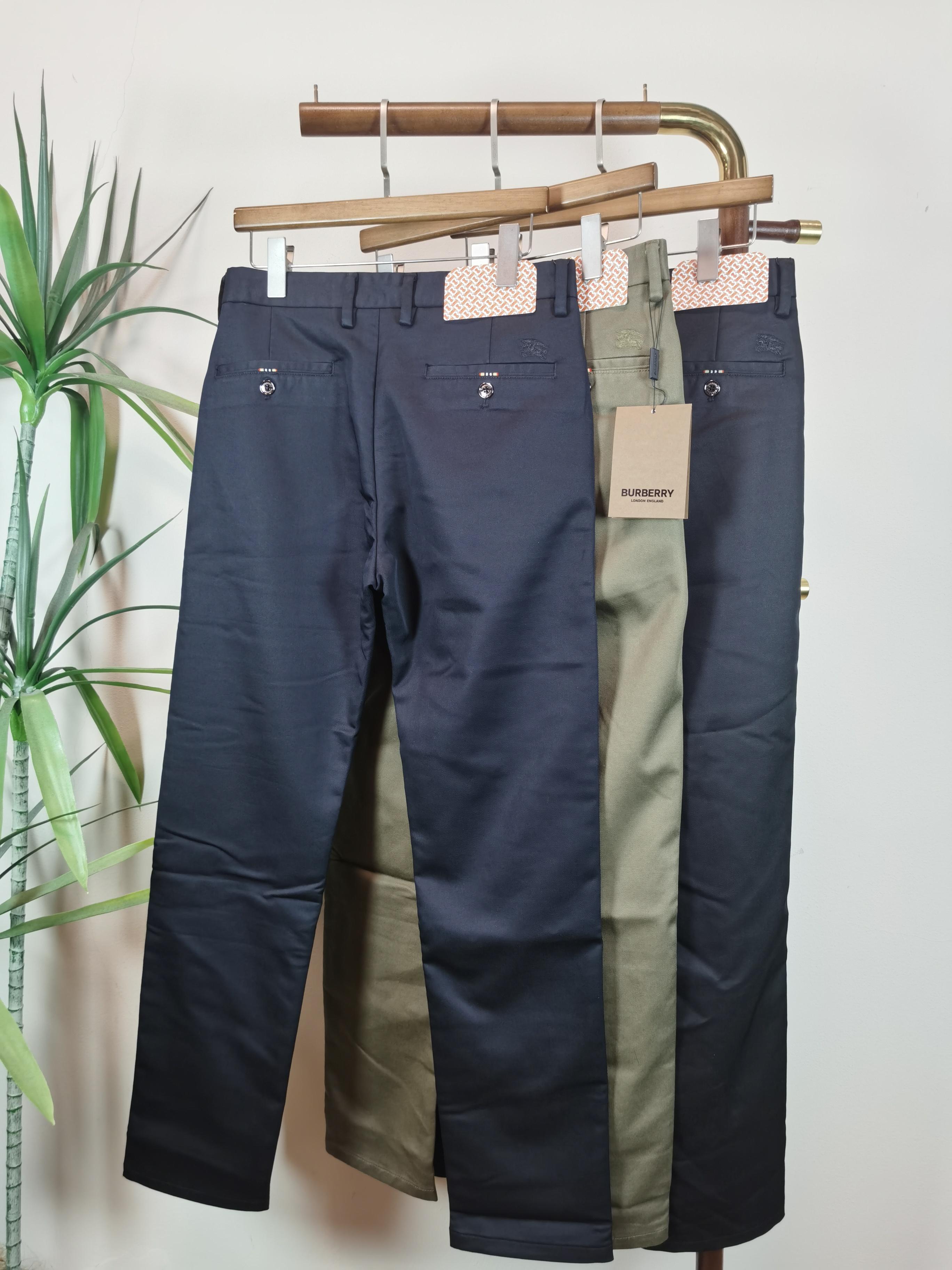 NO:549448,Business casual pants BBR Burberry 2025 new series of men's casual pants!  The brand style is clear at a glance!  Minimalist design, without extravagant elements to win the lead, the details are finely made, the hardware accessories are customized, the thickness is just right, easy to control various weather, classic colors are very energetic, and various styles of dressing, casual business, daily life, and fashion trends can be controlled!  Overall, both in terms of grade and fashion are extremely outstanding, bringing extraordinary clothing taste!  Color black dark blue brown color code number 29-40, burberry, alexander wang19860909商务休闲裤 BBR 巴宝莉 2025 新系列男士休闲裤！ 品牌格调一览无余！极简主义设计,没有多余浮夸的元素来宣兵夺主,细节做工精细,五金配件原版定制,厚薄程度也是恰到好处,轻松驾驭各种天气,经典颜色上身很显精气神,多种风格穿搭,休闲商务、日常生活、时尚潮流均可驾驭！整体不论是档次还是时尚感都是极为出色的,带来非凡的衣着品味！ 颜色黑色 深蓝色 咖色 码数29-40,,burberry,alexander wang,Men's clothing