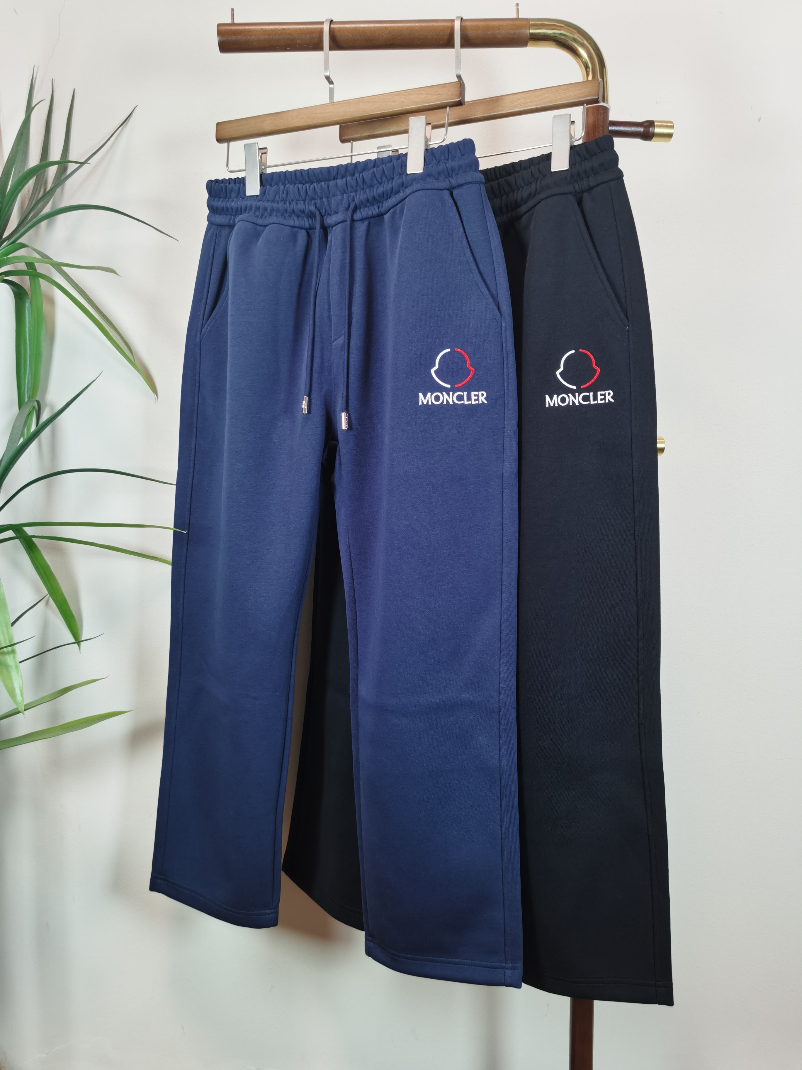 NO:571744,MONCLER Men's Men's Casual Pants with Mouth Cover, casual pants made of pure cotton fabric, the latest upper body style is invincible!  You can definitely close your eyes and close your eyes. This type of pants is very versatile and has an elastic waist. It can be worn for daily work and outdoor sports. It is the perfect combination of fashion, leisure and outdoor sports, so it is your best choice whether you wear it daily or outdoors. Extreme comfort and quick sweat wicking are popular focuses, improving wearing comfort. It is suitable for aerobic exercise and cross-country running conditions. This type of running casual pants has an extremely wide range of applications, allowing you to naturally maintain your love for sports in the summer, and can also be worn in leisure life. Color blue  Black Size M-3XL,,Moncler,alexander wang19860909MONCLER 蒙口男士休闲裤 纯棉面料休闲裤,最新款上身版型无敌正！ 绝对可以闭眼收的一款 此款裤子非常百搭,弹力腰围,日常上班 户外运动都可以穿着,是时尚休闲与户外运动的完美结合,所以无论您平时穿或者户外穿都是您的最佳选择. 极致舒适和快速排汗是备受青睐的重点,提升穿着舒适度,适合有氧运动和越野跑条件下穿着,此款是一件适用范围极其广泛的跑步休闲裤,让你在夏天自然可以保持对运动热爱,也可以在休闲生活中穿着 颜色蓝色 黑色 尺码M-3XL,,Moncler,alexander wang,Men's clothing