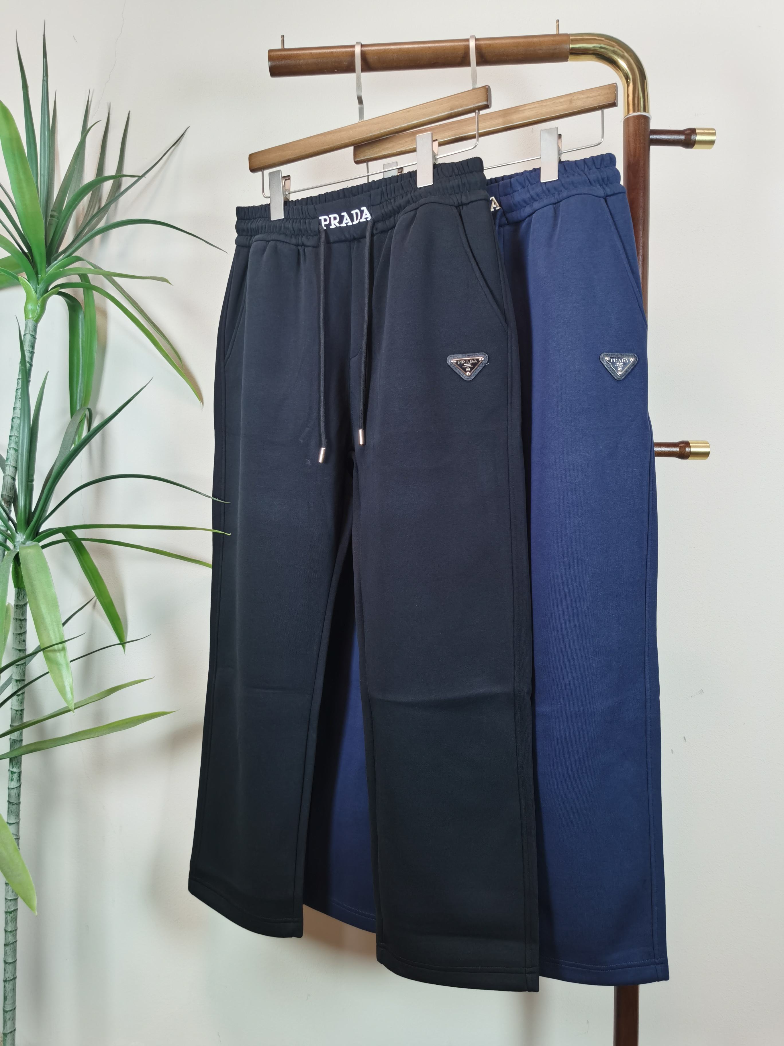 NO:571741,PRADA Men's Casual Pants Pure cotton casual pants, the latest upper body style is invincible!  You can definitely close your eyes and close your eyes. This type of pants is very versatile and has an elastic waist. It can be worn in daily work and outdoor sports. It is the perfect combination of fashion, leisure and outdoor sports, so it is your best choice whether you wear it daily or outdoors. Extreme comfort and quick perspiration are the most popular focus, improving the wearing comfort. It is suitable for aerobic exercise and cross-country running. This type of running casual pants has an extremely wide range of applications, allowing you to naturally maintain your love for sports in the summer, and can also be worn in leisure life.  Color Black Blue Size M-3XL,,prada,prada,alexander wang19860909PRADA普拉达男士休闲裤 纯棉面料休闲裤,最新款上身版型无敌正！ 绝对可以闭眼收的一款 此款裤子非常百搭,弹力腰围,日常上班 户外运动都可以穿着,是时尚休闲与户外运动的完美结合,所以无论您平时穿或者户外穿都是您的最佳选择. 极致舒适和快速排汗是备受青睐的重点,提升穿着舒适度,适合有氧运动和越野跑条件下穿着,此款是一件适用范围极其广泛的跑步休闲裤,让你在夏天自然可以保持对运动热爱,也可以在休闲生活中穿着 颜色黑色蓝色 尺码M-3XL,,prada,prada,alexander wang,Men's clothing