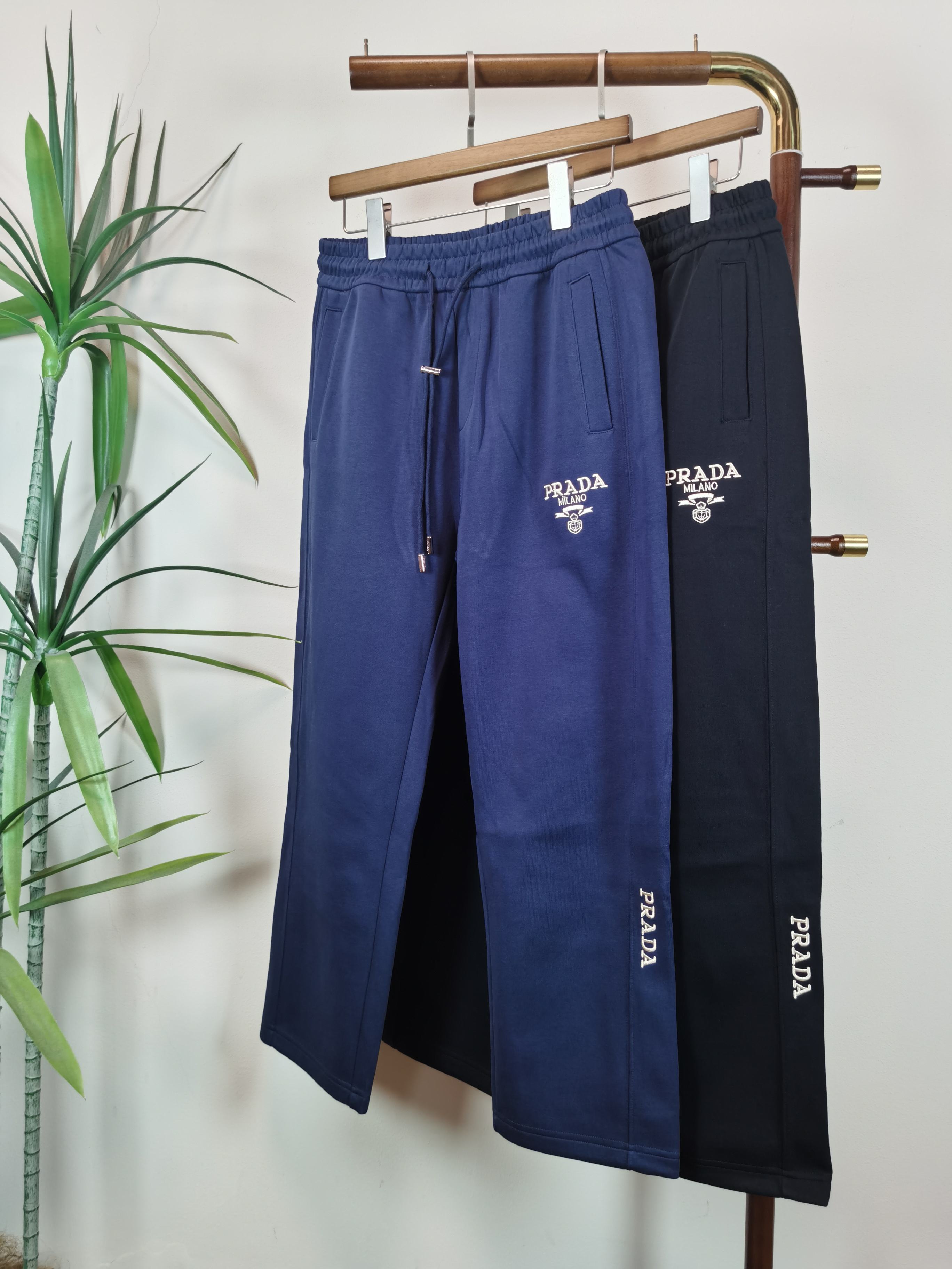 NO:571720,PRADA Men's Casual Pants Pure cotton casual pants, the latest upper body style is invincible!  You can definitely close your eyes and close your eyes. This type of pants is very versatile and has an elastic waist. It can be worn in daily work and outdoor sports. It is the perfect combination of fashion, leisure and outdoor sports, so it is your best choice whether you wear it daily or outdoors. Extreme comfort and quick perspiration are the most popular focus, improving the wearing comfort. It is suitable for aerobic exercise and cross-country running. This type of running casual pants has an extremely wide range of applications, allowing you to naturally maintain your love for sports in the summer, and can also be worn in leisure life.  Color Black Blue Size M-3XL,,prada,prada,alexander wang19860909PRADA普拉达男士休闲裤 纯棉面料休闲裤,最新款上身版型无敌正！ 绝对可以闭眼收的一款 此款裤子非常百搭,弹力腰围,日常上班 户外运动都可以穿着,是时尚休闲与户外运动的完美结合,所以无论您平时穿或者户外穿都是您的最佳选择. 极致舒适和快速排汗是备受青睐的重点,提升穿着舒适度,适合有氧运动和越野跑条件下穿着,此款是一件适用范围极其广泛的跑步休闲裤,让你在夏天自然可以保持对运动热爱,也可以在休闲生活中穿着 颜色黑色蓝色 尺码M-3XL,,prada,prada,alexander wang,Men's clothing