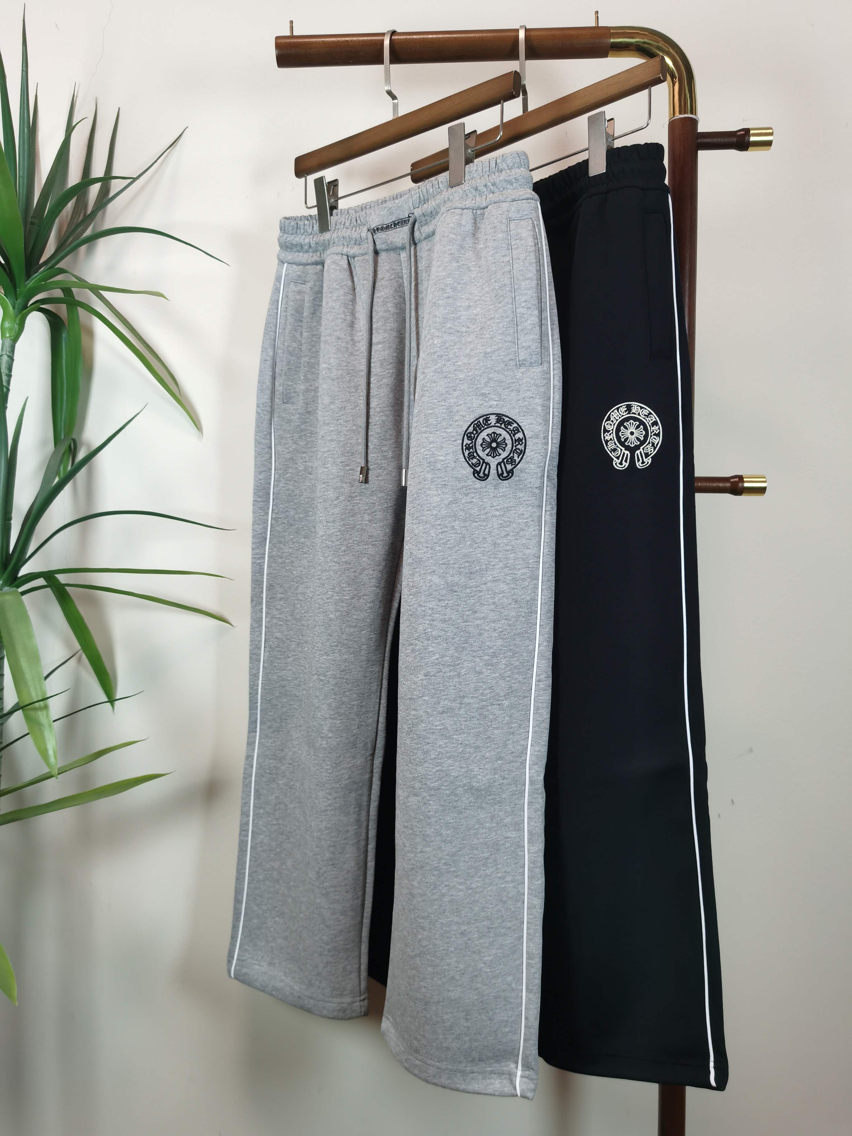 NO:571717,Croxin Men's Casual Pants Pure cotton casual pants, the latest upper body style is invincible!  You can definitely close your eyes and close your eyes. This type of pants is very versatile and has an elastic waist. It can be worn in daily work and outdoor sports. It is the perfect combination of fashion, leisure and outdoor sports, so it is your best choice whether you wear it daily or outdoors. Extreme comfort and quick perspiration are the most popular focus, improving the wearing comfort. It is suitable for aerobic exercise and cross-country running. This type of running casual pants has an extremely wide range of applications, allowing you to naturally maintain your love for sports in the summer, and can also be worn in leisure life.  Color black gray Size M-3XL,,chrome hearts,alexander wang19860909克罗心男士休闲裤 纯棉面料休闲裤,最新款上身版型无敌正！ 绝对可以闭眼收的一款 此款裤子非常百搭,弹力腰围,日常上班 户外运动都可以穿着,是时尚休闲与户外运动的完美结合,所以无论您平时穿或者户外穿都是您的最佳选择. 极致舒适和快速排汗是备受青睐的重点,提升穿着舒适度,适合有氧运动和越野跑条件下穿着,此款是一件适用范围极其广泛的跑步休闲裤,让你在夏天自然可以保持对运动热爱,也可以在休闲生活中穿着 颜色黑色灰色 尺码M-3XL,,chrome hearts,alexander wang,Men's clothing