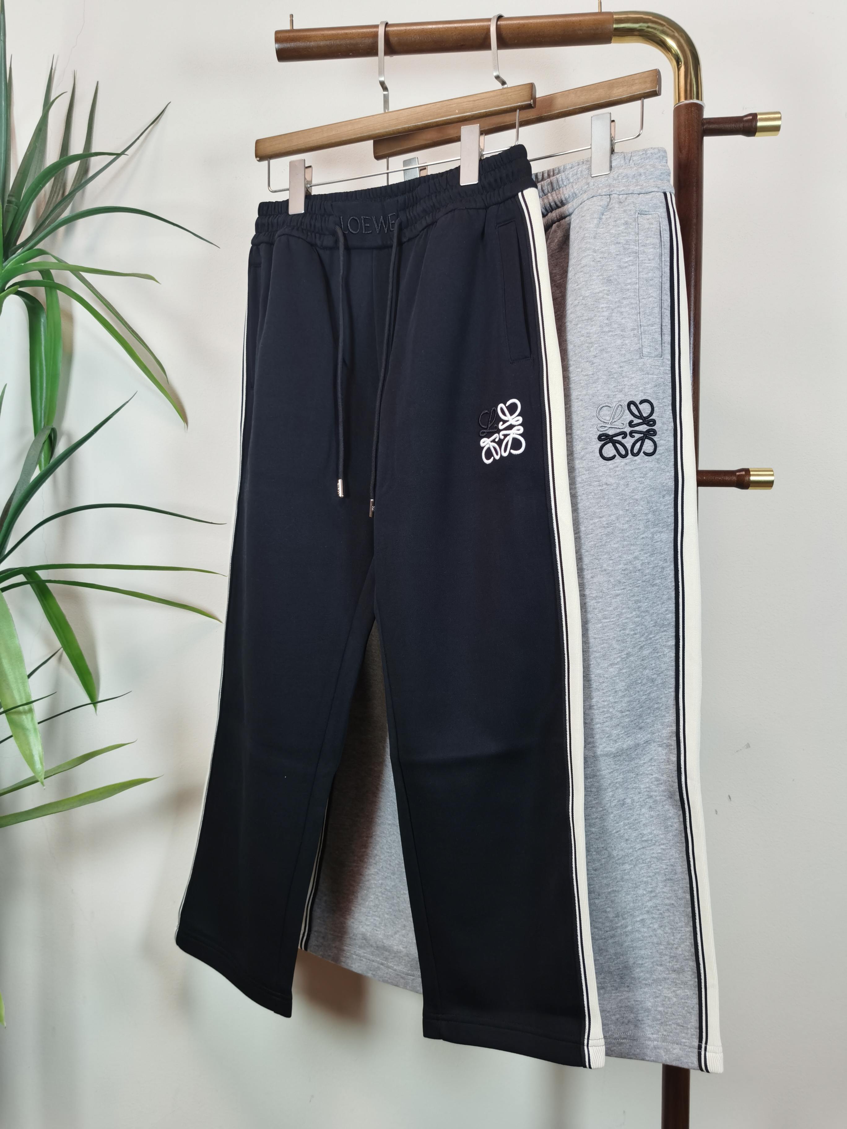 NO:570820,LOEWE men's casual pants, pure cotton fabric casual pants, the latest upper body version is invincible!  You can definitely close your eyes and close your eyes. This type of pants is very versatile and has an elastic waist. It can be worn in daily work and outdoor sports. It is the perfect combination of fashion, leisure and outdoor sports, so it is your best choice whether you wear it daily or outdoors. Extreme comfort and quick perspiration are the most popular focus, improving the wearing comfort. It is suitable for aerobic exercise and cross-country running. This type of running casual pants has an extremely wide range of applications, allowing you to naturally maintain your love for sports in the summer, and can also be worn in leisure life.  Color Black Gray Size M-3XL,,loewe,loewe,alexander wang19860909LOEWE罗意威男士休闲裤 纯棉面料休闲裤,最新款上身版型无敌正！ 绝对可以闭眼收的一款 此款裤子非常百搭,弹力腰围,日常上班 户外运动都可以穿着,是时尚休闲与户外运动的完美结合,所以无论您平时穿或者户外穿都是您的最佳选择. 极致舒适和快速排汗是备受青睐的重点,提升穿着舒适度,适合有氧运动和越野跑条件下穿着,此款是一件适用范围极其广泛的跑步休闲裤,让你在夏天自然可以保持对运动热爱,也可以在休闲生活中穿着 颜色黑色灰色 尺码M-3XL,,loewe,loewe,alexander wang,Men's clothing