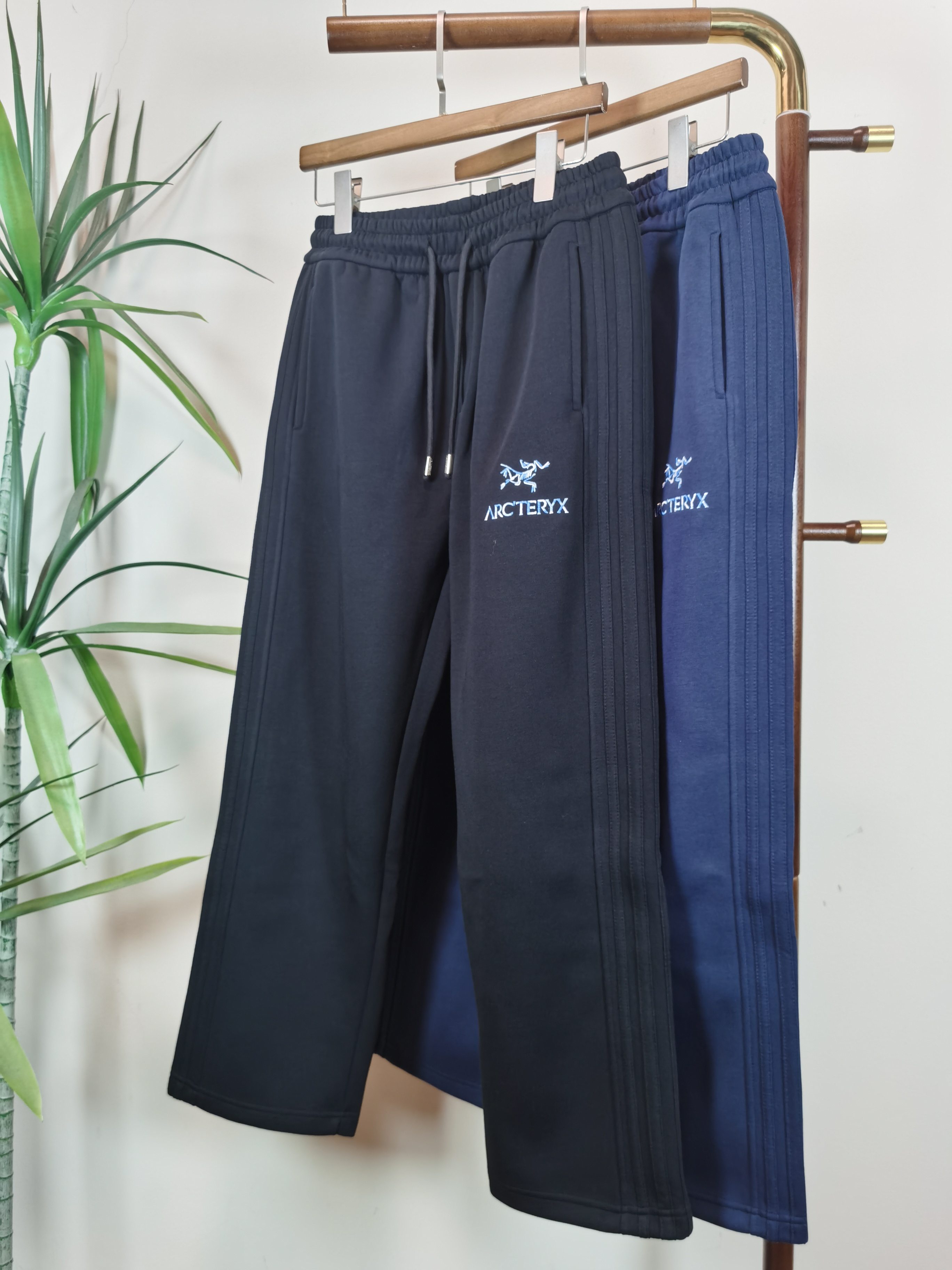 NO:571743,ARCTERYX Men's Casual Pants Pure cotton casual pants, the latest upper body style is invincible!  You can definitely close your eyes and close your eyes. This type of pants is very versatile and has an elastic waist. It can be worn in daily work and outdoor sports. It is the perfect combination of fashion, leisure and outdoor sports, so it is your best choice whether you wear it daily or outdoors. Extreme comfort and quick perspiration are the most popular focus, improving the wearing comfort. It is suitable for aerobic exercise and cross-country running. This type of running casual pants has an extremely wide range of applications, allowing you to naturally maintain your love for sports in the summer, and can also be worn in leisure life.  Color Black Blue Size M-3XL,arc'teryx,alexander wang19860909ARCTERYX始祖鸟男士休闲裤 纯棉面料休闲裤,最新款上身版型无敌正！ 绝对可以闭眼收的一款 此款裤子非常百搭,弹力腰围,日常上班 户外运动都可以穿着,是时尚休闲与户外运动的完美结合,所以无论您平时穿或者户外穿都是您的最佳选择. 极致舒适和快速排汗是备受青睐的重点,提升穿着舒适度,适合有氧运动和越野跑条件下穿着,此款是一件适用范围极其广泛的跑步休闲裤,让你在夏天自然可以保持对运动热爱,也可以在休闲生活中穿着 颜色黑色蓝色 尺码M-3XL,arc'teryx,alexander wang,Men's clothing