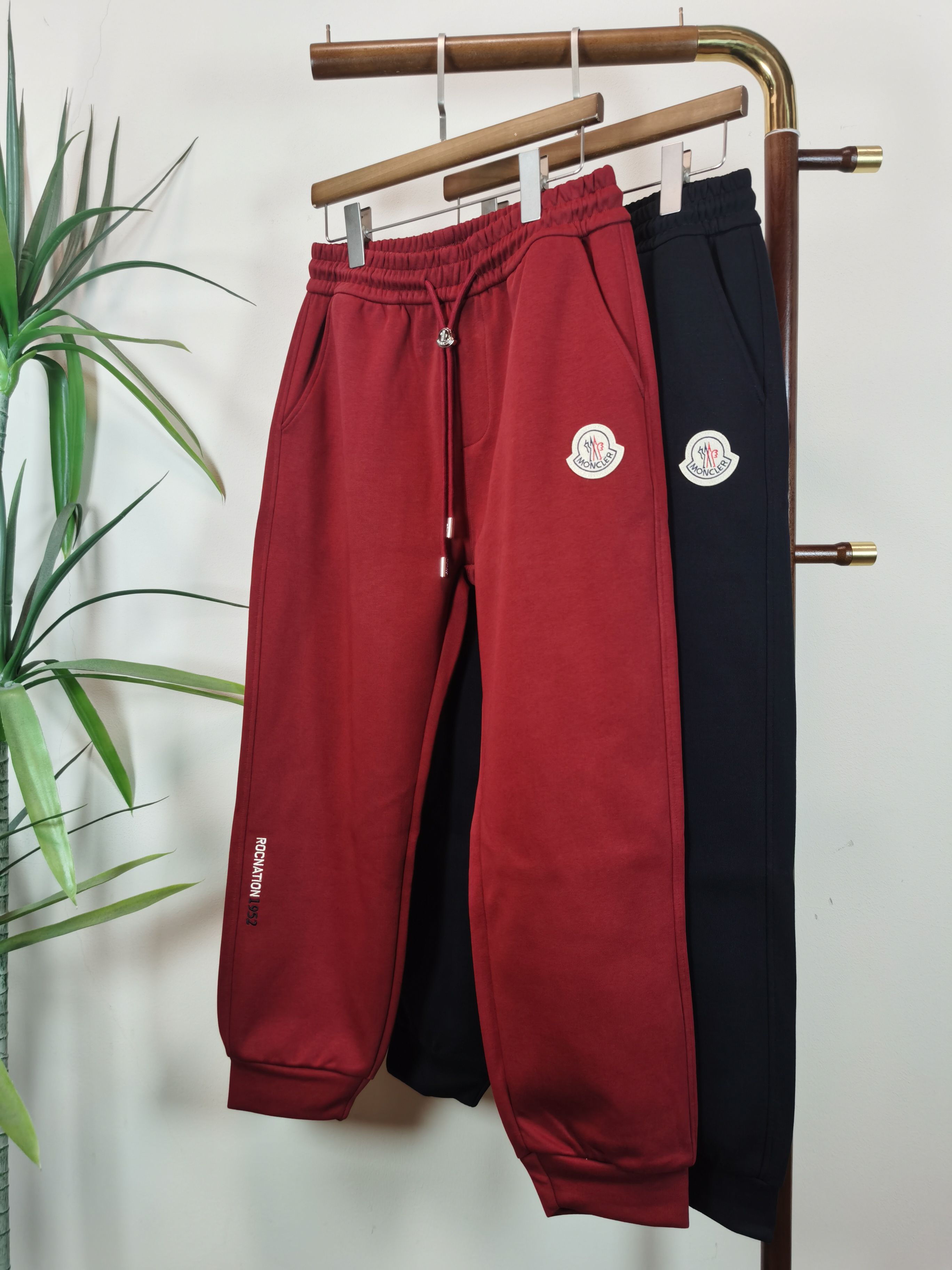 NO:549423,MONCLER Men's Men's Casual Pants with Mouth Cover, casual pants made of pure cotton fabric, the latest upper body style is invincible!  You can definitely close your eyes and close your eyes. These pants are very versatile and have an elastic waist. They can be worn in daily work and outdoor sports. They are the perfect combination of fashion, leisure and outdoor sports, so they are your best choice whether you wear them daily or outdoors. Extreme comfort and quick sweat wicking are popular focuses, improving wearing comfort. They are suitable for aerobic exercise and cross-country running. This type of running casual pants has an extremely wide range of applications, allowing you to naturally maintain your love for sports in the summer, and can also be worn in leisure life. Color black  Red Size M-3XL,,Moncler,alexander wang19860909MONCLER 蒙口男士休闲裤 纯棉面料休闲裤,最新款上身版型无敌正！ 绝对可以闭眼收的一款 此款裤子非常百搭,弹力腰围,日常上班 户外运动都可以穿着,是时尚休闲与户外运动的完美结合,所以无论您平时穿或者户外穿都是您的最佳选择. 极致舒适和快速排汗是备受青睐的重点,提升穿着舒适度,适合有氧运动和越野跑条件下穿着,此款是一件适用范围极其广泛的跑步休闲裤,让你在夏天自然可以保持对运动热爱,也可以在休闲生活中穿着 颜色黑色 红色 尺码M-3XL,,Moncler,alexander wang,Men's clothing