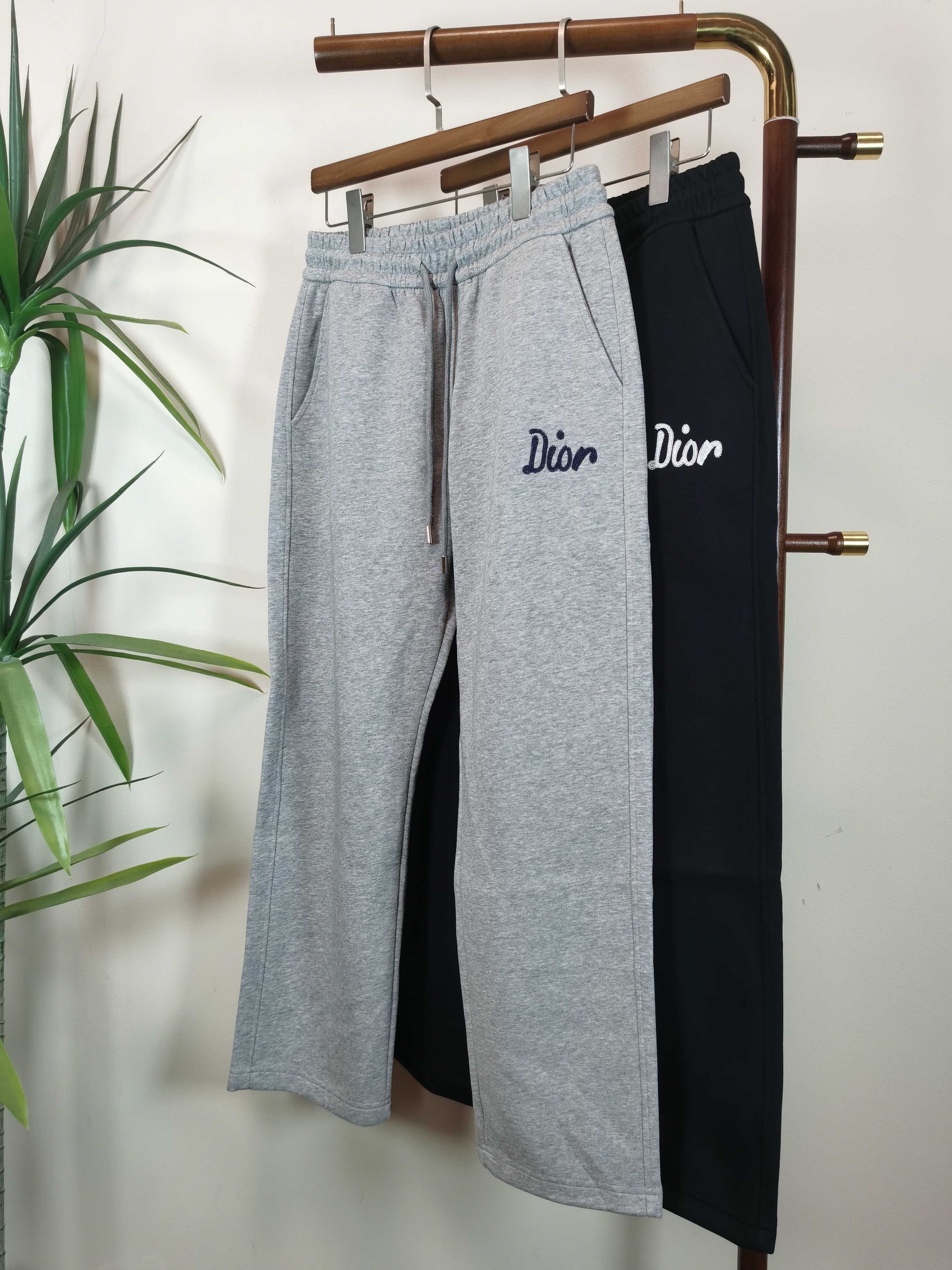 NO:541166,DIOR men's casual pants, pure cotton fabric casual pants, the latest top-body style is invincible!  This pants are very versatile, elastic waistline, and can be worn for daily work. They are the perfect combination of fashionable and leisure and outdoor sports, so whether you wear them normally or outdoors, they are your best choice. Extreme comfort and quick sweating are the most popular key points, improving the comfort of wearing and suitable for aerobics and trail running conditions. This style is a jogging casual pants with an extremely wide range of applications, allowing you to naturally maintain a love for sports in summer, or you can wear them in casual life. Color black gray Size M-3XL,,dior,dior,alexander wang19860909DIOR迪奥男士休闲裤 纯棉面料休闲裤,最新款上身版型无敌正！ 绝对可以闭眼收的一款 此款裤子非常百搭,弹力腰围,日常上班 户外运动都可以穿着,是时尚休闲与户外运动的完美结合,所以无论您平时穿或者户外穿都是您的最佳选择. 极致舒适和快速排汗是备受青睐的重点,提升穿着舒适度,适合有氧运动和越野跑条件下穿着,此款是一件适用范围极其广泛的跑步休闲裤,让你在夏天自然可以保持对运动热爱,也可以在休闲生活中穿着 颜色黑色 灰色 尺码M-3XL,,dior,dior,alexander wang,Men's clothing