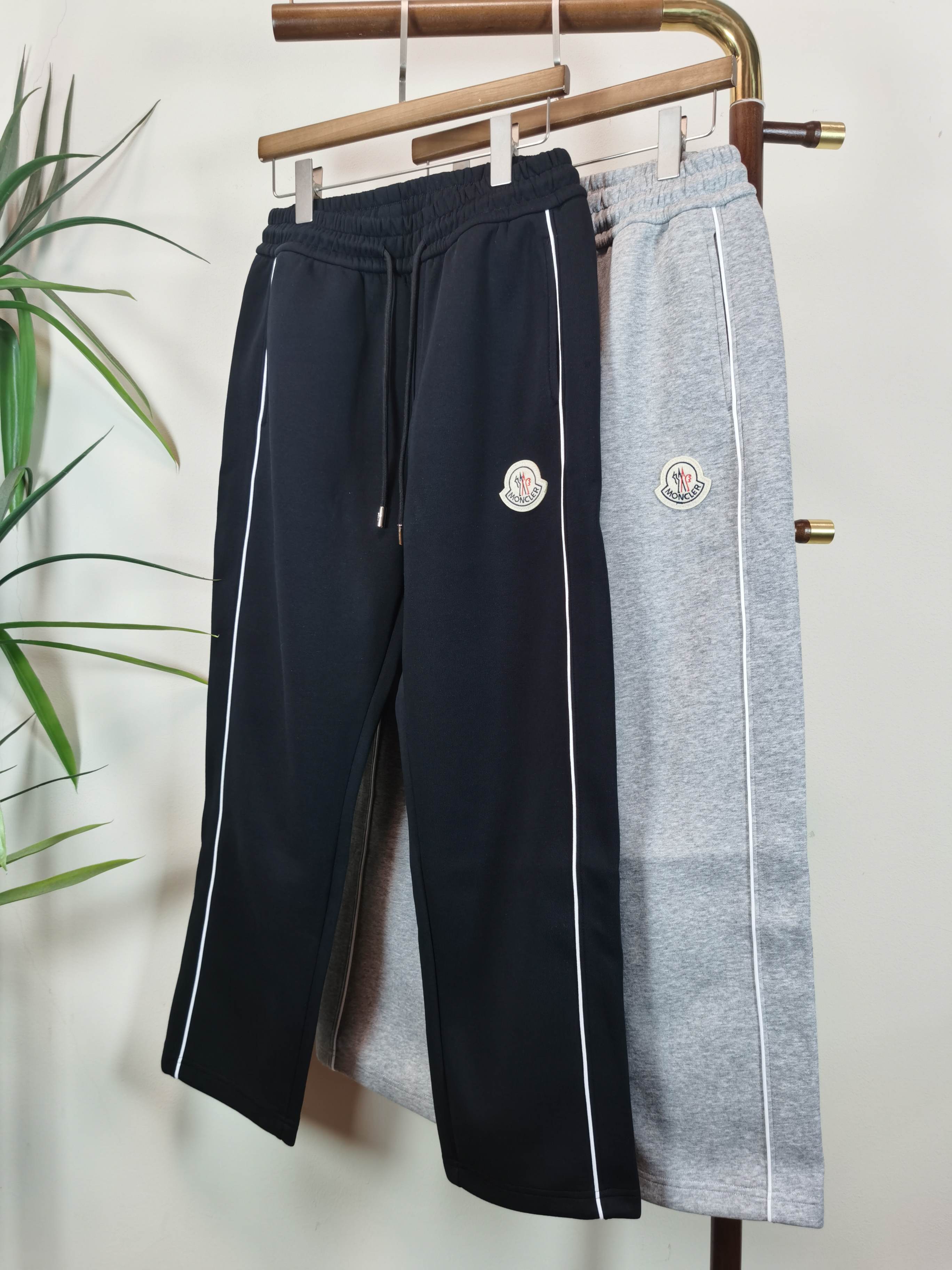 NO:570815,MONCLER Men's Men's Casual Pants with Mouth Cover, casual pants made of pure cotton fabric, the latest upper body style is invincible!  You can definitely close your eyes. This pair of pants is very versatile and has an elastic waist. It can be worn in daily work and outdoor sports. It is the perfect combination of fashion and leisure and outdoor sports, so it is your best choice whether you wear it daily or outdoors. Extreme comfort and quick perspiration are the most popular points, which improves the wearing comfort and is suitable for aerobic exercise and cross-country running conditions. This type of running casual pants has an extremely wide range of applications, allowing you to naturally maintain your love for sports in the summer, and can also be worn in leisure life. Color black  Gray Size M-3XL,,Moncler,alexander wang19860909MONCLER 蒙口男士休闲裤 纯棉面料休闲裤,最新款上身版型无敌正！ 绝对可以闭眼收的一款 此款裤子非常百搭,弹力腰围,日常上班 户外运动都可以穿着,是时尚休闲与户外运动的完美结合,所以无论您平时穿或者户外穿都是您的最佳选择. 极致舒适和快速排汗是备受青睐的重点,提升穿着舒适度,适合有氧运动和越野跑条件下穿着,此款是一件适用范围极其广泛的跑步休闲裤,让你在夏天自然可以保持对运动热爱,也可以在休闲生活中穿着 颜色黑色 灰色 尺码M-3XL,,Moncler,alexander wang,Men's clothing