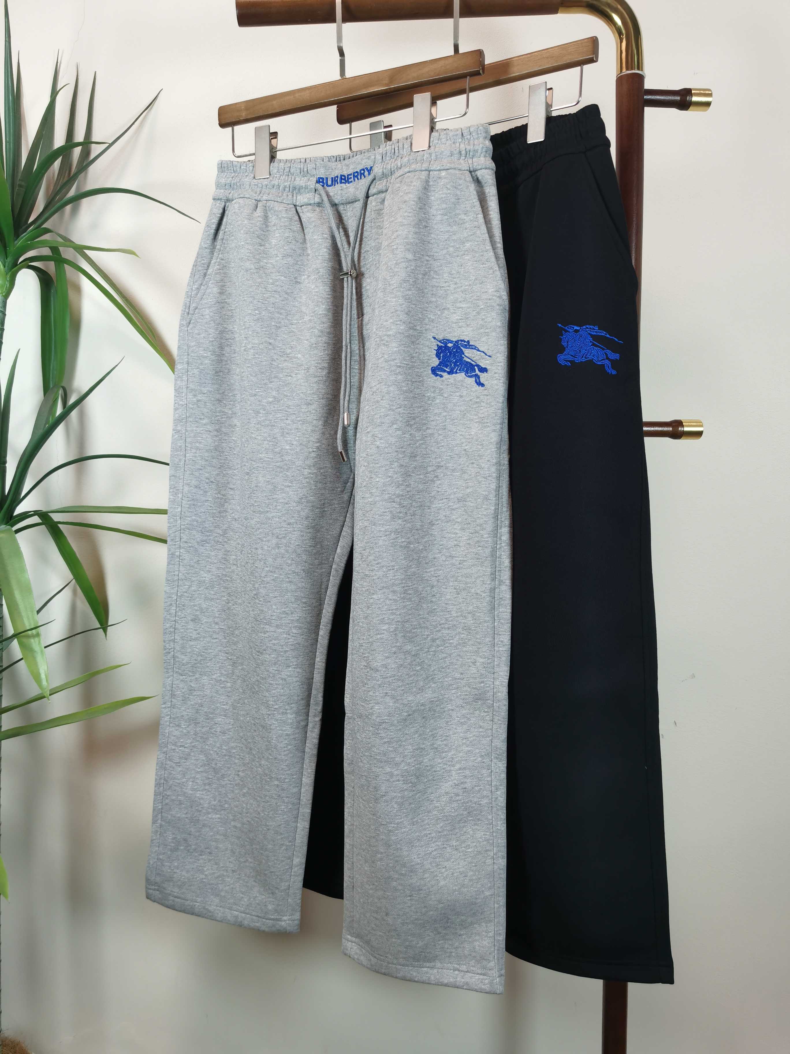 NO:566646,BURBERRY men's casual pants, pure cotton casual pants, the latest upper body style is invincible!  You can definitely close your eyes. This pair of pants is very versatile and has an elastic waist. It can be worn in daily work and outdoor sports. It is the perfect combination of fashion and leisure and outdoor sports, so it is your best choice whether you wear it daily or outdoors. Extreme comfort and quick perspiration are the most popular points, which improves the wearing comfort and is suitable for aerobic exercise and cross-country running conditions. This type of running casual pants has an extremely wide range of applications, allowing you to naturally maintain your love for sports in the summer, and can also be worn in leisure life. Color black  Gray size M-3XL,,burberry,burberry,alexander wang19860909BURBERRY 巴宝莉男士休闲裤 纯棉面料休闲裤,最新款上身版型无敌正！ 绝对可以闭眼收的一款 此款裤子非常百搭,弹力腰围,日常上班 户外运动都可以穿着,是时尚休闲与户外运动的完美结合,所以无论您平时穿或者户外穿都是您的最佳选择. 极致舒适和快速排汗是备受青睐的重点,提升穿着舒适度,适合有氧运动和越野跑条件下穿着,此款是一件适用范围极其广泛的跑步休闲裤,让你在夏天自然可以保持对运动热爱,也可以在休闲生活中穿着 颜色黑色 灰色 尺码M-3XL,,burberry,burberry,alexander wang,Men's clothing