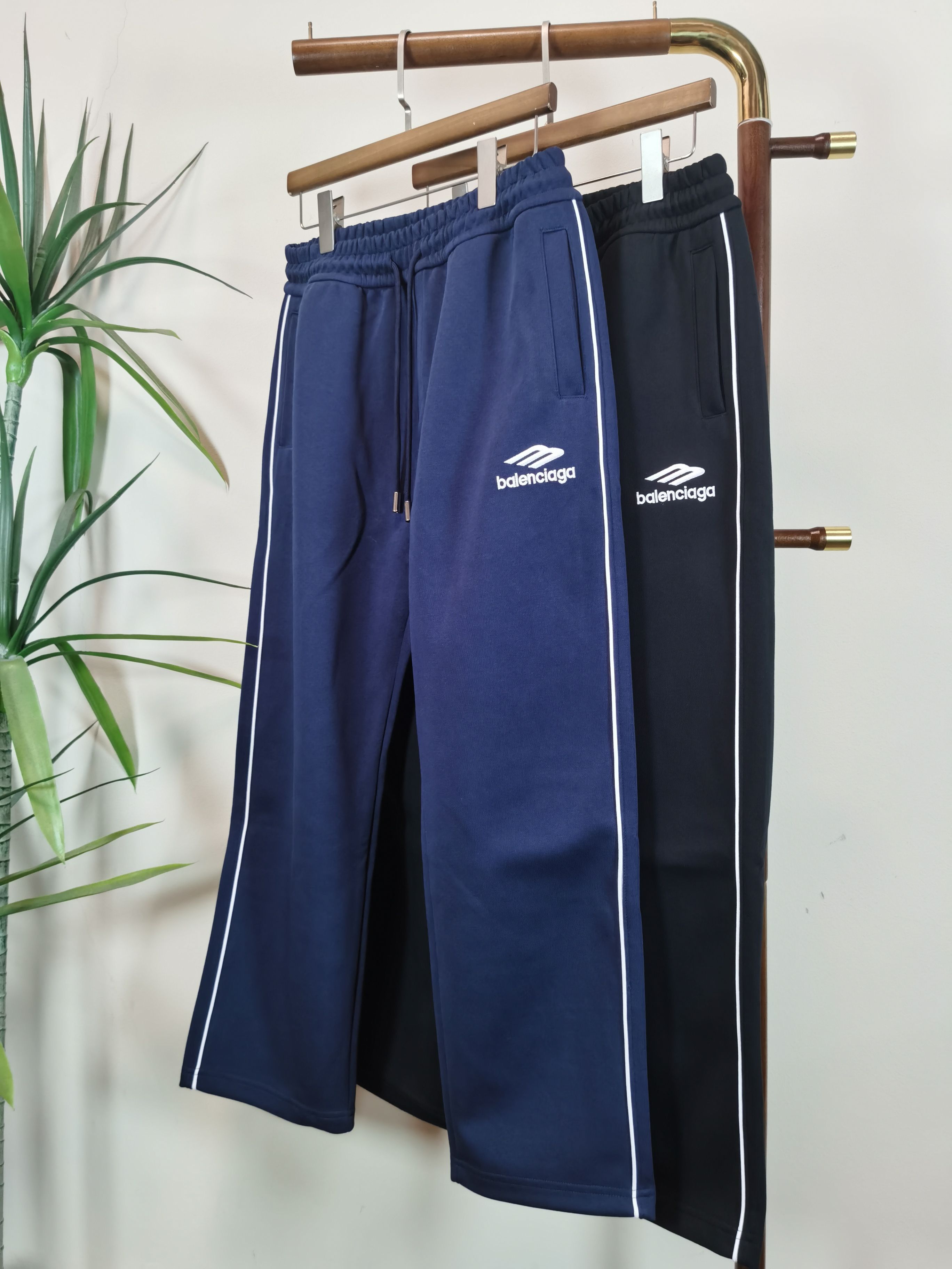 NO:566641,BALENCIAGA Balenciaga men's casual pants, pure cotton casual pants, the latest upper body style is invincible!  You can definitely close your eyes and close your eyes. This type of pants is very versatile and has an elastic waist. It can be worn in daily work and outdoor sports. It is the perfect combination of fashion, leisure and outdoor sports, so it is your best choice whether you wear it daily or outdoors. Extreme comfort and quick perspiration are the most popular focus, improving the wearing comfort. It is suitable for aerobic exercise and cross-country running. This type of running casual pants has an extremely wide range of applications, allowing you to naturally maintain your love for sports in the summer, and can also be worn in leisure life.  Color Black Blue Size M-3XL,,balenciaga,balenciaga,alexander wang19860909BALENCIAGA 巴黎世家男士休闲裤 纯棉面料休闲裤,最新款上身版型无敌正！ 绝对可以闭眼收的一款 此款裤子非常百搭,弹力腰围,日常上班 户外运动都可以穿着,是时尚休闲与户外运动的完美结合,所以无论您平时穿或者户外穿都是您的最佳选择. 极致舒适和快速排汗是备受青睐的重点,提升穿着舒适度,适合有氧运动和越野跑条件下穿着,此款是一件适用范围极其广泛的跑步休闲裤,让你在夏天自然可以保持对运动热爱,也可以在休闲生活中穿着 颜色黑色蓝色 尺码M-3XL,,balenciaga,balenciaga,alexander wang,Men's clothing