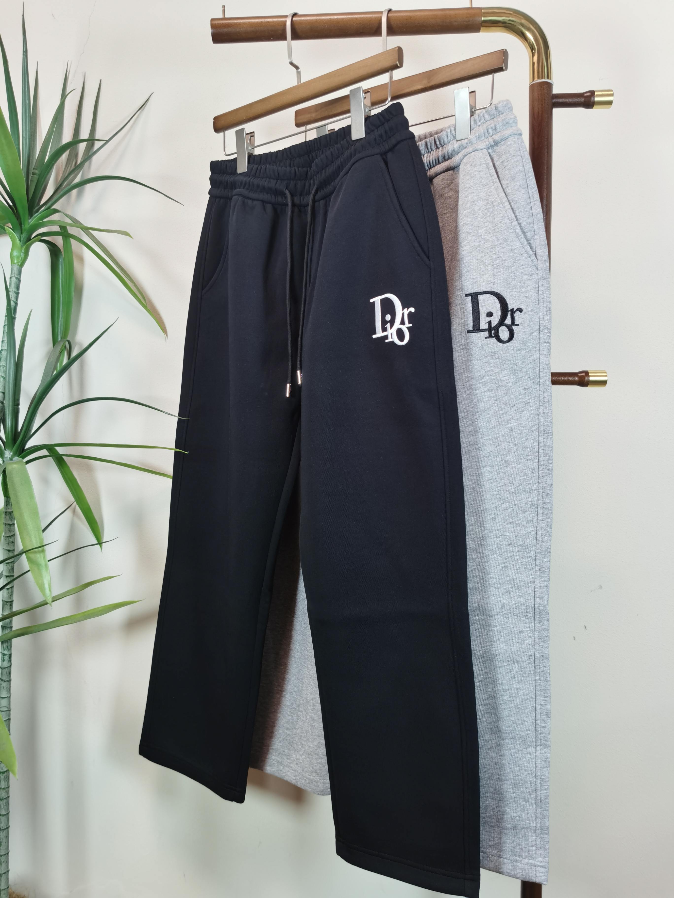 NO:539148,DIOR Men's casual pants, pure cotton fabric casual pants, the latest top-body style is invincible!  This pants are very versatile, elastic waist, and can be worn for daily work. They are a perfect combination of fashionable and casual and outdoor sports, so whether you wear them normally or outdoors, they are your best choice. Extreme comfort and quick sweating are the most popular key points, improving the comfort of wearing and suitable for aerobics and trail running conditions. This style is a jogging casual pants with an extremely wide range of applications, allowing you to naturally maintain a love for sports in summer, or you can wear them in casual life. Color black and gray Size M-3XL,,dior,dior,alexander wang19860909DIOR 迪奥 男士休闲裤 纯棉面料休闲裤,最新款上身版型无敌正！ 绝对可以闭眼收的一款 此款裤子非常百搭,弹力腰围,日常上班 户外运动都可以穿着,是时尚休闲与户外运动的完美结合,所以无论您平时穿或者户外穿都是您的最佳选择. 极致舒适和快速排汗是备受青睐的重点,提升穿着舒适度,适合有氧运动和越野跑条件下穿着,此款是一件适用范围极其广泛的跑步休闲裤,让你在夏天自然可以保持对运动热爱,也可以在休闲生活中穿着 颜色黑色灰色 尺码M-3XL,,dior,dior,alexander wang,Men's clothing