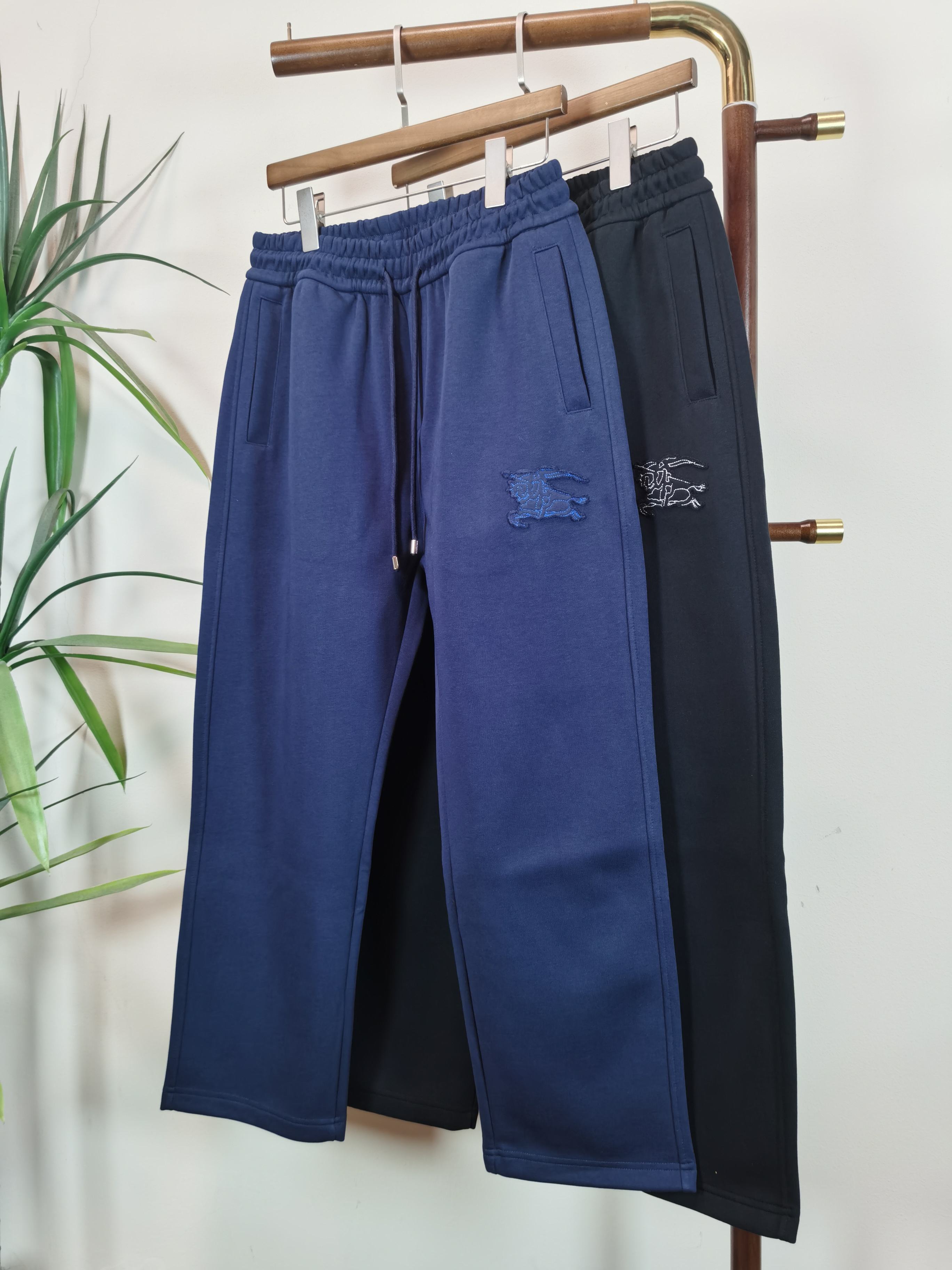 NO:547844,BBR Burberry Men's Casual Pants Pure Cotton Fabric Casual Pants, the latest top-body style is invincible!  This pants are very versatile, elastic waist, and can be worn for daily work. They are a perfect combination of fashionable and casual and outdoor sports, so whether you wear them normally or outdoors, they are your best choice. Extreme comfort and quick sweating are the most popular key points, improving the comfort of wearing and suitable for aerobics and trail running conditions. This style is a running casual pants with an extremely wide range of applications, allowing you to naturally maintain a love for sports in summer, or you can wear them in casual life. Color black and blue Size M-3XL, burberry, alexander wang19860909BBR 巴宝莉男士休闲裤 纯棉面料休闲裤,最新款上身版型无敌正！ 绝对可以闭眼收的一款 此款裤子非常百搭,弹力腰围,日常上班 户外运动都可以穿着,是时尚休闲与户外运动的完美结合,所以无论您平时穿或者户外穿都是您的最佳选择. 极致舒适和快速排汗是备受青睐的重点,提升穿着舒适度,适合有氧运动和越野跑条件下穿着,此款是一件适用范围极其广泛的跑步休闲裤,让你在夏天自然可以保持对运动热爱,也可以在休闲生活中穿着 颜色黑色蓝色 尺码M-3XL,,burberry,alexander wang,Men's clothing