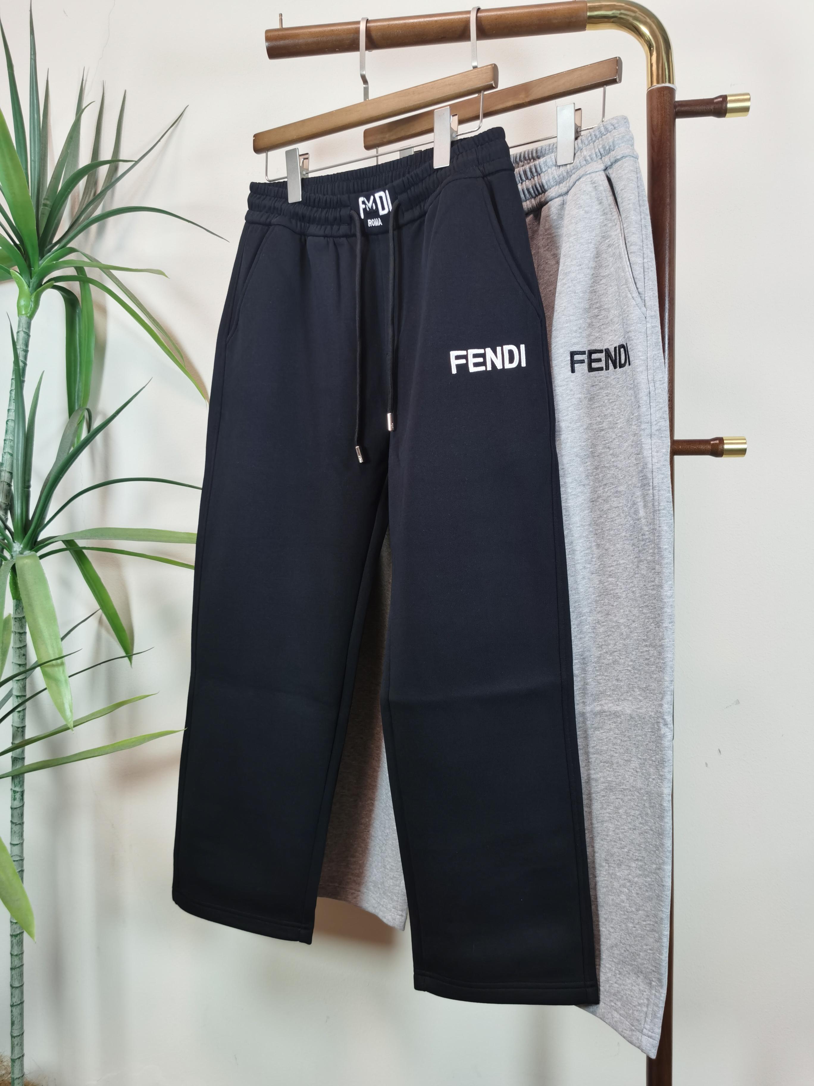 NO:547840,FENDI Men's Casual Pants Pure Cotton Fabric Casual Pants, the latest top-body style is invincible!  This pants are very versatile, elastic waist, and can be worn for daily work. They are the perfect combination of fashionable and leisure and outdoor sports, so whether you wear them normally or outdoors, they are your best choice. Extreme comfort and quick sweating are the most popular key points, improving the comfort of wearing and suitable for aerobics and trail running conditions. This style is a running casual pants with an extremely wide range of applications, allowing you to naturally maintain a love for sports in summer, or you can wear them in casual life. Color black and gray Size M-3XL, fendi, fendi, alexander wang19860909FENDI芬迪男士休闲裤 纯棉面料休闲裤,最新款上身版型无敌正！ 绝对可以闭眼收的一款 此款裤子非常百搭,弹力腰围,日常上班 户外运动都可以穿着,是时尚休闲与户外运动的完美结合,所以无论您平时穿或者户外穿都是您的最佳选择. 极致舒适和快速排汗是备受青睐的重点,提升穿着舒适度,适合有氧运动和越野跑条件下穿着,此款是一件适用范围极其广泛的跑步休闲裤,让你在夏天自然可以保持对运动热爱,也可以在休闲生活中穿着 颜色黑色灰色 尺码M-3XL,,fendi,fendi,alexander wang,Men's clothing