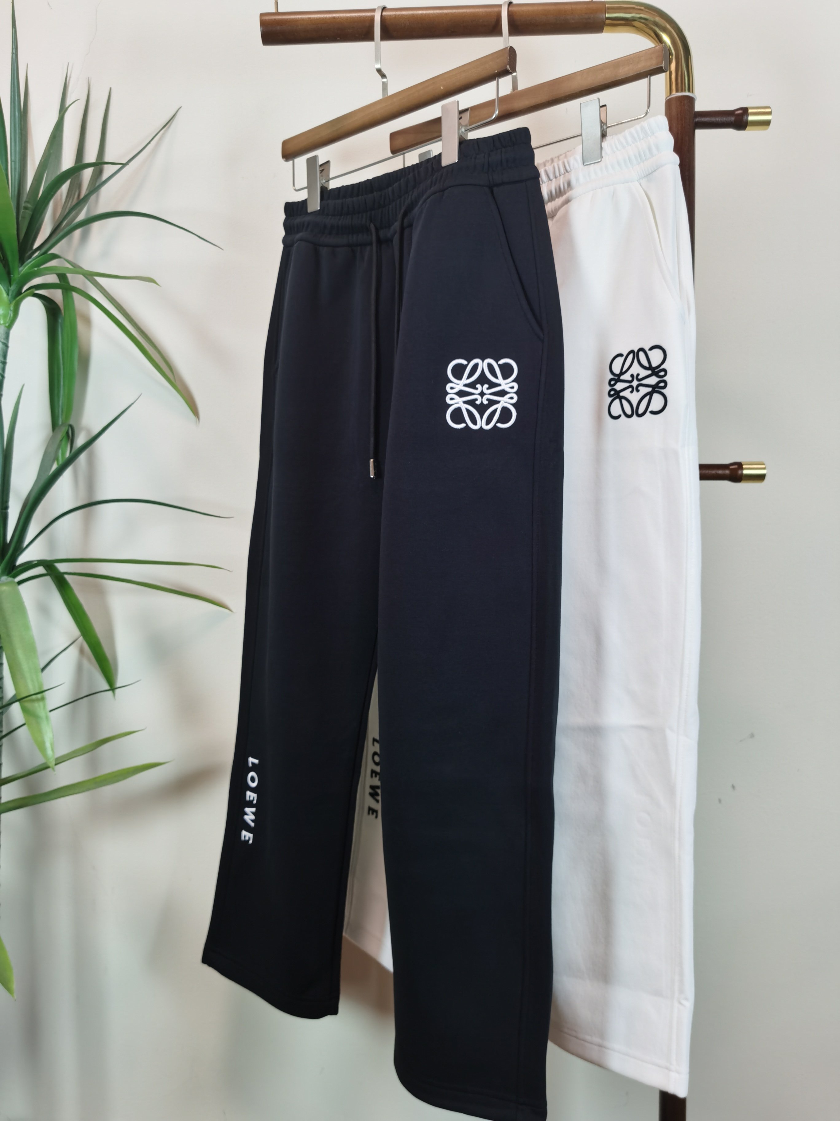 NO:539145,LOEWE men's casual pants, pure cotton fabric casual pants, the latest top-body style is invincible!  This pants are very versatile, elastic waist, and can be worn for daily work. They are the perfect combination of fashionable and leisure and outdoor sports, so whether you wear them normally or outdoors, they are your best choice. Extreme comfort and quick sweating are the most popular key points, improving the comfort of wearing and suitable for aerobics and trail running conditions. This style is a jogging casual pants with an extremely wide range of applications, allowing you to naturally maintain a love for sports in summer, or you can wear them in casual life. Color black and white Size M-3XL,,loewe,loewe,alexander wang19860909LOEWE 罗意威男士休闲裤 纯棉面料休闲裤,最新款上身版型无敌正！ 绝对可以闭眼收的一款 此款裤子非常百搭,弹力腰围,日常上班 户外运动都可以穿着,是时尚休闲与户外运动的完美结合,所以无论您平时穿或者户外穿都是您的最佳选择. 极致舒适和快速排汗是备受青睐的重点,提升穿着舒适度,适合有氧运动和越野跑条件下穿着,此款是一件适用范围极其广泛的跑步休闲裤,让你在夏天自然可以保持对运动热爱,也可以在休闲生活中穿着 颜色黑色白色 尺码M-3XL,,loewe,loewe,alexander wang,Men's clothing