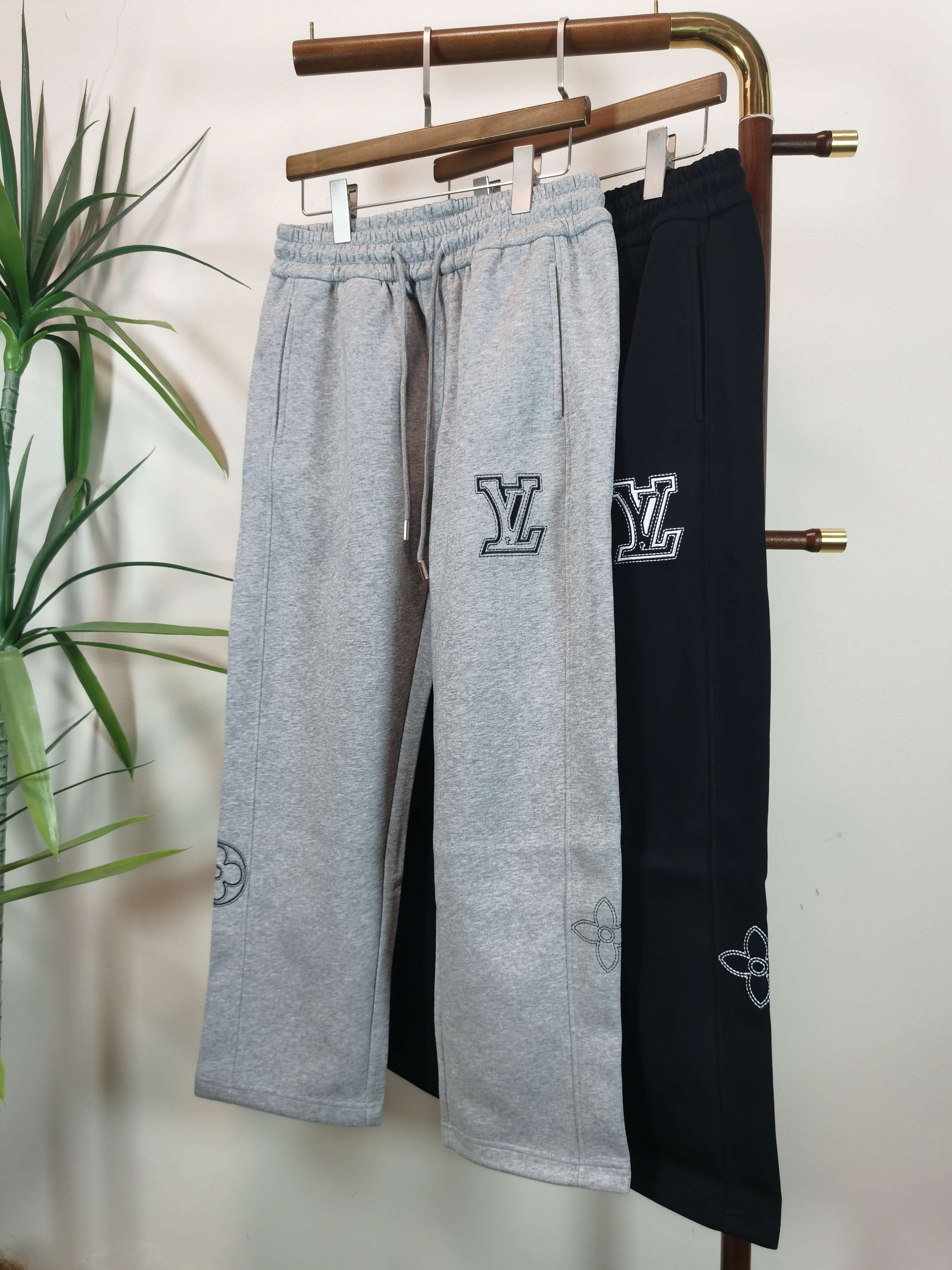 NO:547834,LOUIS UITTON Louis Vuitton Men's Casual Pants Cotton Fabric Casual Pants, the latest top-body style is invincible!  This pants are very versatile, elastic waist, and can be worn for daily work. They are the perfect combination of fashionable and casual and outdoor sports, so whether you wear them normally or outdoors, they are your best choice. Extreme comfort and quick sweating are the most popular key points, improving the comfort of wearing and suitable for aerobics and trail running conditions. This style is a jogging casual pants with an extremely wide range of applications, allowing you to naturally maintain a love for sports in summer, or you can wear them in casual life. Color black and gray Size M-3XL,,louis vuitton,louis vuitton,alexander wang19860909LOUIS UITTON 路易威登男士休闲裤 纯棉面料休闲裤,最新款上身版型无敌正！ 绝对可以闭眼收的一款 此款裤子非常百搭,弹力腰围,日常上班 户外运动都可以穿着,是时尚休闲与户外运动的完美结合,所以无论您平时穿或者户外穿都是您的最佳选择. 极致舒适和快速排汗是备受青睐的重点,提升穿着舒适度,适合有氧运动和越野跑条件下穿着,此款是一件适用范围极其广泛的跑步休闲裤,让你在夏天自然可以保持对运动热爱,也可以在休闲生活中穿着 颜色黑色灰色 尺码M-3XL,,louis vuitton,louis vuitton,alexander wang,Men's clothing