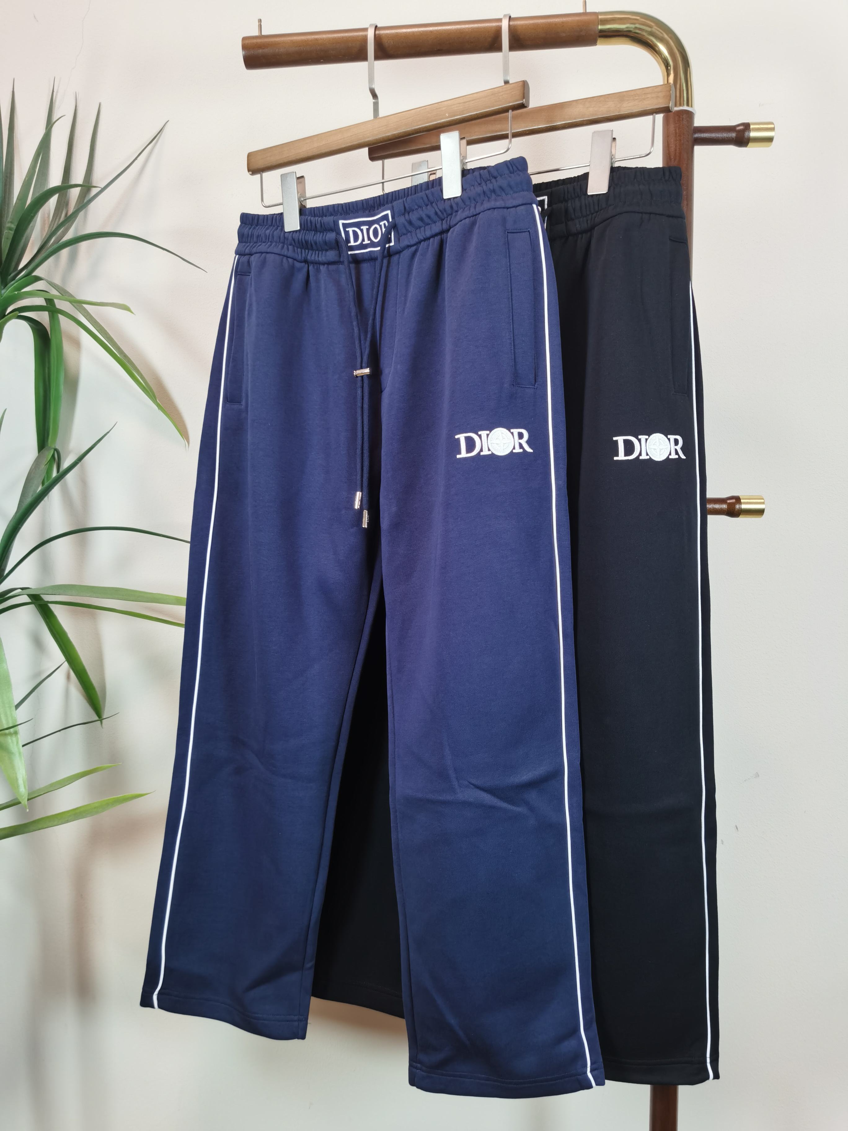 NO:539139,DIOR Men's casual pants, pure cotton fabric casual pants, the latest top-body style is invincible!  This pants are very versatile, elastic waist, and can be worn for daily work. They are a perfect combination of fashionable and casual and outdoor sports, so whether you wear them normally or outdoors, they are your best choice. Extreme comfort and quick sweating are the most popular key points, improving the comfort of wearing and suitable for aerobics and trail running conditions. This style is a running casual pants with an extremely wide range of applications, allowing you to naturally maintain a love for sports in summer, or you can wear them in casual life. Color black and blue Size M-3XL,,dior,dior,alexander wang19860909DIOR 迪奥 男士休闲裤 纯棉面料休闲裤,最新款上身版型无敌正！ 绝对可以闭眼收的一款 此款裤子非常百搭,弹力腰围,日常上班 户外运动都可以穿着,是时尚休闲与户外运动的完美结合,所以无论您平时穿或者户外穿都是您的最佳选择. 极致舒适和快速排汗是备受青睐的重点,提升穿着舒适度,适合有氧运动和越野跑条件下穿着,此款是一件适用范围极其广泛的跑步休闲裤,让你在夏天自然可以保持对运动热爱,也可以在休闲生活中穿着 颜色黑色蓝色 尺码M-3XL,,dior,dior,alexander wang,Men's clothing