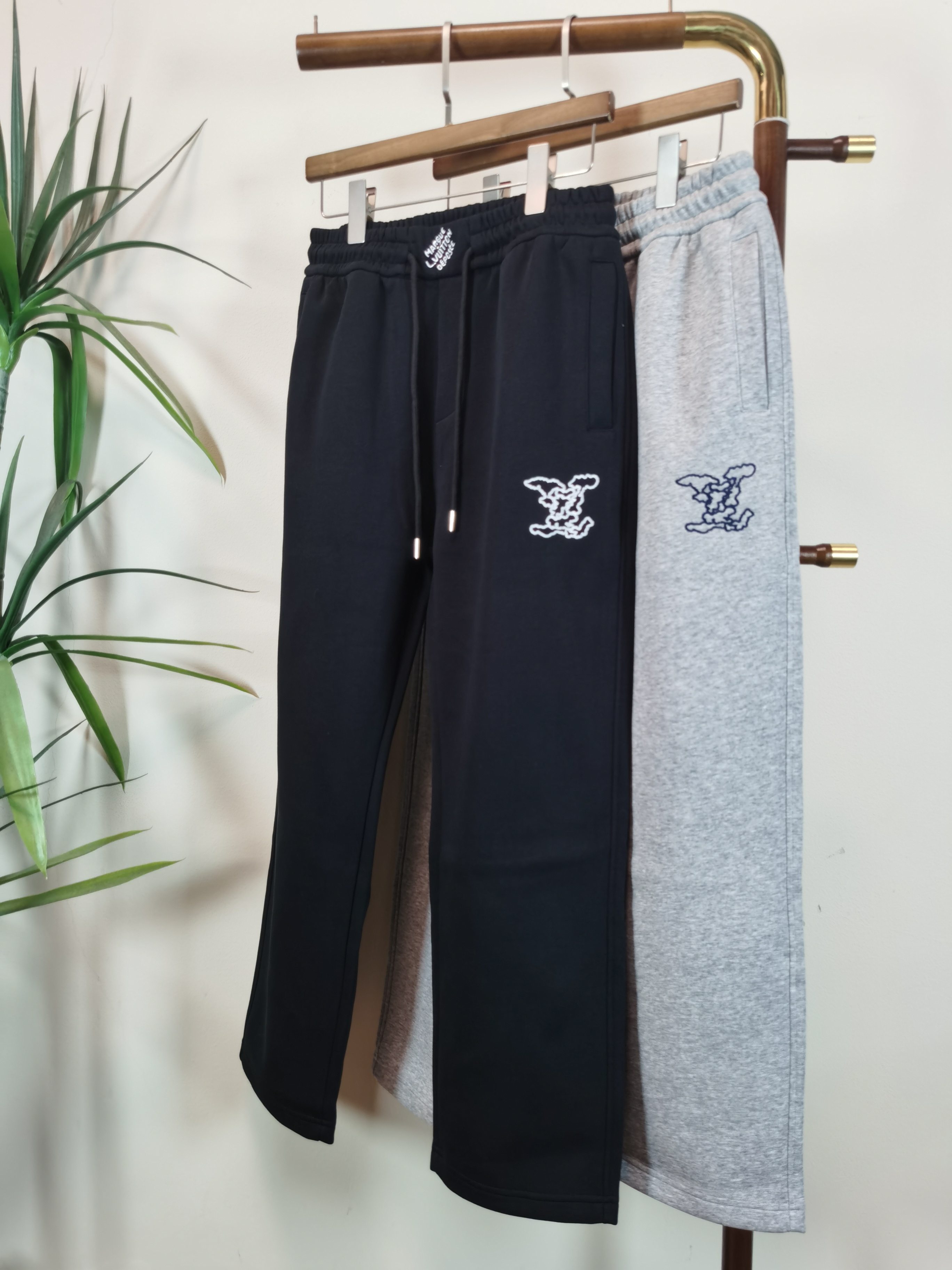 NO:539142,LOUIS UITTON Louis Vuitton Men's Casual Pants Cotton Fabric Casual Pants, the latest top-body style is invincible!  This pants are very versatile, elastic waist, and can be worn for daily work. They are the perfect combination of fashionable and casual and outdoor sports, so whether you wear them normally or outdoors, they are your best choice. Extreme comfort and quick sweating are the most popular key points, improving the comfort of wearing and suitable for aerobics and trail running conditions. This style is a jogging casual pants with an extremely wide range of applications, allowing you to naturally maintain a love for sports in summer, or you can wear them in casual life. Color black and gray Size M-3XL,,louis vuitton,louis vuitton,alexander wang19860909LOUIS UITTON 路易威登男士休闲裤 纯棉面料休闲裤,最新款上身版型无敌正！ 绝对可以闭眼收的一款 此款裤子非常百搭,弹力腰围,日常上班 户外运动都可以穿着,是时尚休闲与户外运动的完美结合,所以无论您平时穿或者户外穿都是您的最佳选择. 极致舒适和快速排汗是备受青睐的重点,提升穿着舒适度,适合有氧运动和越野跑条件下穿着,此款是一件适用范围极其广泛的跑步休闲裤,让你在夏天自然可以保持对运动热爱,也可以在休闲生活中穿着 颜色黑色灰色 尺码M-3XL,,louis vuitton,louis vuitton,alexander wang,Men's clothing