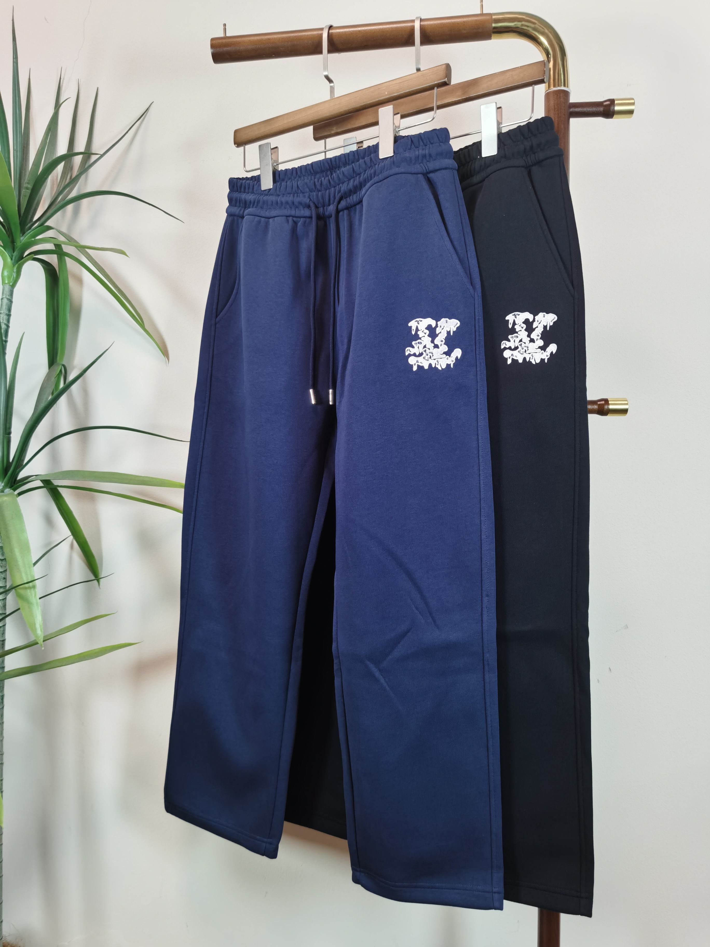 NO:539136,LOUIS UITTON Louis Vuitton Men's Casual Pants Cotton Fabric Casual Pants, the latest top-body style is invincible!  This pants are very versatile, elastic waist, and can be worn for daily work. They are the perfect combination of fashionable and casual and outdoor sports, so whether you wear them normally or outdoors, they are your best choice. Extreme comfort and quick sweating are the most popular key points, improving the comfort of wearing and suitable for aerobics and trail running conditions. This style is a jogging casual pants with an extremely wide range of applications, allowing you to naturally maintain a love for sports in summer, or you can wear them in casual life. Color black and blue Size M-3XL,,louis vuitton,louis vuitton,alexander wang19860909LOUIS UITTON 路易威登男士休闲裤 纯棉面料休闲裤,最新款上身版型无敌正！ 绝对可以闭眼收的一款 此款裤子非常百搭,弹力腰围,日常上班 户外运动都可以穿着,是时尚休闲与户外运动的完美结合,所以无论您平时穿或者户外穿都是您的最佳选择. 极致舒适和快速排汗是备受青睐的重点,提升穿着舒适度,适合有氧运动和越野跑条件下穿着,此款是一件适用范围极其广泛的跑步休闲裤,让你在夏天自然可以保持对运动热爱,也可以在休闲生活中穿着 颜色黑色蓝色 尺码M-3XL,,louis vuitton,louis vuitton,alexander wang,Men's clothing