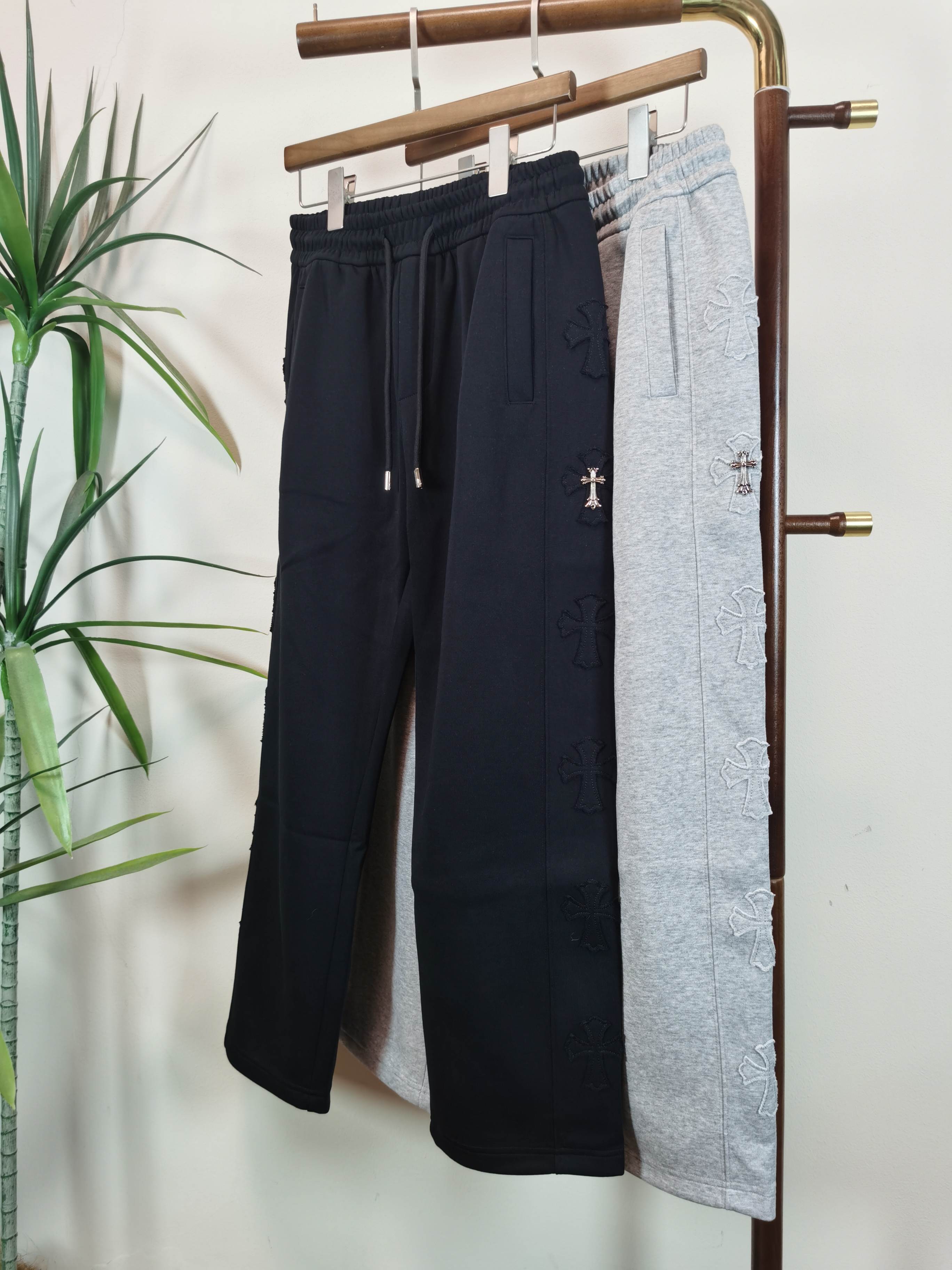 NO:541165,Croxin men's casual pants, pure cotton fabric casual pants, the latest top-body style is invincible!  This pants are very versatile, elastic waist, and can be worn for daily work. They are the perfect combination of fashionable and leisure and outdoor sports, so whether you wear them normally or outdoors, they are your best choice. Extreme comfort and quick sweating are the most popular key points, improving the comfort of wearing and suitable for aerobics and trail running conditions. This style is a running casual pants with an extremely wide range of applications, allowing you to naturally maintain a love for sports in summer, or you can wear them in casual life. Color black and gray Size M-3XL, chrome hearts, alexander wang19860909克罗心男士休闲裤 纯棉面料休闲裤,最新款上身版型无敌正！ 绝对可以闭眼收的一款 此款裤子非常百搭,弹力腰围,日常上班 户外运动都可以穿着,是时尚休闲与户外运动的完美结合,所以无论您平时穿或者户外穿都是您的最佳选择. 极致舒适和快速排汗是备受青睐的重点,提升穿着舒适度,适合有氧运动和越野跑条件下穿着,此款是一件适用范围极其广泛的跑步休闲裤,让你在夏天自然可以保持对运动热爱,也可以在休闲生活中穿着 颜色黑色灰色 尺码M-3XL,,chrome hearts,alexander wang,Men's clothing