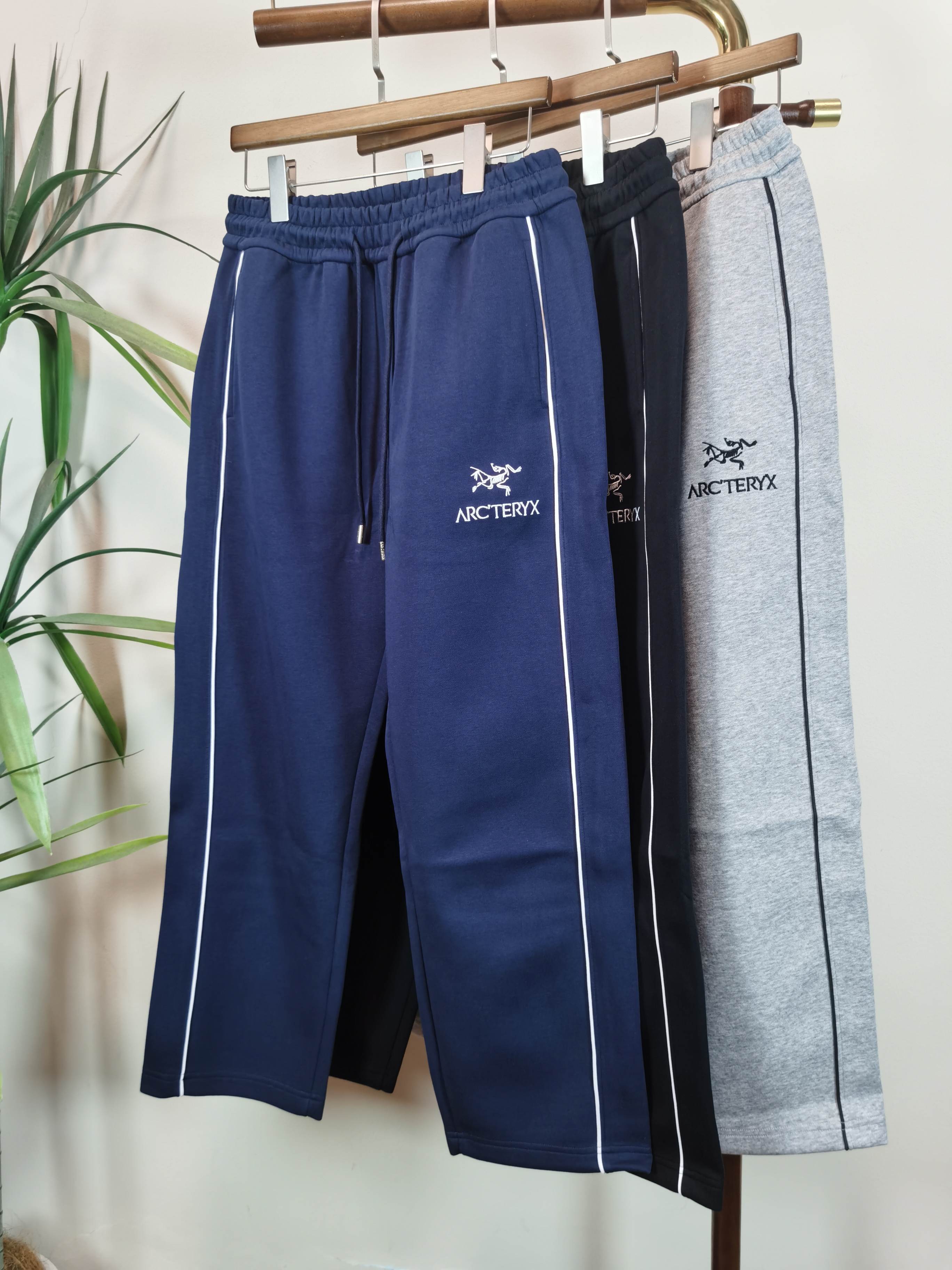 NO:541164,ARCTERYX Men's Casual Pants Pure Cotton Fabric Casual Pants, the latest top-body style is invincible!  This pants are very versatile, elastic waist, and can be worn for daily work. They are a perfect combination of fashionable and leisure and outdoor sports, so whether you wear them normally or outdoors, they are your best choice. Extreme comfort and quick sweating are the most popular key points, improving the comfort of wearing and suitable for aerobics and trail running conditions. This style is a running casual pants with an extremely wide range of applications, allowing you to naturally maintain a love for sports in summer, or you can wear them in casual life. Color black gray blue Size M-3XL, arc'teryx, alexander wang19860909ARCTERYX 始祖鸟男士休闲裤 纯棉面料休闲裤,最新款上身版型无敌正！ 绝对可以闭眼收的一款 此款裤子非常百搭,弹力腰围,日常上班 户外运动都可以穿着,是时尚休闲与户外运动的完美结合,所以无论您平时穿或者户外穿都是您的最佳选择. 极致舒适和快速排汗是备受青睐的重点,提升穿着舒适度,适合有氧运动和越野跑条件下穿着,此款是一件适用范围极其广泛的跑步休闲裤,让你在夏天自然可以保持对运动热爱,也可以在休闲生活中穿着 颜色黑色灰色 蓝色 尺码M-3XL,arc'teryx,alexander wang,Men's clothing