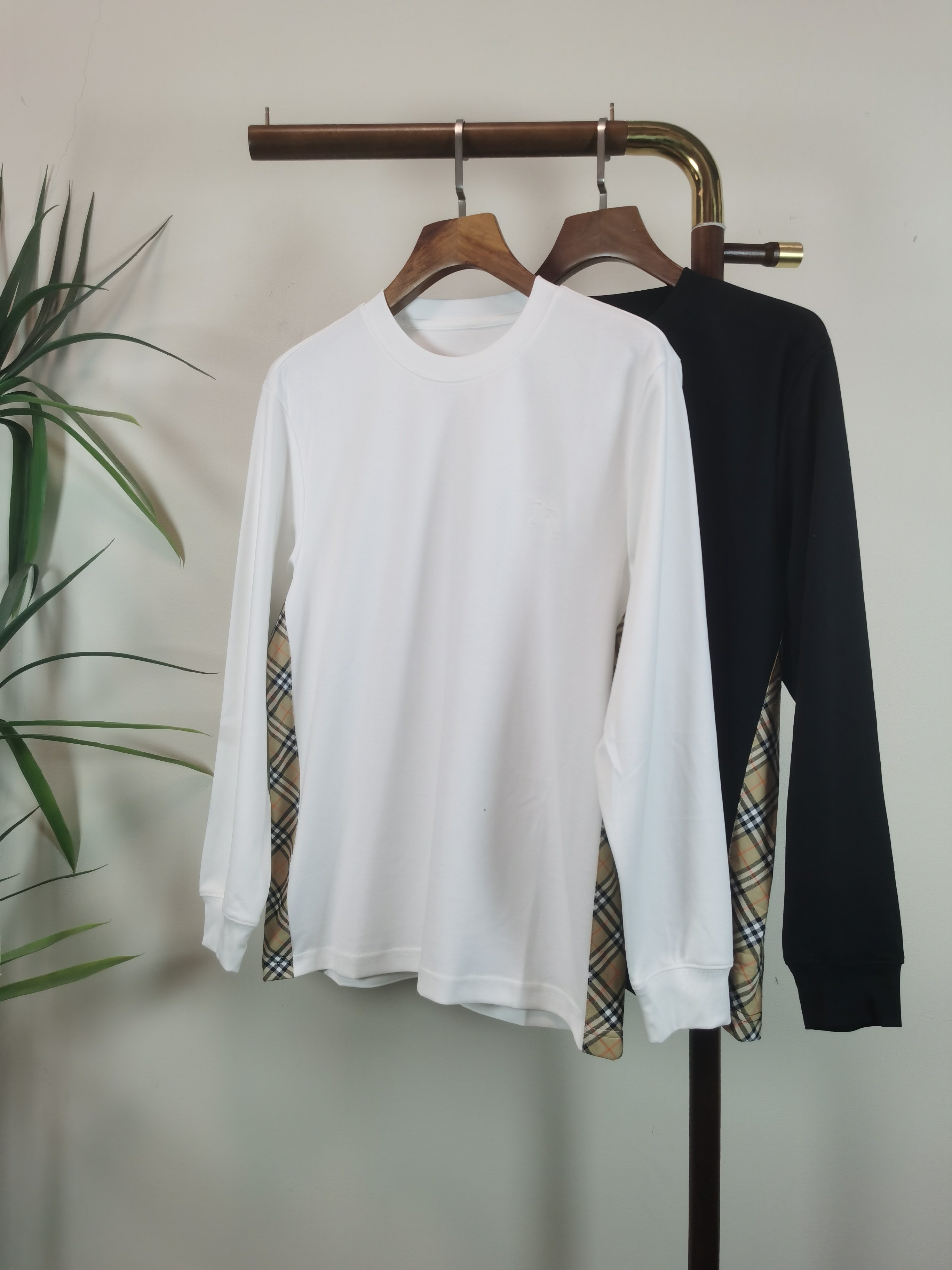 NO:550741,2025 new BURBERRY Burberry exclusively offers new products. Men's round neck long-sleeved T-shirts are made of all materials. Soft and delicate. Basic base shirts are indispensable for men's wardrobe. They can be matched with various clothing anytime and anywhere to meet your daily needs. The clothes are very simple and very low-key. Dear, buy them quickly. Standard style. Color black and white. Number of numbers M-5XL,,burberry,burberry,tees, t-shirt,alexander wang198609092025新款BURBERRY 巴宝莉 独家专供新品 男士圆领长袖T恤 采用全用料 柔软细腻 男人的衣柜都少不了基础打底衫 随时随地都可以拿来搭配各种服饰 满足您日常生活需求 ,衣服设计非常的简洁 ,很是低调的设计 亲们赶紧入手 标准版型 颜色黑色 白色 码数M-5XL,,burberry,burberry,tees，t-shirt,alexander wang,Men's clothing