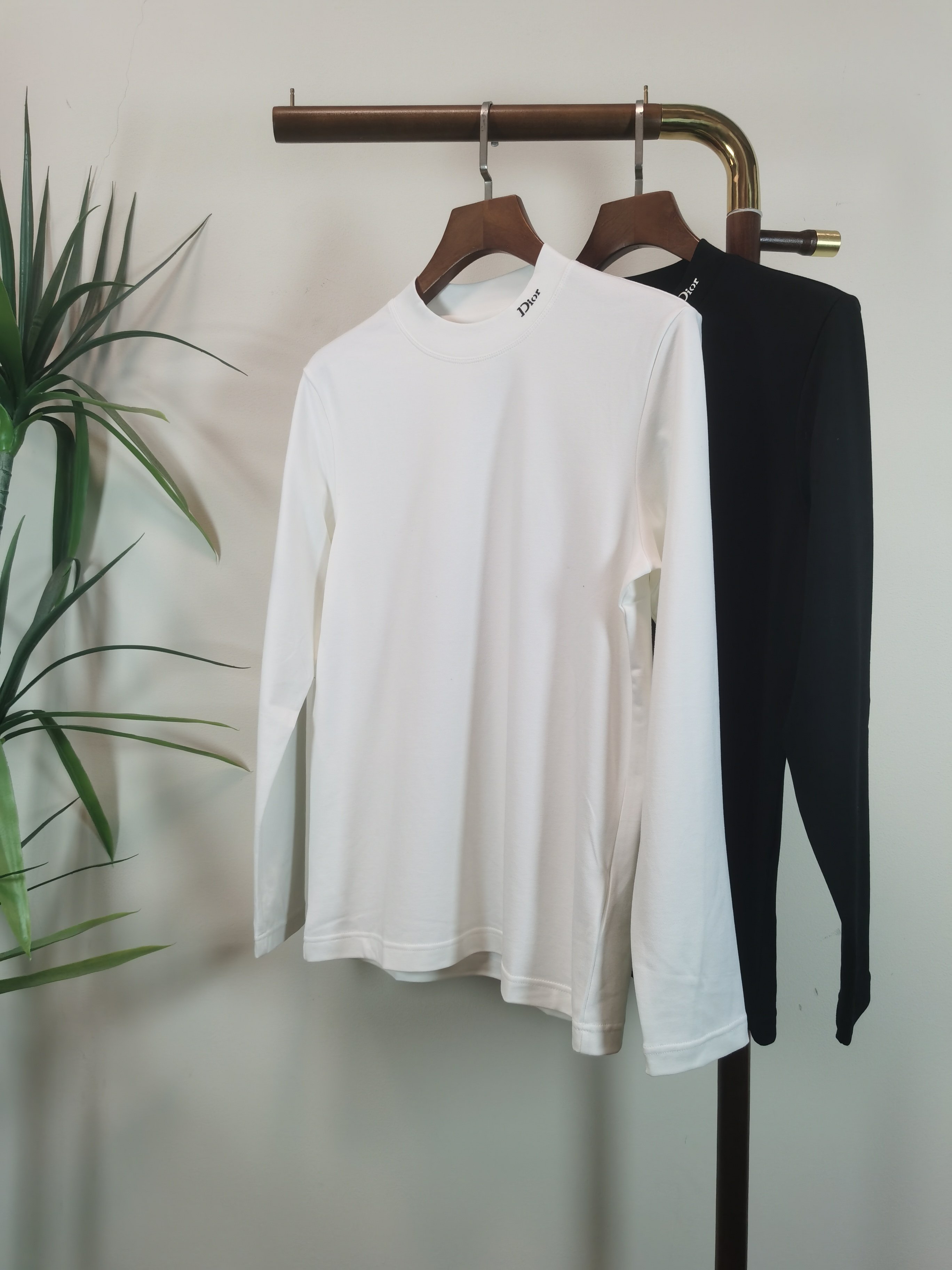 NO:550739,2025 new DIOR Dior exclusively for new products. Men's round neck long-sleeved T-shirts are made of all materials. Soft and delicate. Basic base shirts are indispensable for men's wardrobe. They can be matched with various clothing anytime and anywhere to meet your daily needs. The clothes are very simple and low-key. Dear, buy them quickly. Standard style. Color black and white. Number of numbers M-5XL,,dior,dior,tees, t-shirt,alexander wang198609092025新款DIOR迪奥 独家专供新品 男士圆领长袖T恤 采用全用料 柔软细腻 男人的衣柜都少不了基础打底衫 随时随地都可以拿来搭配各种服饰 满足您日常生活需求 ,衣服设计非常的简洁 ,很是低调的设计 亲们赶紧入手 标准版型 颜色黑色 白色 码数M-5XL,,dior,dior,tees，t-shirt,alexander wang,Men's clothing