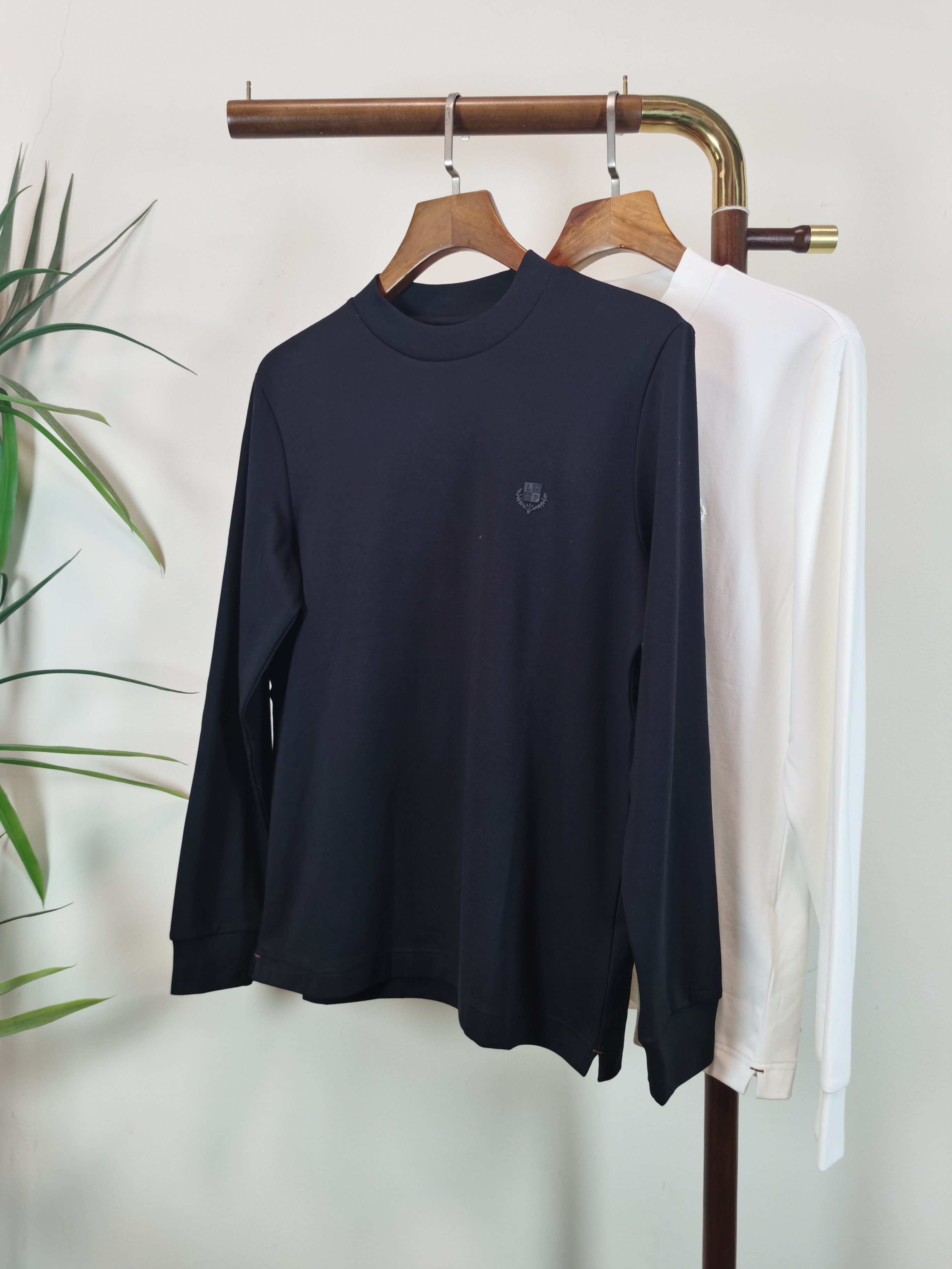 NO:566614,The new LP old money style exclusive new product. Men's round neck long-sleeved T-shirt. It is made of all-purpose materials. It is soft and delicate. A basic base shirt is indispensable in a man's wardrobe. It can be used to match various clothes anytime and anywhere to meet your daily needs. The design of the clothes is very simple and low-key. Dear friends, hurry up and get it. Standard version. Color: black. White. Size: M-5XL, loro piana, tees, t-shirt, alexander wang19860909新款LP老钱风独家专供新品 男士圆领长袖T恤 采用全用料 柔软细腻 男人的衣柜都少不了基础打底衫 随时随地都可以拿来搭配各种服饰 满足您日常生活需求 ,衣服设计非常的简洁 ,很是低调的设计 亲们赶紧入手 标准版型 颜色黑色 白色 码数M-5XL,,loro piana,tees，t-shirt,alexander wang,Men's clothing