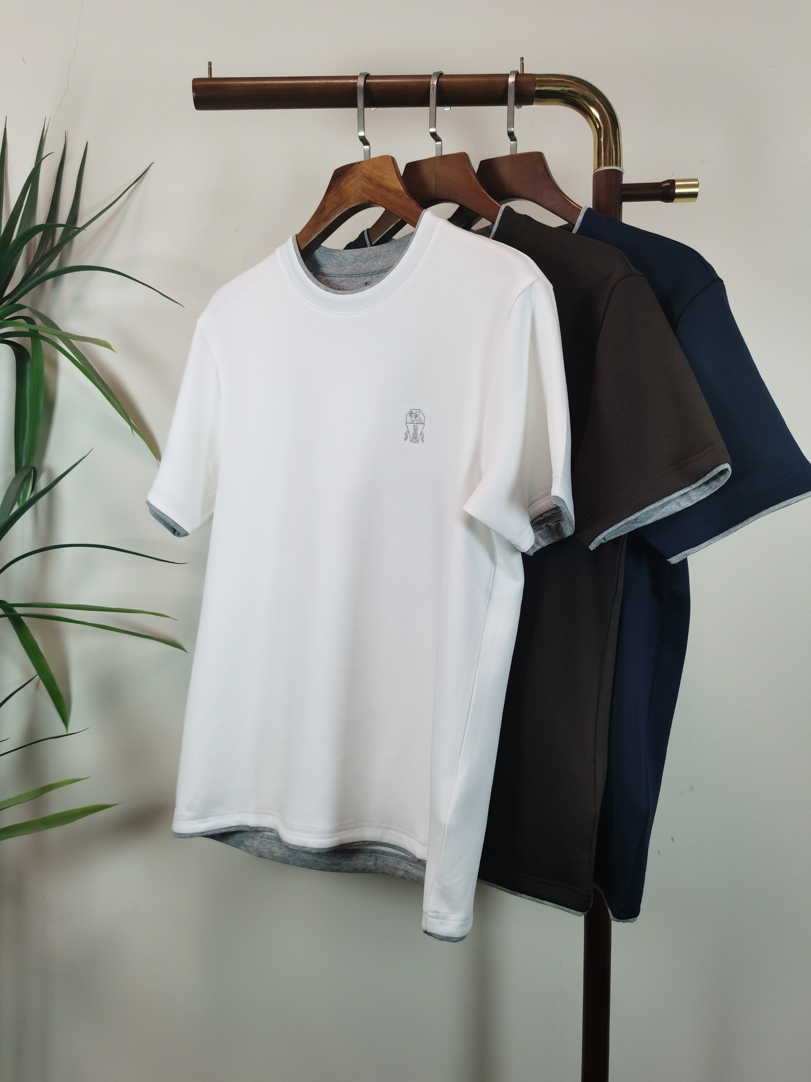 NO:570847,BC (Brunello Cucinelli) exclusively supplies the same short-sleeved style to new counters, full of high-end feel!  The details are exquisite and high-end, and the workmanship is impeccable!  The imported fabric is three-dimensional and exquisite. The original high-end double-sided jersey fabric is very high-end!  Original zipper!  The fabric is stiff, wrinkle-resistant and wear-resistant, moisture-absorbent, quick-drying and breathable, neat and stylish. Color White Blue Brown Size M-5XL, brunello cucinelli, T-shirt, alexander wang19860909BC（Brunello Cucinelli）独家客供新款专柜同款短袖,高级感满满！细节精致高档,做工无可挑剔！进口面料 立体精致细腻.原版高端双面平纹针织面料很显高级！原版拉链！面料挺括抗皱耐磨,吸湿速干透气,利落有型. 颜色 白色 蓝色 咖啡色 码数 M-5XL,,brunello cucinelli,T-shirt,alexander wang,Men's clothing