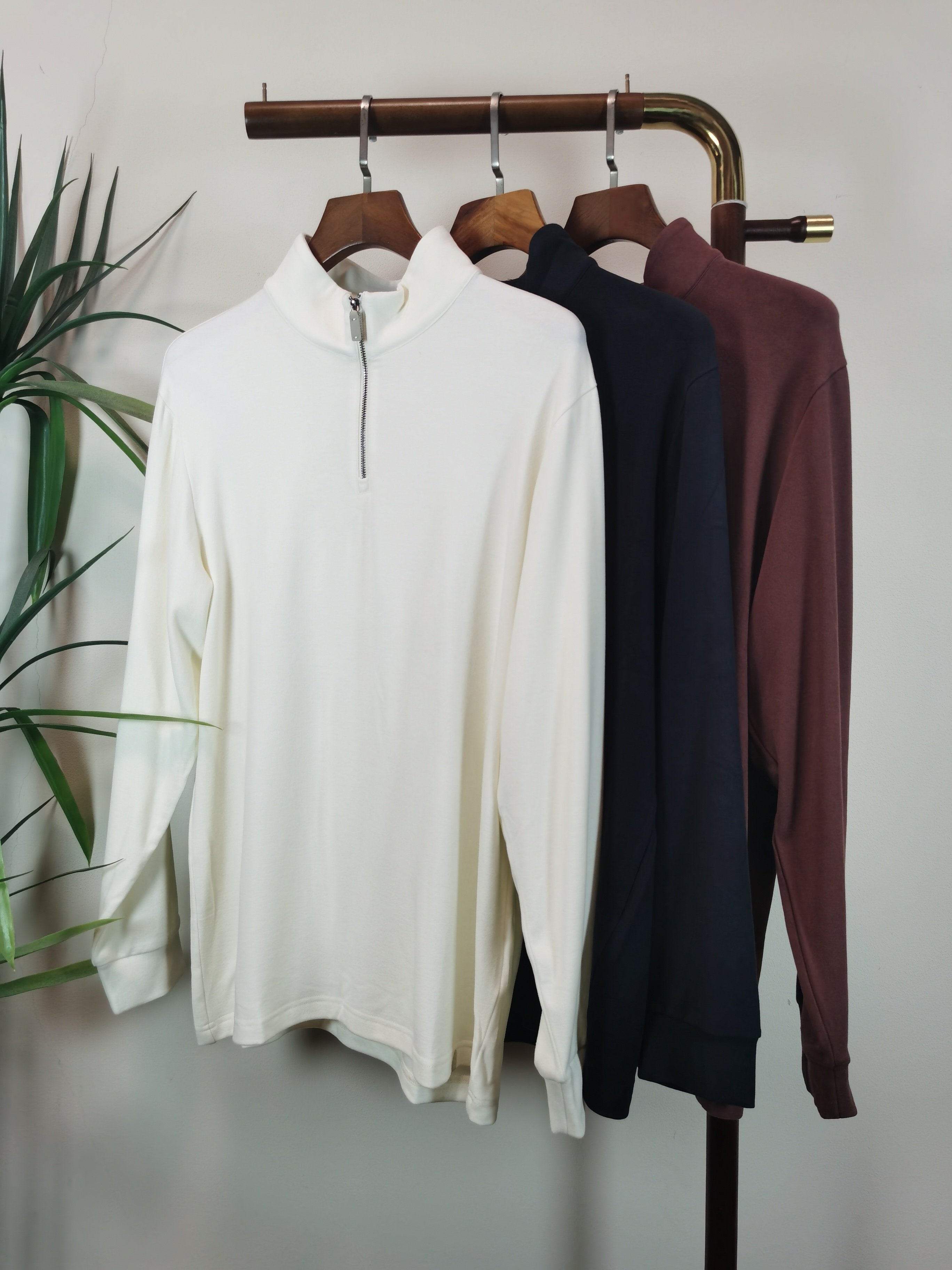 NO:570850,25SS autumn and winter men's long-sleeved zipper top...Custom-supplied cotton fabric with high density, silky and delicate touch, excellent fit comfort and breathability, which can help you cope with the four-season wear and match... The classic LOGO on the body gives you a new artistic conception... The basic fit is cut, the muscles and bones are stiff and upright, and the upper body has an elegant and extraordinary temperament. It is effortless for daily business and casual matching!  !  !  Color White Black Maroon Size M-5XL,,alexander wang1986090925SS秋冬男士长袖拉链上衣......客供棉质面料 密度高触感丝滑细腻 贴身舒适度与透气性都相当出色,能够伴你从容的应对四季穿着搭配.....衣身经典LOGO,给予全新意境遐想.......基础合体的版型裁剪,版型筋骨硬挺立正,上身气质儒雅不凡,对于日常商务休闲搭配不费吹灰之力！！！ 颜色白色 黑色 枣红 码数 M-5XL,,alexander wang,Men's clothing