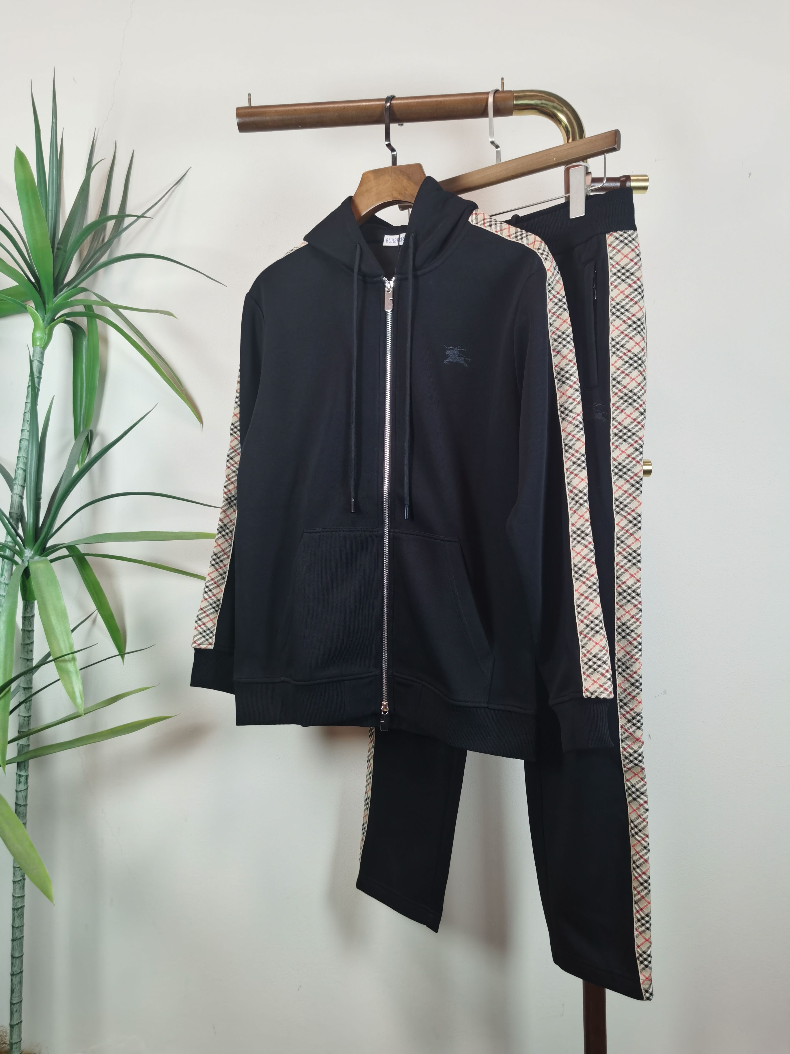 NO:549414,Set BURBERRY exclusively offers the same autumn and winter suit for the new counter, full of high-end feel!  The details are exquisite and high-end, and the workmanship is impeccable!  Imported fabrics are three-dimensional, exquisite and delicate. The original high-end double-sided jersey fabrics are very high-end!  Original zipper!  The fabric is crisp, wrinkle-resistant, wear-resistant, moisture absorption, quick drying and breathable, neat and stylish. Color Black Number of codes M-3XL, burberry, burberry, alexander wang19860909套装 巴宝莉（BURBERRY）独家客供新款专柜同款秋冬套装,高级感满满！细节精致高档,做工无可挑剔！进口面料 立体精致细腻.原版高端双面平纹针织面料很显高级！原版拉链！面料挺括抗皱耐磨,吸湿速干透气,利落有型. 颜色 黑色 码数 M-3XL,,burberry,burberry,alexander wang,Men's clothing