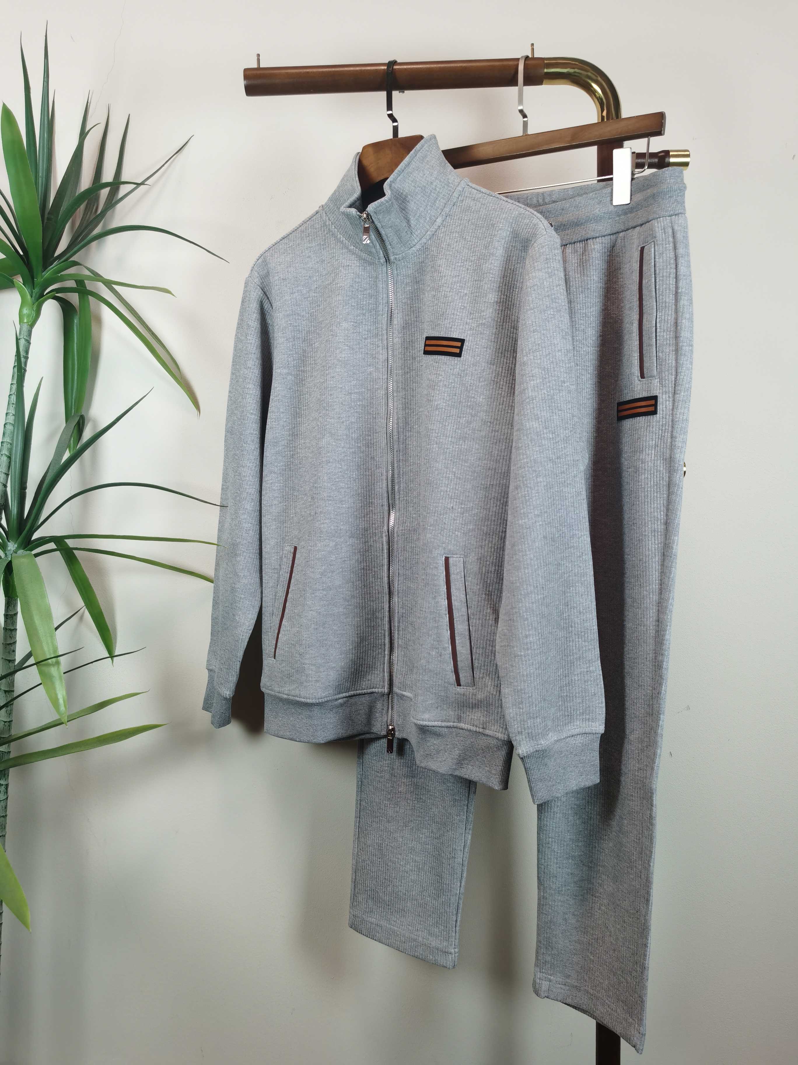 NO:570840,Suit ZEGNA exclusively offers the same autumn and winter suit to new counters, full of high-end feel!  The details are exquisite and high-end, and the workmanship is impeccable!  The imported fabric is three-dimensional and exquisite. The original high-end double-sided jersey fabric is very high-end!  Original zipper!  The fabric is stiff, wrinkle-resistant and wear-resistant, moisture-absorbent, quick-drying and breathable, neat and stylish. Color Gray Size M-3XL,,zegna,alexander wang19860909套装 杰尼亚 ZEGNA独家客供新款专柜同款秋冬套装,高级感满满！细节精致高档,做工无可挑剔！进口面料 立体精致细腻.原版高端双面平纹针织面料很显高级！原版拉链！面料挺括抗皱耐磨,吸湿速干透气,利落有型. 颜色 灰色 码数 M-3XL,,zegna,alexander wang,Men's clothing