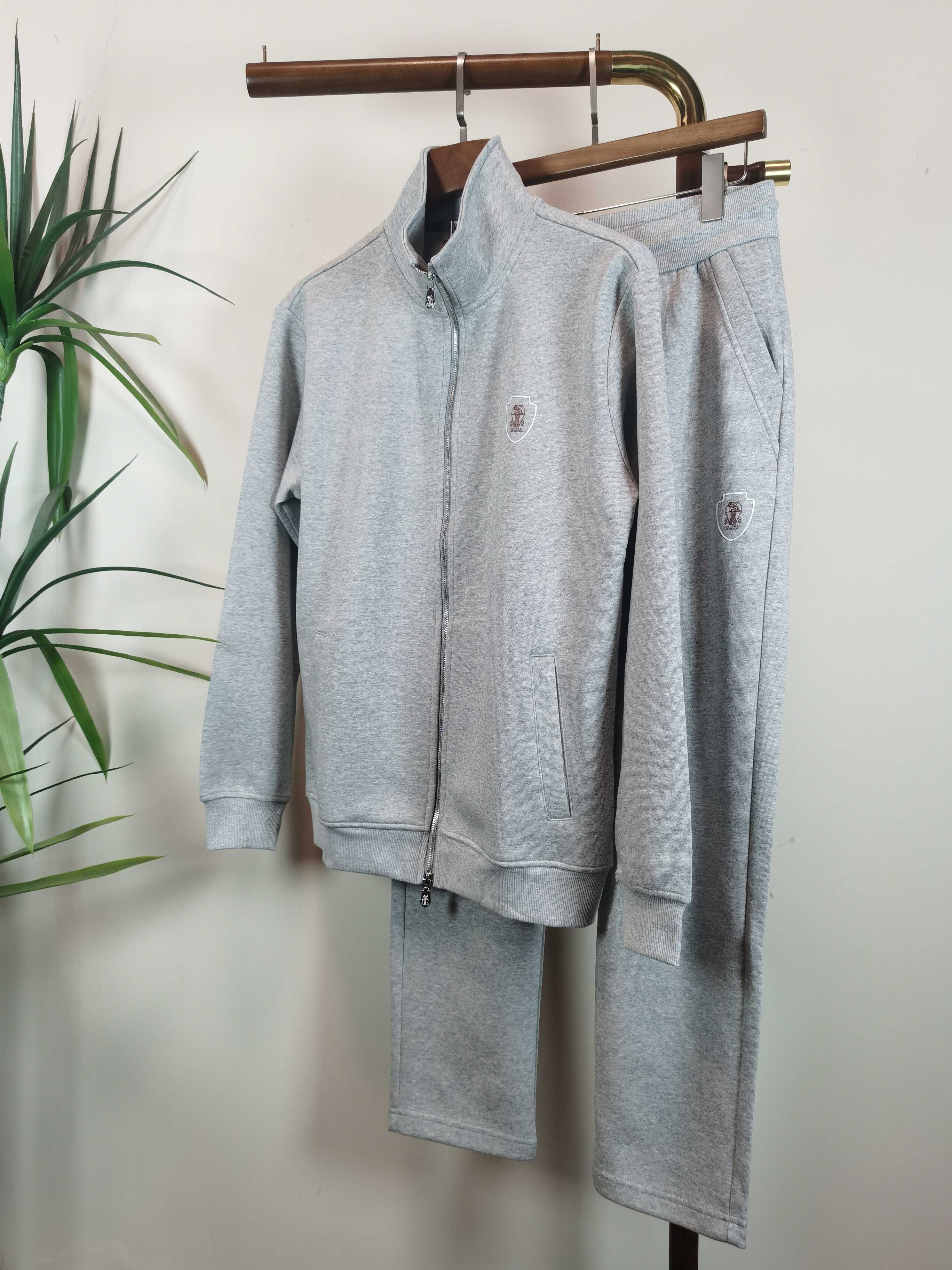 NO:570843,Suits BC (Brunello Cucinelli) exclusively offers new counters with the same autumn and winter suits, full of high-end feel!  The details are exquisite and high-end, and the workmanship is impeccable!  The imported fabric is three-dimensional and exquisite. The original high-end double-sided jersey fabric is very high-end!  Original zipper!  The fabric is stiff, wrinkle-resistant and wear-resistant, moisture-absorbent, quick-drying and breathable, neat and stylish. Color Gray Size M-3XL, brunello cucinelli, alexander wang19860909套装 BC（Brunello Cucinelli）独家客供新款专柜同款秋冬套装,高级感满满！细节精致高档,做工无可挑剔！进口面料 立体精致细腻.原版高端双面平纹针织面料很显高级！原版拉链！面料挺括抗皱耐磨,吸湿速干透气,利落有型. 颜色 灰色 码数 M-3XL,,brunello cucinelli,alexander wang,Men's clothing