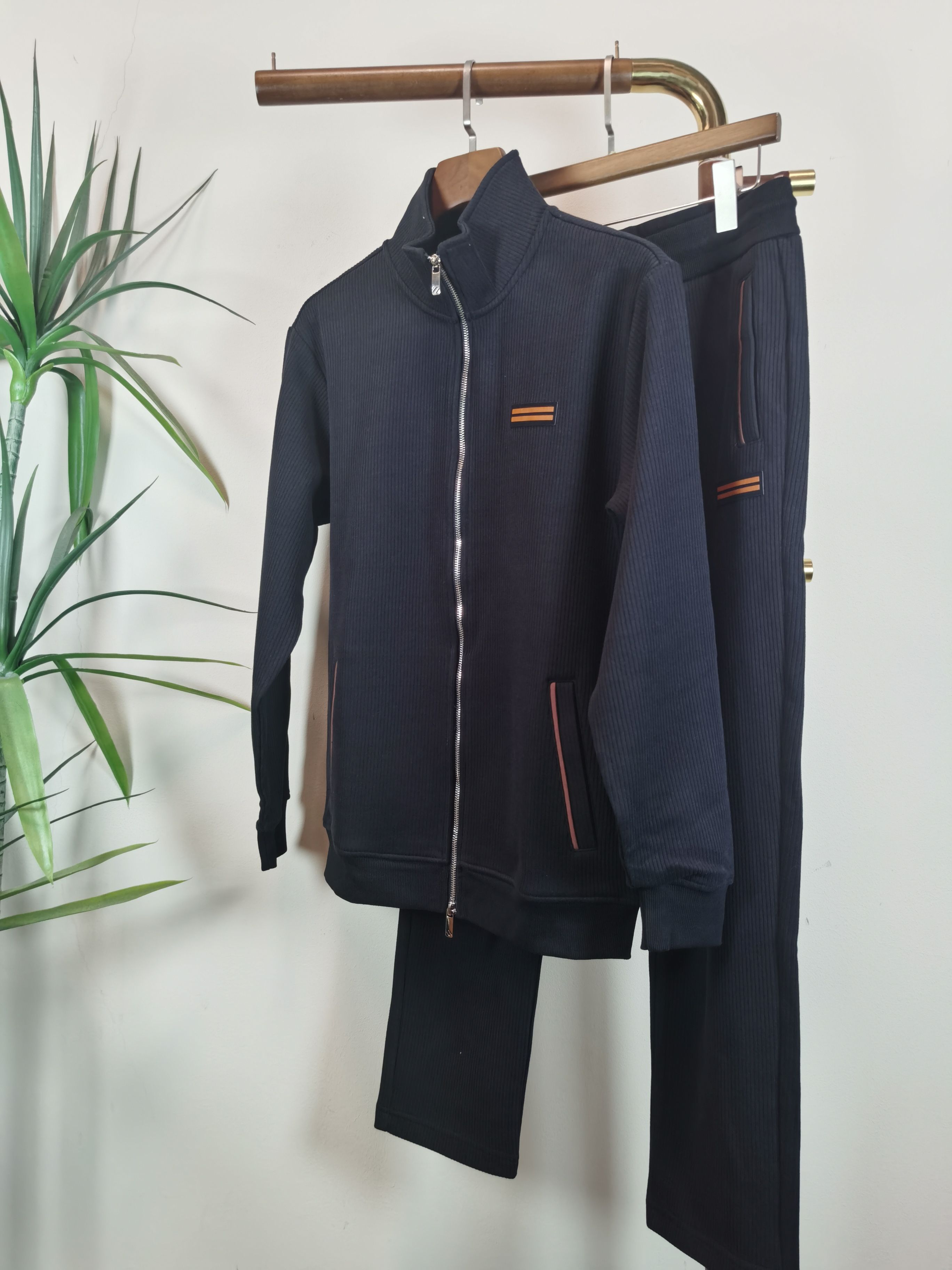 NO:570849,Suits BC (Brunello Cucinelli) exclusively offers new counters with the same autumn and winter suits, full of high-end feel!  The details are exquisite and high-end, and the workmanship is impeccable!  The imported fabric is three-dimensional and exquisite. The original high-end double-sided jersey fabric is very high-end!  Original zipper!  The fabric is stiff, wrinkle-resistant and wear-resistant, moisture-absorbent, quick-drying and breathable, neat and stylish. Color Black Size M-3XL, brunello cucinelli, alexander wang19860909套装 BC（Brunello Cucinelli）独家客供新款专柜同款秋冬套装,高级感满满！细节精致高档,做工无可挑剔！进口面料 立体精致细腻.原版高端双面平纹针织面料很显高级！原版拉链！面料挺括抗皱耐磨,吸湿速干透气,利落有型. 颜色 黑色 码数 M-3XL,,brunello cucinelli,alexander wang,Men's clothing