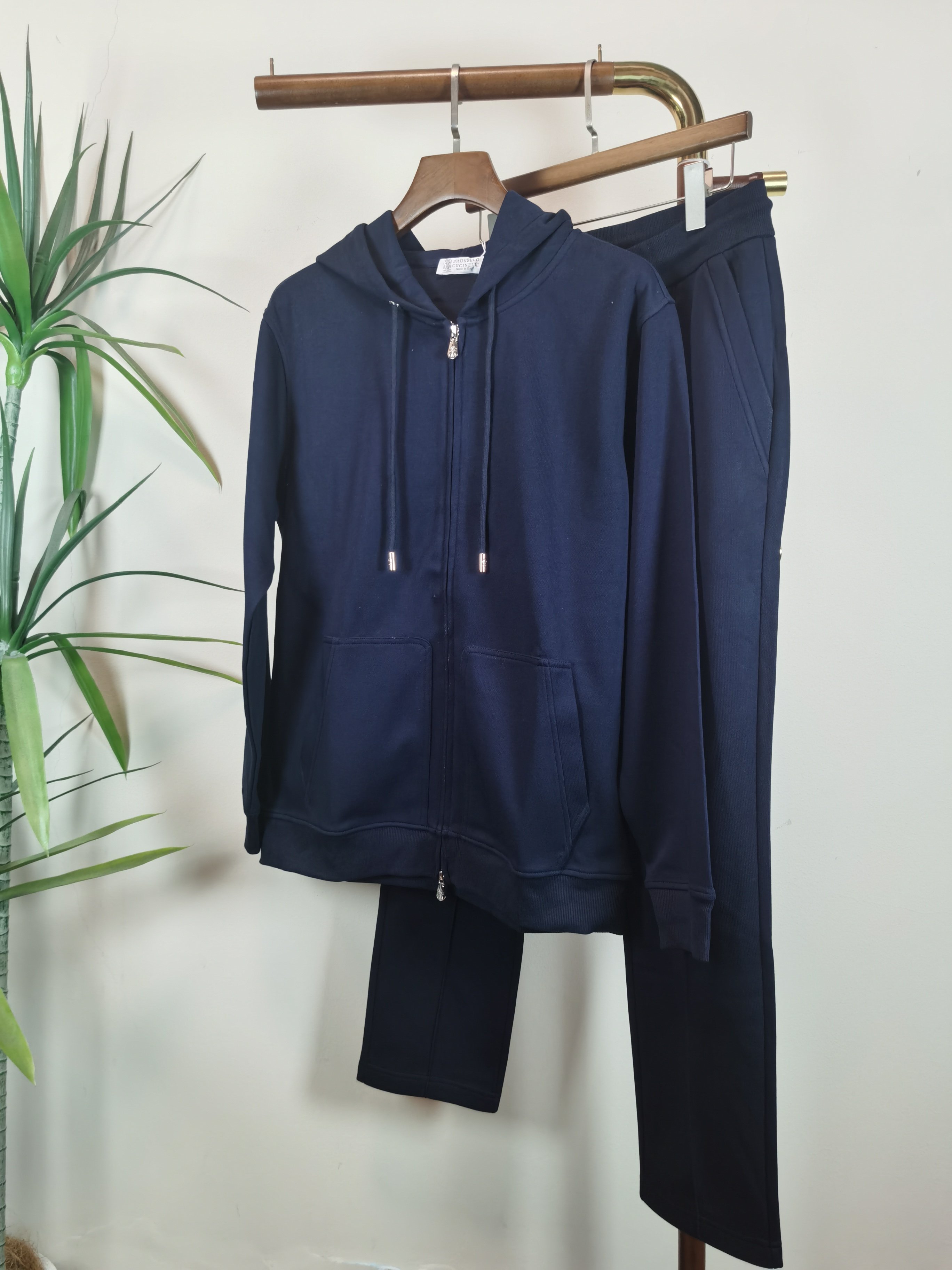 NO:549417,Suits BC (Brunello Cucinelli) exclusively offers new counters with the same autumn and winter suits, full of high-end feel!  The details are exquisite and high-end, and the workmanship is impeccable!  The imported fabric is three-dimensional and exquisite. The original high-end double-sided jersey fabric is very high-end!  Original zipper!  The fabric is stiff, wrinkle-resistant and wear-resistant, moisture-absorbent, quick-drying and breathable, neat and stylish. Color Blue Size M-3XL, brunello cucinelli, alexander wang19860909套装 BC（Brunello Cucinelli）独家客供新款专柜同款秋冬套装,高级感满满！细节精致高档,做工无可挑剔！进口面料 立体精致细腻.原版高端双面平纹针织面料很显高级！原版拉链！面料挺括抗皱耐磨,吸湿速干透气,利落有型. 颜色 蓝色 码数 M-3XL,,brunello cucinelli,alexander wang,Men's clothing